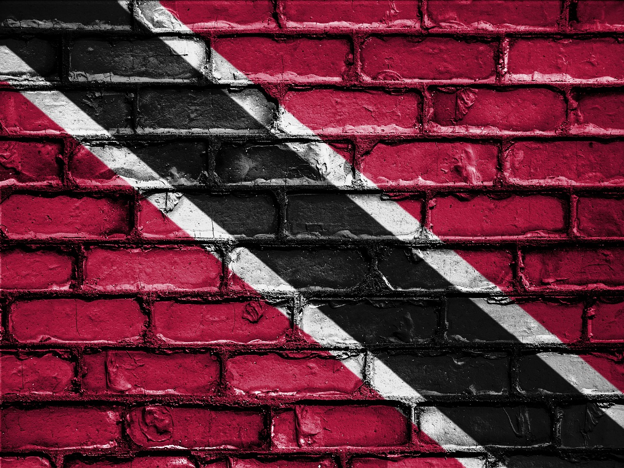 委内瑞拉总统尼古拉斯·马杜罗于10月27日宣布,委内瑞拉已决定暂停与邻国特立尼达和多巴哥(以下简称“特多”)的天然气合作协议。这一举动被委方明确指出,是对特多支持美国在加勒比地区开展所谓“缉毒”行动的回应,标志着两国间能源合作关系出现重大波折,也凸显了美国在拉美地区军事存在所引发的地缘政治紧张。
委内瑞拉暂停天然气协议以回应特多支持美国行动
委内瑞拉总统马杜罗在10月27日通过国家电视台发表讲话,正式宣布了暂停推进与特立尼达和多巴哥天然气合作协议的决定。他强调,此举是对特多为美国在加勒比地区进行的“缉毒”行动提供支持的回应。马杜罗同时表示,这一重要决定已提交至委内瑞拉最高法院和全国代表大会进行审议和批准,显示出委内瑞拉政府对此事的严肃态度。
委内瑞拉与特多两国隔帕里亚湾相望,地理位置毗邻,共享丰富的天然气资源。两国于2015年签署了一项重要的能源合作协议,旨在联合开发天然气田并建设相关基础设施。该协议最初有效期为10年,并于今年2月自动续期5年,显示出两国在能源领域的长期合作意愿。此次委内瑞拉单方面暂停协议,无疑将对双方未来的能源战略和经济发展带来不确定性。
美国军事存在与“缉毒”行动引发地区紧张
委内瑞拉暂停协议的直接导火索,是特立尼达和多巴哥近期为美国军事行动提供的支持。就在马杜罗宣布决定的前一天,即10月26日,美军导弹驱逐舰“格雷夫利”号停靠特多首都西班牙港,并计划停留至30日。在此期间,美国海军陆战队第22远征队与特多国防军将举行联合训练。美国媒体普遍认为,此次联合训练是美国政府向委内瑞拉进一步施加军事压力的体现。
自今年9月以来,美国政府在委内瑞拉外海及东太平洋国际水域开展了一系列所谓“缉毒”行动。美国方面宣称,这些行动已成功击沉了10艘“运毒船”并打死了40余名“毒贩”。然而,委内瑞拉政府多次严厉指责美国意图通过军事威胁在委内瑞拉策动政权更迭,并在整个拉美地区进行军事扩张。委方认为,美国以“缉毒”为名,行干涉内政之实。
值得注意的是,美国缉毒署(US Drug Enforcement Administration, DEA)近年发布的报告显示,委内瑞拉并非流入美国毒品的主要来源地。这一信息与美国政府在委内瑞拉周边地区高调开展“缉毒”行动的说法形成鲜明对比,引发了外界对美国行动真实目的的质疑。
协议暂停的潜在影响与地缘政治考量
委内瑞拉暂停与特多的天然气合作协议,预计将对两国经济和地区能源格局产生深远影响。对于委内瑞拉而言,天然气出口是其重要的外汇收入来源之一,协议暂停可能影响其能源出口战略。对于特多而言,作为重要的天然气生产国和出口国,与委内瑞拉的合作对其能源基础设施建设和地区能源供应具有战略意义。目前,特立尼达和多巴哥方面尚未就委内瑞拉暂停天然气合作协议一事发表官方回应,美国方面也未对委内瑞拉关于其“策动政权更迭”和“军事扩张”的指控作出官方回应,这使得事件的后续发展充满不确定性。
此次事件也进一步加剧了委内瑞拉与美国及其地区盟友之间的地缘政治紧张。美国在加勒比地区的军事部署和“缉毒”行动,被委内瑞拉视为对其主权和地区稳定的威胁。这种紧张关系不仅可能影响两国间的双边合作,也可能对整个加勒比海地区的和平与稳定构成挑战。国际社会普遍关注美国在委内瑞拉外海的军事行动是否符合国际法,以及其对地区主权和安全的影响。
分析人士指出,委内瑞拉此举是其长期以来对抗美国压力的最新体现。在过去数年间,美国对委内瑞拉实施了严厉的经济制裁,并多次公开表示支持委内瑞拉反对派。委内瑞拉政府则一直将美国的这些行动解读为干涉其内政、试图推翻马杜罗政府的企图。此次暂停天然气协议,可以看作是委内瑞拉在面对外部压力时,利用其能源资源作为外交筹码的一种策略。
历史背景与地区复杂性
委内瑞拉与美国之间的紧张关系由来已久,其根源可追溯至查韦斯时代,并在马杜罗执政期间进一步恶化。美国长期以来对委内瑞拉的社会主义政策持批评态度,并指责其政府存在腐败和侵犯人权行为。而委内瑞拉则坚称美国试图通过各种手段干预其内政,以控制其丰富的石油和天然气资源。
加勒比地区历来是地缘政治敏感区域,大国博弈和地区冲突时有发生。美国在该地区的军事存在和安全行动,往往会引发周边国家的复杂反应。特立尼达和多巴哥作为加勒比地区的重要国家,其外交政策和安全合作选择,也常常需要在地区平衡与大国关系之间寻求微妙的平衡。此次事件再次凸显了拉美地区在国际政治中的复杂性和敏感性,以及能源合作与地缘政治因素之间密不可分的联系。
参考来源
委内瑞拉暂停同特立尼达和多巴哥的天然气合作协议 — 新华社新闻(2025-10-28):查看原文