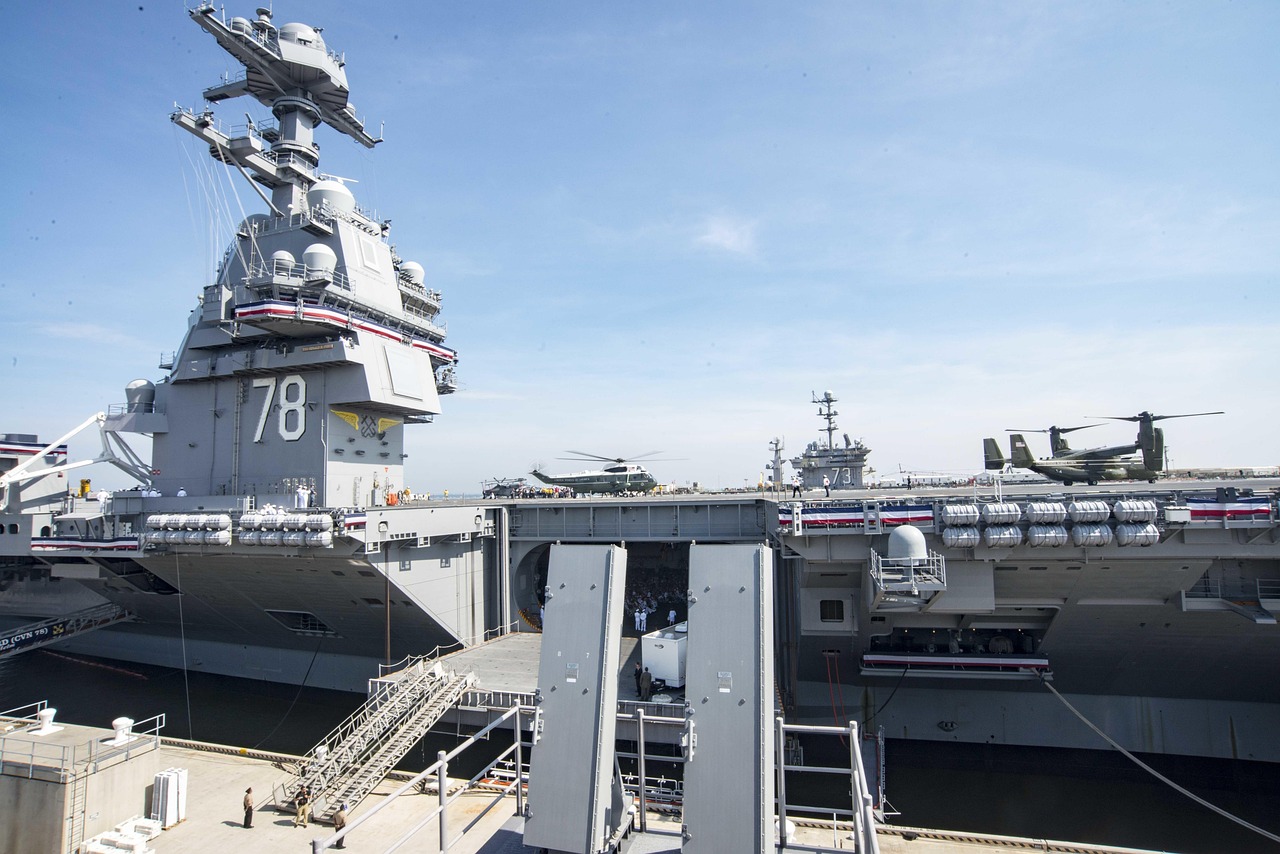 美国国防部于10月24日宣布,美国海军“杰拉尔德·R·福特”号航空母舰(USS Gerald R. Ford)将从地中海调动,部署至加勒比海地区,此举引发了对美国全球军事部署策略及其背后战略考量的广泛关注。
美国“福特”号航母将从地中海转部署至加勒比海
美国国防部发言人肖恩·帕内尔(Sean Parnell)于10月24日通过社交媒体对外宣布,目前正在地中海执行任务的美国海军“杰拉尔德·R·福特”号航空母舰打击群,将调整其部署区域,前往加勒比海。这一突如其来的调动,尽管官方并未明确说明其具体原因和战略目的,但已在全球范围内引发了地缘政治分析人士的密切关注和揣测。
“福特”号航母是美国海军最新一代的核动力航空母舰,也是全球排水量最大、技术最先进的战舰之一。其部署动向历来被视为美国全球军事态势和战略意图的重要风向标。此次从地缘政治敏感的地中海地区,转向同样具有重要战略意义的加勒比海,其背后的考量无疑是多方面的。
航母部署地点调整引发战略意图猜测
此次航母部署的调整,其具体原因和战略目的尚未得到美国官方的进一步详细说明。美国国防部发言人帕内尔的声明仅限于宣布这一调动本身,并未提供更多背景信息或解释。这种信息上的相对缺失,使得外界对此次部署的解读充满了不确定性。
通常而言,航空母舰的部署是美国实施“力量投射”(power projection)的重要手段,旨在维护其全球利益,应对潜在威胁,或向盟友提供安全保障。地中海地区因其与中东、北非和欧洲的紧密联系,长期以来一直是美国海军的重要部署区域,尤其是在当前中东局势复杂多变的情况下,“福特”号航母在此区域的存在具有显著的战略意义。
而加勒比海地区,虽然在近年来的国际新闻中不如中东地区那般引人注目,但它在美国的“后院”战略中占据着不可或缺的地位。该地区不仅是通往巴拿马运河的关键航道,也是美国重要的贸易伙伴和能源供应来源地。同时,一些加勒比海国家与美国的关系复杂,存在着地缘政治上的敏感性。因此,“福特”号航母的到来,无疑将显著提升美国在该地区的海上军事存在和影响力。
潜在的战略考量与多方分析
尽管美国官方保持沉默,但国际军事和地缘政治分析人士已开始就此次部署的潜在原因进行多方推测。以下是一些主要的分析方向:
应对地区安全挑战
一种观点认为,此次部署可能与加勒比海地区日益增长的某些安全挑战有关。这可能包括打击跨国犯罪、毒品走私活动,或应对地区内某些国家可能出现的政治不稳定。航空母舰及其搭载的舰载机联队,能够提供强大的情报、监视、侦察(ISR)能力和快速反应打击能力,对于应对这类非传统安全威胁具有重要作用。
对竞争对手的信号
另有分析指出,此次部署可能旨在向在该地区日益活跃的其他大国发出信号。近年来,包括本国在内的一些国家加强了与拉美和加勒比海地区国家的经济和外交联系,甚至在某些领域开展了军事合作。美国可能希望通过部署航母,重申其在该地区的主导地位,并对其竞争对手的活动形成一定的制衡。
例如,一些美国智库的报告曾提及,本国在拉美地区的影响力增长,被华盛顿视为对其传统影响力的挑战。在这种背景下,航母的部署可能被解读为美国对地区力量平衡变化的一种战略回应。
军事演习与训练需求
还有一种可能性是,此次部署是为了进行特定的军事演习或训练任务。航空母舰打击群的全球部署,往往伴随着与盟友国家的联合演习,以提升互操作性和战备水平。加勒比海地区拥有广阔的海域,适合进行大规模的海空联合作战演练。如果情况属实,此次部署可能只是“福特”号航母全球训练周期的一部分。
内部轮换与维护计划
此外,也有观点认为,这可能仅仅是美国海军全球部署计划中的一次例行轮换或维护调整。航空母舰的部署周期通常是预先规划好的,涉及不同区域的轮换,以确保舰队的全球覆盖和人员的休整。然而,考虑到“福特”号航母作为最新一代航母的特殊性,以及地中海地区当前的地缘政治敏感性,这种解释似乎并不能完全消除外界的疑问。
“福特”号航母的战略意义
“杰拉尔德·R·福特”号航空母舰是美国海军未来海上力量的核心。它集成了多项尖端技术,包括电磁弹射系统(EMALS)、先进的拦阻装置(AAG)和双波段雷达(DBR),旨在显著提升舰载机的出动效率和航母的整体作战能力。其部署动向,不仅仅是军事力量的简单调动,更是美国全球战略重心和优先事项的体现。
“福特”号航母的每一次部署,都伴随着一个由巡洋舰、驱逐舰和潜艇组成的强大打击群,以及一支由数十架战斗机、预警机和反潜直升机组成的舰载航空联队。这种综合性的力量投射能力,使其能够在远离本土的区域,对陆地和海上目标实施精确打击,并提供空中防御和海上控制。因此,无论其具体任务是什么,其在加勒比海的存在,都将对该地区的军事和政治格局产生深远影响。
未来展望与地区反应
目前,国际社会或相关地区国家对此次部署的反应尚未明确。然而,可以预见的是,此次调动将引发加勒比海地区国家,特别是与美国关系较为敏感的国家,以及对该地区有战略利益的其他大国的密切关注。
未来几天或几周内,美国官方可能会发布更多关于此次部署的详细信息,包括其预计的持续时间、具体任务以及是否会涉及与地区盟友的联合行动。这些信息将有助于外界更准确地评估此次部署的真实意图和潜在影响。
对于本国而言,美国航母在加勒比海的部署,无疑是需要持续关注的地区安全动态。本国与拉美和加勒比海地区国家有着日益紧密的经济和人文联系,该地区的稳定与发展符合本国的利益。因此,对美国在该地区的军事存在及其可能带来的地缘政治影响,保持审慎的观察和评估是必要的。
总而言之,“福特”号航母从地中海到加勒比海的部署,是美国在全球范围内调整其军事姿态的一个重要信号。尽管其具体原因仍笼罩在迷雾之中,但它无疑将对加勒比海地区乃至更广阔的国际地缘政治格局产生复杂而深远的影响。
参考来源
美国将部署“福特”号航母到加勒比海 — 新华社新闻(2025-10-24):查看原文