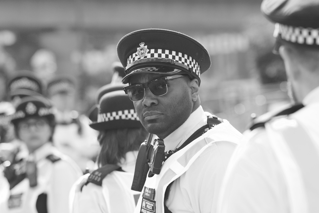 伦敦警察厅三名警官因厌女和种族主义言论被解雇,BBC卧底调查揭露内部文化问题
伦敦警察厅(Metropolitan Police)的三名警官,警长乔·麦克尔文尼(Sgt Joe McIlvenny)以及警员菲利普·尼尔森(PC Philip Neilson)和马丁·博格(PC Martin Borg),因严重不当行为被立即解雇。此前,英国广播公司(BBC)的《广角镜》(Panorama)栏目通过卧底调查秘密拍摄到他们发表厌女、种族主义言论,并对受害者表现出不屑一顾的态度。尽管三人否认严重不当行为的指控,但承认发表了节目中播放的言论,听证会最终维持了对他们的指控。
卧底调查揭露警官不当言行
这三名警官是首批因《广角镜》调查录像而面临加速不当行为程序的十名现任或前任警官。该调查揭露了伦敦警察厅内部“隐藏的厌女和种族主义文化”,引发了公众对英国首都警察部队专业操守的广泛担忧。
在周四举行的加速不当行为听证会上,针对三名警官的指控被认定成立。其中,警长乔·麦克尔文尼在伦敦警察厅服务了近20年,他在查令十字(Charing Cross)警察局工作期间被秘密录下。录像显示,他对一名孕妇提出的强奸和家庭暴力指控不屑一顾,并发表了多项厌女言论。麦克尔文尼在听证会上辩称,他的言论“缺少背景”,并声称卧底记者“利用”了他“脆弱的状态”。他表示,节目播出后他被诊断出患有创伤后应激障碍(PTSD),正在接受治疗,并曾要求调任一个较低的职位。他认为卧底记者“非常聪明”,通过“诱导和利用”其脆弱状态来“胁迫”他进行这些对话。
警员菲利普·尼尔森则被BBC录下发表了严重的种族主义言论。他称来自中东的人是“入侵”的“人渣”,并对阿尔及利亚和索马里人发表了冒犯性言论。此外,他还被观察到声称一名签证逾期的被拘留者应该“脑袋中弹”。
关于警员马丁·博格的具体不当行为指控细节,新闻报道中未详细说明,但听证会同样维持了对其严重不当行为的指控,并决定将其解雇。
听证会主席严厉谴责警官行为
听证会主席、指挥官杰森·普林斯(Cdr Jason Prins)严厉谴责了这三名警官的行为,称其为“耻辱”。他表示,这些警官“肯定很清楚”他们所发表的言论“令人憎恶”。普林斯特别指出,麦克尔文尼作为一名警长和领导者,其行为“更加恶劣”,因为他本应树立榜样。
伦敦警察厅专业行为指挥官西蒙·梅辛格(Cdr Simon Messinger)在听证会后发表声明,表示警察厅已兑现了“尽早”举行不当行为听证会的承诺。他指出,自调查以来,伦敦警察厅已经更换了查令十字警察局的拘留小组,并对地方领导层进行了调整。梅辛格强调,警察厅正在继续在整个警察厅的拘留小组中识别其他需要关注的领域,以解决内部存在的深层问题。
伦敦警察厅面临的挑战与改革
此次解雇事件再次将伦敦警察厅推向风口浪尖,其内部文化问题受到了前所未有的审视。近年来,伦敦警察厅因一系列不当行为指控而声誉受损,包括针对女性的暴力、种族歧视以及腐败等。这些事件不仅侵蚀了公众对警察部队的信任,也引发了对英国警务系统改革的呼声。
《广角镜》的卧底调查揭示的“隐藏的厌女和种族主义文化”表明,这些并非孤立事件,而是可能根植于警察厅内部的系统性问题。麦克尔文尼警长提出的“缺少背景”和“被利用”的辩护,虽然未被听证会采纳,但也从侧面反映出在某些警员中,对于何为恰当言行、何为专业操守的认知可能存在偏差。同时,他被诊断出PTSD的情况,也引发了对警员心理健康支持和工作压力的讨论。
伦敦警察厅正努力通过加速不当行为程序和内部改革来重建公众信任。除了更换查令十字的拘留小组和调整领导层,警察厅还面临着对剩余七名涉事警员或前警员进行听证的挑战。这些听证会的结果,以及警察厅后续采取的改革措施,将对该机构的未来走向产生深远影响。如何有效清除内部的“隐藏文化”,确保所有警员都能秉持最高的专业标准,是伦敦警察厅当前面临的核心任务。
参考来源
Met Police officers sacked for gross misconduct after BBC Panorama investigation — BBC News(2025-10-23):查看原文