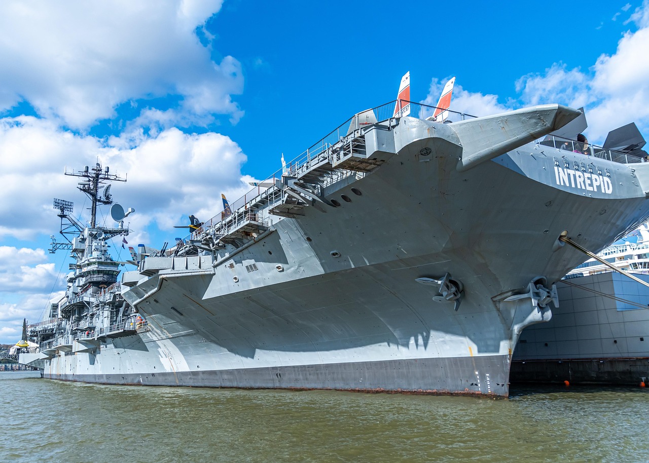 委内瑞拉总统尼古拉斯·马杜罗近日指责美国正在“制造一场新的战争”,并誓言委内瑞拉将竭力阻止战争发生,此番言论正值美国宣布向拉丁美洲周边水域部署“杰拉尔德·R·福特”号航空母舰打击群,而委内瑞拉已在沿海多地启动海岸防御演习,使得加勒比海地区的紧张局势骤然升级。
地区紧张局势加剧:美委双方军事行动升级
10月24日,委内瑞拉总统马杜罗通过国家电视台发表讲话,严厉谴责美国正在“制造一场新的战争”,并强调委内瑞拉将竭尽全力阻止任何冲突的爆发。他呼吁南美洲和加勒比地区的人民团结起来,共同争取和平、繁荣与和谐的未来。马杜罗指出,该地区各国人民不希望战争,都渴望和平。
就在马杜罗发表此番言论的当天早些时候,美国国防部发言人肖恩·帕内尔宣布,美国正在将“杰拉尔德·R·福特”号航空母舰打击群部署到美军南方司令部责任区,即拉丁美洲周边水域。尽管美国官方并未明确说明此次部署的具体原因或任务细节,但其时机与马杜罗的警告以及该地区日益紧张的局势紧密相关。
在此之前一天,即10月23日,委内瑞拉已在其沿海多地启动了代号为“独立200计划”的海岸防御演习。此次演习旨在组织协调各地部队和民众力量,以保护国家关键基础设施,包括石化设施、电力和电信系统,以及重要的码头和医院等。此举被视为委内瑞拉对潜在外部威胁的防御性回应。
美国“缉毒”行动引争议,委内瑞拉指控其意图政权更迭
近期,美国以“缉毒”为由,在加勒比海域部署了多艘军舰。自9月以来,时任美国特朗普政府宣称,已在委内瑞拉外海及东太平洋国际水域击沉了10艘所谓的“运毒船”,并打死了40余名“毒贩”。然而,这些行动的真实动机和效果引发了广泛质疑。
值得注意的是,美国缉毒署(DEA)近年来的报告显示,委内瑞拉并非流入美国毒品的主要来源地。这一事实与美国政府以“缉毒”为由在该地区加强军事存在的说法形成了鲜明对比,也使得委内瑞拉政府对美国意图的指控更具说服力。
委内瑞拉政府多次公开指责美国,认为其在该地区的军事行动并非单纯的缉毒,而是意图通过军事威胁在委内瑞拉策动政权更迭,并在拉丁美洲进行军事扩张。这种说法反映了委内瑞拉对美国在该地区长期战略意图的深切担忧。
历史恩怨与地缘政治博弈
美国与委内瑞拉之间的紧张关系由来已久,其根源可以追溯到委内瑞拉已故总统查韦斯执政时期。查韦斯政府推行“21世纪社会主义”政策,挑战美国在该地区的主导地位,并与古巴、俄罗斯等国建立紧密关系,使得两国关系持续恶化。美国长期以来对委内瑞拉实施经济制裁,并多次公开支持委内瑞拉反对派,试图推动该国政权更迭。
委内瑞拉拥有全球最大的探明石油储量,其地缘战略位置对美国而言具有重要意义。美国长期以来将拉美地区视为其“后院”,对任何可能挑战其影响力的国家或势力都保持高度警惕。因此,美国对委内瑞拉的政策,除了表面上的民主、人权和反毒品议题,也深植于其地缘政治和能源安全考量。
自特朗普政府时期,美国对委内瑞拉的施压达到顶峰,包括实施严厉的经济制裁、冻结委内瑞拉在美资产、并公开承认反对派领导人瓜伊多为“临时总统”。这些举措进一步加剧了两国之间的对抗,也使得委内瑞拉的经济和人道主义状况持续恶化。
地区和平面临挑战,国际社会呼吁克制
当前,美国航空母舰打击群的部署与委内瑞拉的海岸防御演习,无疑为本已脆弱的地区和平蒙上了一层阴影。军事力量的集结和强硬言论的交锋,使得擦枪走火的风险显著增加。国际社会普遍担忧,任何形式的冲突升级都可能对委内瑞拉本已面临严峻挑战的人道主义状况造成进一步打击,并可能波及整个拉丁美洲和加勒比地区的稳定。
尽管目前尚无美国国防部或白宫对马杜罗“制造战争”言论的直接回应,也没有其他拉美国家或国际组织对当前美委紧张局势的公开立场,但历史经验表明,地区冲突往往会引发连锁反应。联合国等国际组织长期以来一直呼吁通过对话和外交途径解决委内瑞拉危机,避免外部干预,尊重国家主权和不干涉内政的国际法原则。
分析人士指出,美委之间的对抗不仅仅是两国之间的双边问题,更是全球地缘政治博弈在拉美地区的一个缩影。在当前全球多边主义面临挑战的背景下,如何有效管控地区冲突,避免大国博弈演变为直接对抗,是摆在国际社会面前的严峻课题。委内瑞拉的未来,以及加勒比海地区的和平与稳定,正面临着前所未有的考验。
参考来源
马杜罗:将竭力阻止美国“制造”战争 — 新华社新闻(2025-10-25):查看原文