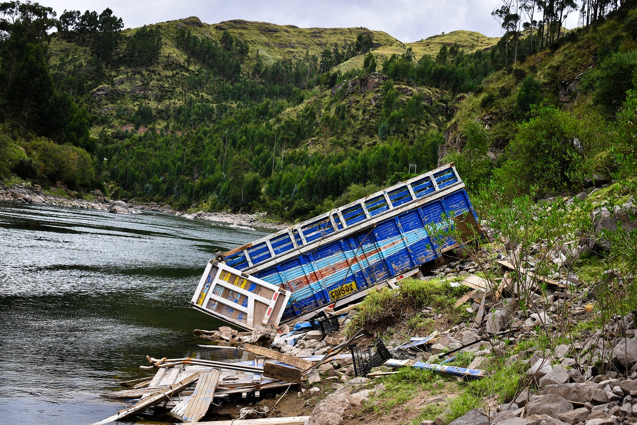 阿根廷北部米西奥内斯省于2025年10月26日凌晨发生一起严重交通事故,一辆载有50多名乘客的大客车与一辆小客车相撞后失控坠入河中,已造成至少13人死亡,另有20余人受伤。
阿根廷北部发生大客车坠河事故致多人伤亡
这起悲剧发生在当地时间2025年10月26日凌晨4时30分左右,地点位于阿根廷北部米西奥内斯省。根据当地警方和救援部门的初步报告,一辆载有超过50名乘客的大客车在行驶过程中与一辆小客车发生碰撞。撞击导致大客车严重失控,随后冲破道路护栏,最终坠入路边的一条河流中。
事故发生后,现场一片狼藉,救援工作面临巨大挑战。米西奥内斯省警方迅速响应,与当地救援人员一同赶赴现场。他们面临的不仅是夜间作业的困难,还有车辆坠河后可能造成的复杂救援环境。初步统计显示,这起事故已导致至少13人不幸遇难。此外,还有20余名乘客在事故中受伤,他们已被紧急送往附近的医疗机构接受救治。目前,尚不清楚小客车上的人员伤亡情况是否包含在上述统计数据中,也未公布伤者的具体伤情分类(如重伤、轻伤人数)。
事故原因仍在深入调查之中
米西奥内斯省警方表示,目前事故的具体原因仍在进一步调查中。调查人员正在对事故现场进行勘察,收集证据,并可能对涉事车辆进行技术检测,以期还原事故发生时的详细情况。通常情况下,此类重大交通事故的调查会涉及多方面因素,包括但不限于驾驶员的操作失误、车辆机械故障、道路状况、天气条件以及是否存在超速或疲劳驾驶等违规行为。在官方调查结果公布之前,任何关于事故原因的推测都应保持谨慎。
长途客运安全面临的挑战
这起发生在凌晨时分的严重车祸,再次引发了人们对长途客运安全,尤其是在夜间行驶安全问题的关注。阿根廷作为一个地域广阔的国家,长途巴士是许多民众出行的主要交通工具之一。然而,夜间行车由于能见度降低、驾驶员疲劳风险增加以及紧急情况反应时间缩短等因素,往往伴随着更高的风险。此次事故中,一辆载有50多名乘客的大客车卷入其中,凸显了公共交通安全保障的重要性。
在许多国家,包括阿根廷在内,政府和交通管理部门都对长途客运车辆的运营有着严格的规定,例如对驾驶员的驾驶时长、车辆的定期维护检查以及安全设备的配备等。然而,即便有严格的规定,交通事故仍时有发生。这通常促使监管机构对现有法规进行审视,并考虑是否需要引入更严格的安全标准或更有效的监管措施。例如,一些国家会强制要求长途客车安装限速装置、疲劳驾驶预警系统或实时监控设备,以提升行车安全。
救援工作的复杂性与挑战
大客车坠入河流,无疑增加了救援工作的复杂性和难度。在水下进行救援,不仅需要专业的潜水设备和技术,还需要应对水流、能见度低以及车辆结构变形可能造成的被困人员营救困难。救援人员必须争分夺秒,因为被困在水下的时间越长,生还的可能性就越小。此外,在夜间进行此类救援,对照明、通信和现场协调都提出了更高的要求。
此次事故中,警方和救援人员的迅速抵达,体现了当地应急响应机制的效率。然而,面对如此严重的事故,即使是最专业的救援队伍也可能面临巨大的挑战。在未来的事故预防和应急响应规划中,如何进一步提升水域救援能力,以及如何更有效地协调多部门资源,将是值得探讨的问题。
对受害者家庭的深远影响
这起事故对遇难者和受伤者及其家庭而言,无疑是毁灭性的打击。13个生命的逝去,意味着13个家庭的破碎。而20余名伤者,除了身体上的痛苦,还可能面临长期的心理创伤和康复挑战。社会各界通常会在此类事故发生后,向受害者家庭提供必要的支持和援助,包括医疗费用、心理咨询以及法律援助等。同时,事故的后续处理,包括责任认定和赔偿问题,也将是一个漫长而艰难的过程。
阿根廷米西奥内斯省的这起严重车祸,再次提醒我们交通安全的重要性不容忽视。随着调查的深入,我们期待能有更清晰的事故原因浮出水面,从而为未来的交通安全改进提供宝贵的经验教训,以期避免类似的悲剧再次发生。
参考来源
阿根廷大客车与小客车相撞致13人死亡 — 新华社新闻(2025-10-26):查看原文