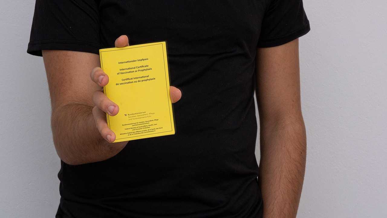 中国官方媒体新华社于2025年10月30日发布消息,宣布人乳头瘤病毒(HPV)疫苗已正式被纳入国家免疫规划,此举标志着中国在公共卫生领域,尤其是在宫颈癌预防方面迈出了具有里程碑意义的一步。
这一重大政策调整预计将对中国女性的健康产生深远影响,有望显著提升HPV疫苗的接种率,并最终降低宫颈癌的发病率。尽管新华社的消息确认了这一纳入,但关于具体生效日期、目标人群范围、纳入规划的疫苗类型(如二价、四价或九价)、疫苗费用、补贴政策以及详细的实施策略等关键信息,目前尚未对外公布。
新华社发布重磅消息引发广泛关注
2025年10月30日,中国官方通讯社新华社通过其多个平台发布了HPV疫苗纳入国家免疫规划的消息。根据新华社的报道,这一决策旨在进一步加强中国在疾病预防控制方面的能力,特别是针对由HPV感染引起的宫颈癌。新华社的权威速览和相关报道迅速引起了社会各界的广泛关注,被视为中国公共卫生政策的一项重大进展。
值得注意的是,新华社在发布此消息时,不同来源的报道在记者团队和具体制作部门上略有差异。例如,一份报道列出了记者刘祯和张侨,并注明由新华社音视频部编导赵宇超制作;而另一份报道则列出了彭韵佳、刘祯和徐鹏航三位记者,并提及海报制作由贾稀荃完成,出品方为新华社国内部。此外,两份报道的发布时间也存在细微差别,一份显示为2025年10月30日10:26,另一份为10:15。尽管存在这些细节上的不一致,但核心信息——HPV疫苗纳入国家免疫规划——是明确且一致的。
HPV疫苗与宫颈癌预防的全球背景
宫颈癌是全球女性第四大常见癌症,每年导致数十万女性死亡。世界卫生组织(WHO)将HPV疫苗接种视为预防宫颈癌最有效的方法之一。WHO在2020年启动了《加速消除宫颈癌全球战略》,呼吁各国到2030年实现90%的女孩在15岁前完成HPV疫苗接种,并达到70%的女性接受宫颈癌筛查,90%的宫颈癌患者得到治疗的目标。
在HPV疫苗问世之初,由于其价格昂贵和供应有限,许多发展中国家难以将其纳入常规免疫规划。然而,随着疫苗生产技术的进步和全球合作的加强,疫苗的可及性逐渐提高。目前,全球已有超过100个国家和地区将HPV疫苗纳入了国家免疫规划,其中不乏许多中低收入国家。
中国作为人口大国,宫颈癌的防控工作面临巨大挑战。此前,HPV疫苗在中国主要通过自愿自费的形式进行接种,虽然近年来接种率有所提升,但与发达国家相比仍有较大差距,尤其是在偏远地区和经济欠发达地区,疫苗的可及性和公平性问题尤为突出。将HPV疫苗纳入国家免疫规划,意味着疫苗将获得政府层面的资金支持和推广,有望大幅降低接种门槛,惠及更广泛的人群。
政策实施的潜在挑战与预期效益
将HPV疫苗纳入国家免疫规划,无疑是中国公共卫生领域的一项重大进步,其潜在效益是巨大的。首先,这将显著提高疫苗的接种覆盖率,尤其是在青少年女性群体中。通过国家层面的统一采购和分配,疫苗的价格有望进一步降低,甚至实现免费接种,从而消除经济障碍。
其次,大规模的疫苗接种将有效降低HPV感染率,进而减少宫颈癌及其癌前病变的发病率。从长远来看,这将减轻医疗系统的负担,节省大量的治疗费用,并改善女性的健康状况和生活质量。此外,国家免疫规划的实施通常伴随着广泛的健康教育和宣传活动,这将提高公众对宫颈癌预防和HPV疫苗的认知水平。
然而,政策的实施也可能面临一系列挑战。其中最关键的是疫苗的供应和分配。中国庞大的人口基数意味着对疫苗的需求量将是巨大的。如何确保充足的疫苗供应,并建立高效、公平的分配体系,将是政府需要解决的首要问题。此外,不同类型HPV疫苗(二价、四价、九价)的选择和覆盖范围,以及疫苗接种的年龄段界定,也需要科学严谨的决策。
另一个挑战在于公众的接受度和依从性。尽管HPV疫苗的安全性已得到广泛证实,但仍可能存在部分公众对疫苗的疑虑或误解。有效的健康教育和风险沟通策略,对于提升公众信心和确保高接种率至关重要。同时,基层医疗机构的接种能力、冷链运输和储存条件等基础设施的建设和完善,也是保障政策顺利实施的关键。
专家观点:预防为主的战略升级
多位公共卫生专家对HPV疫苗纳入国家免疫规划表示高度肯定。他们普遍认为,这一决策体现了中国政府“预防为主”的公共卫生战略,并将对中国女性健康产生深远影响。中国疾病预防控制中心的一位不愿具名的专家表示:“将HPV疫苗纳入国家免疫规划,是中国在消除宫颈癌道路上迈出的决定性一步。这不仅能有效保护年轻女性免受HPV感染,更能从源头上阻断宫颈癌的发生,具有巨大的社会和经济效益。”
有专家指出,在实施过程中,应充分考虑中国城乡发展不平衡的现状,确保疫苗的可及性和公平性。例如,可以优先在宫颈癌高发地区或经济欠发达地区推广免费接种,并结合学校健康教育,提高青少年及其家长的接种意愿。同时,专家也呼吁,在疫苗接种的同时,不应放松宫颈癌的筛查工作,两者应协同推进,形成完整的宫颈癌防控体系。
未来展望:构建全民健康防线
HPV疫苗纳入国家免疫规划,是中国在构建全民健康防线方面的重要里程碑。这不仅是对宫颈癌这一特定疾病的有效干预,更体现了国家对女性健康和公共卫生事业的高度重视。随着政策的逐步落地和实施细节的明确,预计中国女性的HPV疫苗接种率将大幅提升,宫颈癌发病率有望在未来数十年内显著下降。
然而,这项宏伟的公共卫生工程需要持续的投入、科学的规划和全社会的共同努力。从疫苗的研发、生产、采购、分配,到接种点的建设、医务人员的培训、公众的健康教育,每一个环节都至关重要。未来,中国将继续在全球宫颈癌消除战略中扮演重要角色,为实现“没有宫颈癌的未来”贡献中国智慧和中国方案。
参考来源
新华社消息丨HPV疫苗纳入国家免疫规划 — 新华社新闻(2025-10-30):查看原文
新华社权威速览丨HPV疫苗纳入国家免疫规划,这些关键信息与你息息相关! — 新华社新闻(2025-10-30):查看原文