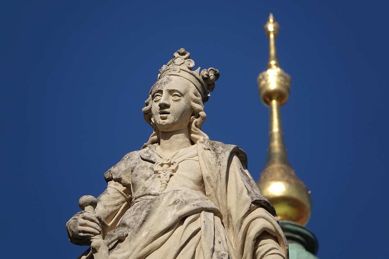 独立候选人凯瑟琳·康诺利在爱尔兰总统选举中以压倒性优势获胜，当选该国第十任总统，这一结果不仅标志着爱尔兰政治格局中的一个重要时刻，也反映出选民对独立声音和非传统政治路径的日益青睐。

康诺利以压倒性优势赢得总统选举

爱尔兰都柏林——爱尔兰于2025年10月24日举行了备受瞩目的总统选举，计票结果于次日晚间公布，独立候选人凯瑟琳·康诺利（Catherine Connolly）以显著优势脱颖而出，成功当选爱尔兰共和国第十任总统。现年68岁的康诺利女士，凭借其深厚的政治经验和独立的身份，赢得了广大选民的信任与支持。

根据爱尔兰选举委员会公布的最终计票结果，凯瑟琳·康诺利获得了高达63.36%的选票，这一得票率不仅使其在竞争中遥遥领先，也赋予了她强大的民意授权。她的主要竞争对手，来自爱尔兰统一党（Fine Gael）的候选人希瑟·汉弗莱斯（Heather Humphreys），得票率为29.46%。尽管汉弗莱斯女士代表着爱尔兰执政党之一，但在本次选举中未能有效挑战康诺利的领先地位。除了这两位主要候选人外，此次选举中是否还有其他候选人参选，以及他们的具体得票情况，在现有信息中并未详细披露。

康诺利女士的政治生涯丰富而多元。她曾担任爱尔兰众议院（Dáil Éireann）的副议长（Deputy Ceann Comhairle），这一职务使她对议会运作和国家治理有着深入的理解。作为一名独立的政治家，她长期以来以其坚定的立场和对社会公平的关注而闻名。她的当选，无疑为爱尔兰的政治舞台注入了新的活力，也预示着该国在未来七年总统任期内可能出现的微妙变化。

爱尔兰总统角色与职权范围

在深入探讨康诺利女士当选的意义之前，理解爱尔兰总统这一职位的独特性质至关重要。爱尔兰总统（Uachtarán na hÉireann）是一个主要具有象征性和礼仪性职能的国家元首，其权力受到宪法的严格限制。与许多国家的总统不同，爱尔兰总统并不直接参与日常政府管理或政策制定，这些职责主要由总理（Taoiseach）及其内阁承担。

然而，这并不意味着总统的职位无关紧要。爱尔兰总统在维护宪法、代表国家形象以及在特定情况下行使“保留权力”方面扮演着关键角色。总统是爱尔兰武装部队的最高统帅，负责签署法律、任命法官和大使，并接受外国使节的国书。此外，总统还拥有在某些特定情况下将法案提交最高法院审查其合宪性，以及在总理提出要求时解散议会的权力。这些保留权力虽然不常使用，但在国家面临宪法危机或政治僵局时，可以发挥决定性作用。

总统的另一个重要职责是作为国家的道德权威和统一象征。他们经常参与各种社会、文化和慈善活动，代表爱尔兰人民发声，并促进国家价值观。因此，尽管爱尔兰总统不掌握行政实权，但其在塑造国家认同、凝聚社会共识方面具有不可替代的影响力。

独立候选人获胜的深层含义

凯瑟琳·康诺利作为独立候选人的胜利，在爱尔兰政治中具有多重深层含义。首先，这反映了爱尔兰选民对传统政党政治可能存在的某种程度的倦怠或不满。在许多西方民主国家，选民对主流政党的信任度有所下降，转而寻求能够代表更广泛民意、不受党派束缚的独立声音。康诺利女士的胜选，正是这种趋势在爱尔兰的体现。

其次，康诺利女士的高得票率表明，选民可能更看重候选人的个人品格、经验和独立判断能力，而非其所属政党的纲领。作为一名前副议长，她在议会中的表现和对公共事务的投入，可能赢得了跨党派选民的尊重。她的独立身份使其能够避免被贴上特定党派标签，从而更容易获得不同政治倾向选民的支持。

分析人士指出，在爱尔兰，总统选举往往被视为对国家未来方向的一种非正式民意测试。虽然总统职位本身不直接影响政府政策，但一位具有强大民意基础的独立总统，可能会在公共讨论中拥有更大的道德权威和影响力。康诺利女士的当选，可能会鼓励更多独立政治家参与到爱尔兰的政治生活中，从而促进政治生态的多元化。

此外，此次选举结果也可能对爱尔兰统一党等主要政党构成一种警示。尽管统一党在议会中占据重要地位，但其候选人在总统选举中的失利，可能促使该党重新评估其与选民的沟通策略，以及其所代表的政策方向是否仍能有效回应民众的期待。

对爱尔兰国内政治与社会的影响展望

凯瑟琳·康诺利当选爱尔兰总统，预计将在多个层面产生影响，尽管这些影响更多是象征性和间接性的。

在政治层面，一位独立总统的存在，可能会在一定程度上平衡议会中由主要政党主导的政治格局。康诺利女士作为非党派人士，在行使宪法赋予的保留权力时，可以更加超然和公正，从而增强公众对总统府的信任。例如，在未来可能出现的宪法争议或政治僵局中，她的独立立场将使其成为一个更具公信力的仲裁者。

在社会层面，康诺利女士的当选可能激励更多公民参与到政治进程中，尤其是那些对传统政党感到失望的群体。她的胜利证明了独立候选人也能在国家最高层面获得成功，这可能会鼓励更多草根运动和独立声音浮出水面。此外，作为一位资深女性政治家，她的当选也可能对爱尔兰社会中的性别平等和女性参政产生积极的示范效应。

然而，由于爱尔兰总统的职权主要为礼仪性和象征性，康诺利女士的当选预计不会对爱尔兰的经济政策或外交方向产生直接的、根本性的改变。这些领域仍将由总理及其内阁负责。不过，作为国家元首，她将有机会通过其公开言论和所关注的议题，影响公众舆论，并为爱尔兰在国际舞台上树立形象。

目前，关于康诺利女士具体的竞选纲领和政策主张的详细信息尚未全面披露。但可以推测，作为一名独立政治家，她可能会强调社会公正、环境保护、公民参与以及维护爱尔兰的文化遗产等议题。她的个人价值观和关注点，将通过总统府的活动和倡议，间接影响爱尔兰的社会议程。

历史背景与爱尔兰总统选举的演变

爱尔兰总统的设立，源于1937年通过的《爱尔兰宪法》（Bunreacht na hÉireann）。自首任总统道格拉斯·海德（Douglas Hyde）于1938年就职以来，爱尔兰总统职位已经历了多位杰出人士的领导。总统选举通常每七年举行一次，允许连任一届。

爱尔兰总统选举的历史上，不乏独立候选人或非传统背景人士的成功案例。例如，玛丽·罗宾逊（Mary Robinson）在1990年当选，成为爱尔兰首位女总统，她的胜利也被视为爱尔兰社会现代化和自由化的标志。罗宾逊女士当时也是作为一名独立候选人参选，并得到了工党和工人党等小党派的支持，她的当选打破了爱尔兰统一党和共和党（Fianna Fáil）两大传统政党对总统职位的长期垄断。

这些历史先例表明，爱尔兰选民在选择国家元首时，往往超越党派界限，更倾向于支持那些能够代表国家整体利益、具有独立精神和广泛社会认同的候选人。凯瑟琳·康诺利女士的胜利，正是对这一历史趋势的延续和强化。

本次选举的投票率是衡量公民参与度和对选举结果认可度的重要指标，然而，现有信息中并未提及具体的投票率数据。通常情况下，爱尔兰总统选举的投票率会受到多种因素的影响，包括候选人的吸引力、竞选议题的热度以及整体政治氛围。较高的投票率通常被视为对民主进程的积极信号。

总而言之，凯瑟琳·康诺利作为独立候选人当选爱尔兰第十任总统，是爱尔兰政治发展中的一个重要里程碑。她的胜利不仅彰显了爱尔兰民主制度的活力和多样性，也为该国未来的政治和社会发展带来了新的期待和可能性。


参考来源

康诺利当选爱尔兰总统 — 新华社新闻（2025-10-25）：查看原文