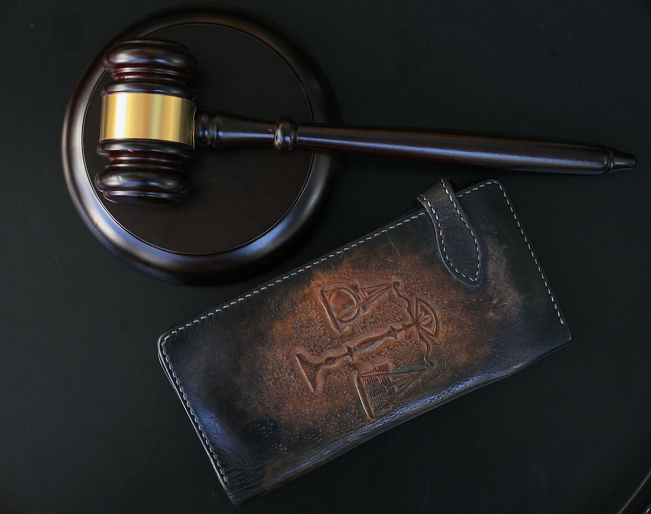 中国反腐机构于2025年10月27日公布，四名高级别官员因严重违纪违法被开除党籍，其中三人同时被开除公职，并均被移送检察机关依法审查起诉，这再次彰显了中国共产党持续推进的反腐败斗争的坚定决心。

四名高级官员同日被查处

中央纪委国家监委及湖南省纪委监委在同一天公布了对四名原省部级及以上官员的查处决定。这些官员分别是：国家国防科技工业局原党组成员、副局长张建华；中国一重集团有限公司原党委常委、副总经理陆文俊；湖南省湘西土家族苗族自治州人民政府原党组成员、副州长刘冬生；以及十四届全国人大常委会原委员、全国人大农业与农村委员会原副主任委员蒋超良。

根据官方通报，这四名官员均被指控“丧失理想信念，背弃初心使命”，且“在党的十八大后不收敛、不收手，性质严重，影响恶劣，应予严肃处理”。他们的违纪违法行为涵盖了政治纪律、组织纪律、廉洁纪律、工作纪律和生活纪律等多个方面，并涉嫌构成受贿犯罪。

张建华被开除党籍并取消待遇

国家国防科技工业局原党组成员、副局长张建华的案件由中共中央批准，中央纪委国家监委对其进行了立案审查调查。经查，张建华被指控违反中央八项规定精神，违规收受礼品、礼金，违规接受宴请和旅游活动安排；不按规定报告个人有关事项；利用职务影响为亲属谋取利益；将公权力异化为谋取私利的工具，利用职务便利为他人在项目承揽、投资入股、行政审批等方面谋利，并非法收受巨额财物。

中央纪委常委会会议研究并报中共中央批准后，决定给予张建华开除党籍处分，并按规定取消其享受的待遇，收缴其违纪违法所得。其涉嫌受贿、利用影响力受贿犯罪的问题已被移送检察机关依法审查起诉。

陆文俊、刘冬生、蒋超良被开除党籍和公职

与张建华不同，陆文俊、刘冬生和蒋超良三人除了被开除党籍外，还被国家监委或地方监委给予了开除公职处分。这一区别可能反映了他们在行政职务上的性质或违纪违法情节的差异，但最终都面临着严厉的党纪国法制裁。

中国一重集团有限公司原党委常委、副总经理陆文俊的案件同样由中央纪委国家监委立案审查调查。通报指出，陆文俊对抗组织审查；违反中央八项规定精神，接受可能影响公正执行公务的宴请；不如实报告个人有关事项，在干部选拔任用工作中为他人谋取利益；违规收受礼品、礼金；搞权钱交易，利用职务便利为他人在业务承揽、佣金支付、职务调整等方面谋利，并非法收受巨额财物。他被开除党籍和公职，涉嫌受贿犯罪。

湖南省湘西土家族苗族自治州人民政府原党组成员、副州长刘冬生的案件由湖南省纪委监委立案审查调查。刘冬生被指控与他人串供，向组织提供虚假情况，对抗组织审查；无视中央八项规定精神，违规收受礼金；隐瞒不报告个人有关房产、股票事项，在干部任用工作中利用职权为他人谋取利益并收受财物；将应当由本人支付的费用由他人支付；私德不修；以权谋私，大搞权钱交易，利用职务便利为他人谋利，单独或伙同他人非法收受财物，数额特别巨大。刘冬生被开除党籍和公职，涉嫌受贿犯罪。

十四届全国人大常委会原委员、全国人大农业与农村委员会原副主任委员蒋超良的案件也由中央纪委国家监委立案审查调查。蒋超良的违纪违法行为包括搞迷信活动；违反中央八项规定精神，接受可能影响公正执行公务的宴请和旅游活动安排；违背组织原则，在干部选拔、职工录用等工作中为他人谋取利益并收受财物；违规收受礼品、礼金，借用管理和服务对象车辆，安排他人支付应由本人支付的费用；失职失责，造成不良影响；贪婪腐化、恣意妄为，将公权力作为谋取私利的工具，大搞权钱交易和家族式腐败，利用职务便利为他人在企业经营、贷款审批、工程承揽、职务晋升等方面谋利，并非法收受巨额财物。他被开除党籍和公职，涉嫌受贿犯罪。

反腐斗争持续深化

此次四名高级官员同日被查处，再次凸显了中国共产党坚持不懈推进反腐败斗争的决心和力度。自党的十八大以来，以习近平同志为核心的党中央以前所未有的勇气和定力推进全面从严治党，反腐败斗争取得了压倒性胜利并全面巩固。然而，通报中多次提及“在党的十八大后不收敛、不收手”，这表明腐败问题依然具有顽固性和复杂性，反腐败斗争形势依然严峻复杂。

中央纪委国家监委的通报强调，这些案件的查处是深入推进党风廉政建设和反腐败斗争的必然要求，是巩固发展反腐败斗争压倒性胜利的有力举措。通过对这些高级别官员的严肃处理，旨在向全党全社会释放强烈信号：无论职务多高、权力多大，只要触犯党纪国法，都将受到严肃追究。

权力寻租与家族式腐败问题突出

在这些案件中，多名官员被指控“将公权力异化为谋取私利的工具”，利用职务便利为他人在项目承揽、投资入股、行政审批、业务承揽、佣金支付、干部选拔任用、企业经营、贷款审批、工程承揽、职务晋升等方面谋利，并收受巨额财物，这反映了权力寻租和权钱交易的普遍性。

值得注意的是，蒋超良的通报中明确提及“大搞权钱交易和家族式腐败”，这揭示了腐败行为可能不再是个人行为，而是蔓延至亲属甚至形成利益共同体。这种“家族式腐败”现象，不仅侵蚀了国家和人民的利益，也严重损害了社会公平正义和政府公信力。对此类腐败的打击，需要更深层次的调查和更全面的制度建设，以斩断腐败链条，清除滋生腐败的土壤。

此外，多名官员被指控“对抗组织审查”，如陆文俊的“对抗组织审查”和刘冬生的“与他人串供，向组织提供虚假情况”，这表明部分腐败分子在被调查时试图掩盖事实、逃避惩罚，增加了反腐工作的难度。这也促使纪检监察机关在审查调查过程中，需要运用更科学、更严密的方式方法，确保案件查处的精准性和有效性。

未来反腐工作面临的挑战与展望

尽管中国在反腐败斗争中取得了显著成效，但此次公布的案件再次提醒，反腐败工作仍需常抓不懈。未来，中国将继续坚持“不敢腐、不能腐、不想腐”一体推进的方针，在保持高压态势的同时，进一步健全反腐败法律法规，完善权力运行的监督制约机制，加强对“关键少数”的监督，并深化对国有企业、金融、政法等重点领域和行业的反腐工作。

这些案件的后续进展，包括检察机关的审查起诉以及法院的最终判决，将持续受到社会各界的关注。这些案件的查处，不仅是对个别腐败分子的惩戒，更是对全体党员干部的一次深刻警示教育，旨在引导他们坚定理想信念，严守党纪国法，清正廉洁履职。

（注：本报道中提及的“2025年10月27日”为事实材料中提供的日期。）


参考来源

国家国防科技工业局原党组成员、副局长张建华严重违纪违法被开除党籍 — 新华社新闻（2025-10-27）：查看原文
中国一重原党委常委、副总经理陆文俊严重违纪违法被开除党籍和公职 — 新华社新闻（2025-10-27）：查看原文
湖南省湘西土家族苗族自治州人民政府原党组成员、副州长刘冬生严重违纪违法被开除党籍和公职 — 新华社新闻（2025-10-27）：查看原文
十四届全国人大常委会原委员、全国人大农业与农村委员会原副主任委员蒋超良严重违纪违法被开除党籍和公职 — 新华社新闻（2025-10-27）：查看原文