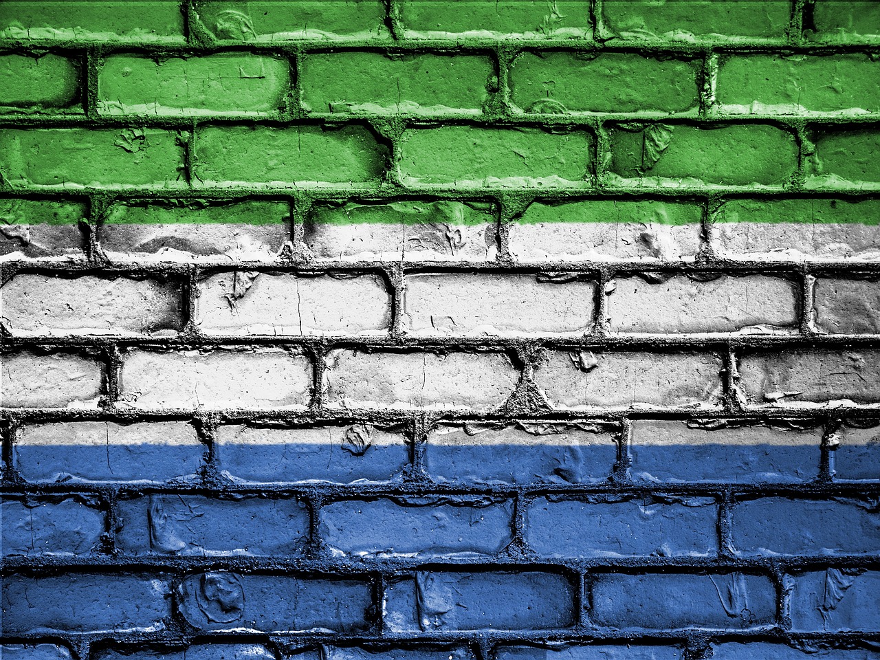 中共中央政治局委员、国务院副总理刘国中于11月12日至14日应邀访问塞拉利昂，旨在进一步深化中塞两国间的传统友谊与务实合作。

高层会晤巩固双边关系

在为期三天的访问中，刘国中副总理在塞拉利昂首都弗里敦同塞拉利昂副总统穆罕默德·朱尔德·贾洛举行了会见。双方就中塞关系及各领域务实合作进行了深入而富有成效的交流。

会见期间，刘国中副总理代表中国国家主席习近平向塞拉利昂总统朱利叶斯·马达·比奥转达了亲切问候。此举旨在巩固两国元首之间业已建立的友好关系，为双边合作注入新的动力。贾洛副总统也转达了比奥总统对习近平主席的诚挚问候，并对中国代表团的到访表示热烈欢迎。

塞拉利昂副总统贾洛在会谈中强调，自两国建交以来，塞中两国政治互信持续深化，双边合作取得了显著成效。他特别感谢中方在2014年埃博拉疫情期间给予塞拉利昂的无私援助，这在塞拉利昂人民心中留下了深刻印记。贾洛副总统重申，塞拉利昂将坚定不移地恪守一个中国原则，并承诺将同中方一道，深化共建“一带一路”倡议下的合作，推动中非合作论坛北京峰会“十大伙伴行动”不断结出新的硕果。

中方展望深化多领域合作

中方在此次访问中表达了与塞方共同落实两国元首重要共识的强烈意愿，旨在进一步巩固友好互信，加强相互支持。刘国中副总理指出，双方应共同用好中国国家主席习近平宣布的零关税政策机遇，促进各领域特别是农渔业合作提质增效。

零关税政策是中国为支持非洲国家发展、促进中非贸易平衡所采取的重要举措之一，旨在降低非洲农产品等进入中国市场的门槛，为非洲经济发展提供更广阔的空间。此项政策有望为塞拉利昂的农渔业产品带来新的市场机遇，从而提升其出口收入，并带动相关产业的发展。

此外，中方还强调了医疗卫生领域合作的重要性。今年是中国援非成功抗击埃博拉疫情十周年，这一历史性的合作不仅展现了两国人民的深厚情谊，也为全球公共卫生合作树立了典范。中方表示将继续深化与塞拉利昂在医疗卫生领域的合作，以更好地造福两国人民。

在国际事务方面，中塞两国同为发展中国家，中方认为双方应密切协调配合，积极落实全球治理倡议，共同捍卫国际公平正义。全球治理倡议是中国在全球挑战日益增多的背景下提出的一系列理念和行动方案，旨在推动国际关系民主化，构建人类命运共同体。

系列活动纪念友谊与合作

访问期间，刘国中副总理与贾洛副总统共同出席了一系列具有象征意义的活动，以纪念两国合作的成就并展望未来。

其中一项重要活动是“中国—塞拉利昂联合成功抗击埃博拉十周年”纪念活动。十年前，当埃博拉疫情肆虐西非时，中国是首批向塞拉利昂提供大规模援助的国家之一，派遣医疗队、提供物资，并分享抗疫经验，为塞拉利昂最终战胜疫情提供了关键支持。此次纪念活动不仅回顾了那段并肩作战的历史，也彰显了两国人民患难与共的深厚情谊。

此外，双方还共同出席了中国援塞渔码头的揭幕仪式。该渔码头项目是中国对塞拉利昂基础设施建设援助的重要组成部分，旨在提升塞拉利昂的渔业捕捞、加工和储存能力，促进当地渔业经济发展，并为当地居民创造就业机会。项目的落成将直接惠及塞拉利昂的渔民社区，并有望提升该国的粮食安全水平。

同期举办的“中塞农业领域合作图片展”则通过生动的影像资料，展示了两国在农业技术交流、人才培训、农产品贸易等方面的合作成果。农业是塞拉利昂的支柱产业，中方长期以来通过派遣农业专家、提供技术支持和示范项目等方式，帮助塞拉利昂提升农业生产效率和现代化水平。

历史背景与未来展望

中国与塞拉利昂自建交以来，一直保持着友好合作关系。两国在政治、经济、文化等多个领域开展了广泛交流。塞拉利昂是“一带一路”倡议在非洲的重要伙伴之一，多项基础设施项目，如弗里敦国家体育场、友谊公路等，都受益于中国的援助和投资。

中非合作论坛（FOCAC）作为中国与非洲国家集体对话与合作的重要平台，为中塞关系的发展提供了宏观框架。贾洛副总统提及的“中非合作论坛北京峰会十大伙伴行动”是2018年北京峰会期间，中国国家主席习近平宣布的一系列对非合作举措，涵盖产业促进、基础设施互联互通、贸易便利化、绿色发展、能力建设、健康卫生、人文交流、和平安全等多个方面，旨在推动中非合作向更高水平迈进。

此次刘国中副总理的访问，不仅是对两国传统友谊的重申，更是对未来深化合作的战略部署。通过高层互访、政策对接和具体项目的推进，中塞两国将继续在各自发展道路上相互支持，共同应对全球挑战，为构建更加紧密的中非命运共同体贡献力量。


参考来源

03版 -  刘国中副总理访问塞拉利昂  — 人民日报（2025-11-15）：查看原文