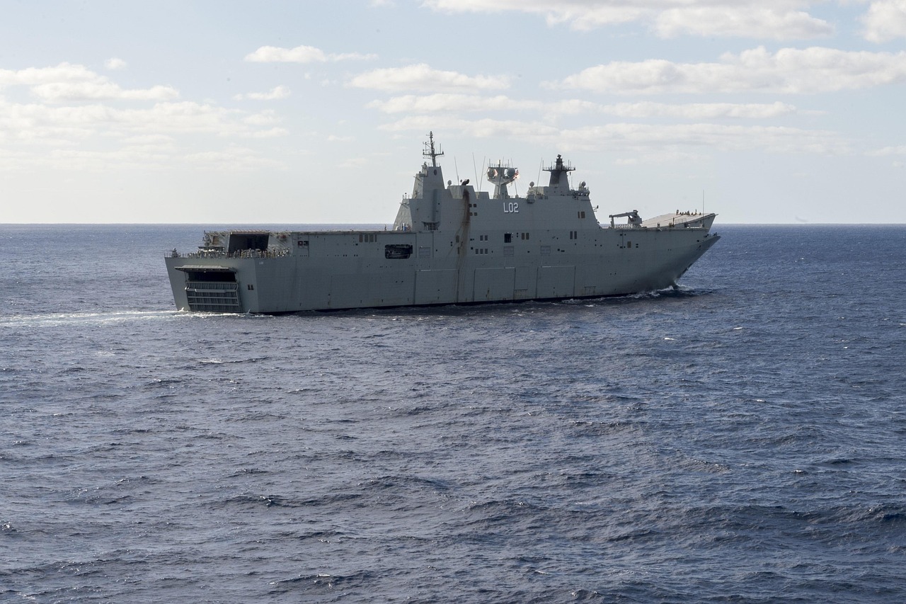 英国皇家海军辅助舰队(Royal Fleet Auxiliary,简称RFA)一名船员在爱尔兰共和国西北海岸失踪,引发了一场由爱尔兰和英国多机构联合参与的大规模海空搜救行动。
英国皇家海军辅助舰队船员在爱尔兰海岸失踪
这名身份尚未公开的英国皇家海军辅助舰队船员,最后一次被看到是在2025年11月14日星期五,当地时间约22:30。当时,其所在的英国海军支援船只正航行至爱尔兰共和国多尼戈尔郡(County Donegal)的托里岛(Tory Island)附近海域。爱尔兰海岸警卫队(Irish Coast Guard)于次日,即11月15日星期六09:00之前,收到了来自这艘英国海军支援船只的求救电话,随后立即启动了紧急搜救程序。
爱尔兰运输部(Irish Department of Transport,简称DfT)在一份声明中确认了此次事件,并指出搜救行动主要集中在爱尔兰西北海岸,具体范围介于多尼戈尔郡的托里岛与梅奥郡(County Mayo)的鹰岛(Eagle Island)之间。此次搜救行动由爱尔兰马林角海岸警卫队(Malin Head Coast Guard)负责协调,汇集了两国多方力量,旨在争分夺秒地寻找失踪船员。
多机构联合展开大规模海空搜救
此次搜救行动规模庞大,涉及英国和爱尔兰两国多个政府部门及救援组织。爱尔兰方面,除了牵头协调的马林角海岸警卫队,爱尔兰运输部、爱尔兰空军(Irish Air Corps)以及皇家全国救生艇机构(Royal National Lifeboat Institution,简称RNLI)均投入了大量资源。英国国防部(Ministry of Defence,简称MoD)也证实,英国皇家海军(Royal Navy)正在全力协助此次搜救工作,以寻找这名来自皇家海军辅助舰队的成员。
空中搜救力量包括爱尔兰海岸警卫队部署的固定翼飞机“救援120F”(Rescue 120F),该飞机驻扎在香农机场(Shannon airport);以及来自斯莱戈(Sligo)的海岸警卫队“救援118”(Rescue 118)直升机。爱尔兰空军也派出了CASA 284型飞机参与空中侦察。这些航空器在广阔的海域上空进行密集搜索,利用其先进的探测设备希望能发现失踪船员的踪迹。
海上搜救方面,除了失踪船员所在的英国海军支援船只继续参与搜索外,RNLI也派出了三艘全天候救生艇。这些救生艇分别来自巴利格拉斯(Ballyglass)、阿兰莫尔岛(Arranmore Island)和斯威利湖(Lough Swilly)的基地,它们具备在恶劣海况下执行任务的能力。此外,还有其他多艘船只也加入了海上搜索队伍,共同扩大搜索范围,希望能尽快找到失踪人员。
皇家海军辅助舰队的角色与重要性
英国皇家海军辅助舰队(RFA)是英国国防部下属的一个重要机构,其主要职责是为英国皇家海军在全球范围内的行动提供后勤和作战支援。RFA的船只通常由文职船员操作,但他们与皇家海军的军事人员紧密合作,执行包括燃料补给、物资运输、医疗支持以及两栖作战支援等多种任务。RFA的船只在英国海军的远洋部署中扮演着不可或缺的角色,确保了海军舰艇能够长时间、远距离执行任务,而无需频繁返回港口补给。
此次失踪事件发生在一艘英国海军支援船只上,凸显了RFA船员在海上工作所面临的固有风险。尽管RFA船员通常不直接参与战斗,但他们在复杂的海上环境中执行任务,需要应对各种挑战,包括恶劣天气、长时间航行以及潜在的意外情况。他们的安全与福祉是英国国防部和皇家海军高度重视的问题。
搜救行动的挑战与跨国合作的意义
在广阔的海洋中寻找一名失踪人员,尤其是当失踪原因不明时,是一项极其艰巨的任务。搜救人员不仅要应对海流、风向等自然因素对搜索范围的影响,还要争分夺秒地与时间赛跑。随着时间的推移,失踪人员生还的希望会逐渐降低,这给搜救团队带来了巨大的心理压力。
此次搜救行动涉及英国和爱尔兰两国机构的紧密合作,体现了国际间在海上救援领域的互助精神。爱尔兰海岸警卫队作为协调方,与英国国防部、皇家海军以及各自国家的空军和救援组织高效联动,共享信息和资源。这种跨国合作对于确保海上安全至关重要,尤其是在两国毗邻海域发生紧急情况时。它不仅能够最大限度地调动可用资源,提高搜救效率,也为未来可能发生的类似事件积累了宝贵的经验。
目前,关于失踪船员的姓名、年龄、性别和国籍,以及导致其失踪的具体情况或事发时的天气状况,官方尚未公布更多细节。搜救行动仍在紧张进行中,各方正密切关注事态进展,希望能尽快传来好消息。此次事件也再次提醒人们,海上作业充满未知风险,对船员的安全保障和紧急救援能力提出了持续的挑战。
参考来源
UK navy crew member missing off Donegal coast — BBC News(2025-11-15):查看原文
