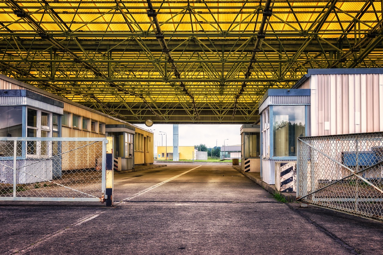 海南自贸港迈入全岛封关运作新阶段,释放政策红利开启更高水平开放
海南自贸港将于2025年12月18日迎来全岛封关运作,标志着其建设进入一个关键的新里程碑,届时将实施一系列以“‘一线’放开、‘二线’管住、岛内自由”为核心的自由化便利化政策制度,旨在将海南建设成为一个独特的海关监管特殊区域,从而释放巨大的政策红利,全面促进企业、个人及区域经济的协同发展。
封关运作构建特殊海关监管区域
2025年12月18日,海南自贸港将正式迈入全岛封关运作的新阶段。这一被称为“封关运作”的重大举措,并非意味着将海南岛“封锁”起来,而是要将其打造成为一个按照国际通行规则运作的海关监管特殊区域。通过对“一线”和“二线”的科学界定与管理,海南将实现与国际市场更紧密的联通,同时确保与中国内地之间的有效监管和有序交流。
“‘一线’放开、‘二线’管住、岛内自由”是此次封关运作的核心制度设计。其中,“一线”指的是海南自贸港与关境之外的国家和地区之间的通道,在这里将实施高度自由便利的进出境措施,极大地促进国际贸易和投资的便利化。而“二线”则连接海南自贸港与中国内地,对“一线”放开的商品和要素流动实施精准、有效的管理,确保国家安全和税收合规。在“二线”管理之下,海南自贸港内部的各类生产要素将实现更高程度的自由流通,为区域经济的活力注入强劲动力。
此次封关运作的目的是构建一个既开放又受控的特殊经济区域,充分发挥海南作为中国对外开放前沿的独特优势。通过制度创新和政策集成,海南自贸港有望成为连接中国与世界的重要桥梁,吸引更多国际资源要素汇聚,并带动中国与东盟等区域的经贸合作迈上新台阶。
企业迎来“零关税”商品扩容及税收优惠新机遇
对于广大在海南自贸港运营的企业而言,全岛封关运作后,一系列深远的政策红利将加速释放,显著降低运营成本,提升市场竞争力。
其中最引人瞩目的便是“零关税”政策的显著扩容。据介绍,封关运作后,“零关税”商品清单将大幅增加,预计覆盖约74%的商品税目。这意味着包括生产设备、原材料在内的绝大多数与生产经营相关的进口商品,将不再需要缴纳关税。海南省财政厅厅长蔡强表示,预计“零关税”商品将增至约6600个税目,几乎涵盖了所有生产设备和原材料,仅进口设备一项,就可为企业节省约20%的税收成本。这一举措将直接惠及医药、高端食品加工等重点产业,为这些产业的原材料进口和成本控制提供了前所未有的便利。
“零关税”政策的受益主体范围也得到全面扩大,基本覆盖了全岛所有有实际进口需求的企事业单位。此前,一些企业可能因不符合特定条件而无法享受“零关税”政策,但新政策的出台将极大地拓宽享受政策的范围,让更多企业能够从中受益。
除了“零关税”,加工增值免关税政策也迎来重大升级。新政策取消了原有的鼓励类产业收入占比限制,扩大了进口料件的范围,并允许海南自产货物价值计入增值部分。这些调整显著降低了企业享受加工增值免关税政策的门槛,有利于推动海南加工业向更高附加值、更具竞争力的方向转型升级。例如,不久前,正大(海南)兴隆咖啡产业开发有限公司就成功落地了首单利用“零关税”进口咖啡豆进行加工后出口的业务,这标志着政策红利正加速渗透到实体经济的每一个环节。
在企业所得税方面,海南自贸港也持续提供具有吸引力的优惠。目前,海南自贸港鼓励类产业条目已扩充至1100多个,涵盖了生物医药、海上风电、专用汽车制造、绿色建材生产等多个战略性新兴产业和重点发展领域。符合条件的企业,可享受15%的企业所得税优惠税率,远低于中国内地的普遍税率,这为吸引投资、鼓励企业在海南落地和发展提供了强有力的政策支撑。
个人民生红利惠及多类群体
海南自贸港的封关运作不仅为企业带来了发展机遇,也为岛内个人带来了实实在在的民生红利,尤其是在人才引进和居民消费便利化方面。
对于高端人才和紧缺人才而言,个人所得税优惠政策的门槛得到了进一步的优化和降低。根据政策,在海南自贸港工作并符合条件的高端人才和紧缺人才,其个人所得税实际税负超过15%的部分将予以免征。此前,该政策要求在海南累计居住满183天,这一硬性门槛对流动性强的人才构成了一定的限制。然而,自今年起,居住时间的核算方式进行了人性化调整:因公出差、休假或学习培训等合理离岛时间,均可计入居住天数,但要求在海南的实际居住时间不少于90天。这一调整极大地降低了政策享受的门槛,使得更多经常出差或在外地有业务往来的高层次人才能够切实享受到政策红利,增强了他们的获得感和归属感。
一位在三亚崖州湾科技城工作的生物技术公司负责人贾心怡,便是该项个人所得税优惠政策的受益者。她表示,仅在2024年,该政策就为她节税数万元。“政策红利看得见摸得着!不仅减轻了我的负担,也体现了海南对人才的重视。”她说道,这番话生动地诠释了政策对人才的实际吸引力和支持作用。
对于普通居民而言,离岛免税政策的调整也显著提升了购物的便利性和吸引力。近期,海南对离岛免税政策进行了优化,特别回应了岛内居民的消费需求。目前,岛内居民只要有一次离岛记录,就可以不限次数地购买包括化妆品、香水、服装、箱包在内的15类“即购即提”商品。海南省财政厅副厅长周正指出,这一政策调整显著提升了本地居民购物的灵活性与便利度,进一步激发了岛内消费潜力。
构建联通世界通道,提升区域发展格局
全岛封关运作后,海南自贸港将加速构建联通世界的通道,极大地拓展区域发展空间和战略格局。
在基础设施建设方面,海南正大力推进现代化口岸建设,以提升通关效率,确保货物和人员的顺畅流通。例如,琼州海峡南岸枢纽的现代化口岸建设,旨在大幅提升通关效率,为区域经济发展提供坚实的物流支撑。基础设施的升级直接转化为发展动能,近期,中远海运WSA3远东—南美西航线在洋浦港成功首航,开启了海南与秘鲁钱凯港的直航新时代。这意味着海南的罗非鱼等农产品可以直达南美,同时秘鲁的牛油果等特色产品也能以更低的成本、更新鲜的品质进入海南市场,这为海南深度融入全球供应链和价值链提供了新的契机。
在“看不见”的金融和数据领域,海南自贸港同样在积极探索创新。在金融开发方面,多功能自由贸易账户(EF账户)的推广使用,为企业提供了更加便捷高效的跨境结算服务,降低了交易成本。在数据安全有序流动方面,海南正积极探索建立数据出境管理负面清单,并建设国际数据综合服务中心等创新服务。这些举措旨在为数字贸易打开新的空间,同时确保数据安全和合规,为数字经济的发展奠定基础。
中国(海南)改革发展研究院副院长匡贤明指出,封关运作后,海南自贸港将能够加速建设成为中国与东盟经贸合作的战略枢纽。海南独特的区位优势与开放的政策优势相结合,在《区域全面经济伙伴关系协定》(RCEP)和自贸港政策的双重驱动下,将为国内外企业深耕东盟大市场提供一个绝佳的跳板。这不仅有助于提升海南自身的经济地位,也将为中国与东盟国家的经济合作注入新的活力。
政策落地加速,释放改革开放新动能
从咖啡豆进口到人才税收优惠,一系列政策的落地和优化,正加速将海南自贸港的制度优势转化为经济发展的实际动能。这些案例表明,海南自贸港的建设正从宏观蓝图走向微观实践,政策红利正日益显现,并惠及实体经济和广大民众。
“零关税”原辅料清单的第二次扩容后,正大(海南)兴隆咖啡产业开发有限公司的成功案例,是政策红利加速向实体经济渗透的生动写照。通过“零关税”进口咖啡豆,企业能够大幅降低生产成本,并将加工后的产品出口至国际市场,这不仅提升了企业的盈利能力,也为海南发展特色加工业提供了新的模式。这表明,海南自贸港正积极构建一个更具吸引力的营商环境,鼓励企业利用政策优势参与全球竞争。
在人才引进方面,贾心怡的经历也充分说明了政策对个人发展的实际支持。通过税收优惠,人才的负担得以减轻,这有助于吸引和留住更多高素质人才在海南创新创业。随着海南自贸港建设的深入,对各类人才的需求将持续增加,而优惠的税收政策和日益优化的生活环境,将成为吸引人才的重要因素。
这些具体案例的出现,预示着海南自贸港在全岛封关运作后,将迎来一个政策效应集中释放的时期。通过持续的制度创新和政策优化,海南正努力打造一个更高水平的开放型经济新体制,为中国经济的转型升级和高质量发展贡献力量。
展望未来:挑战与机遇并存
海南自贸港全岛封关运作,是中国新一轮对外开放的重要战略部署,其成功实施将对中国经济格局和全球贸易体系产生深远影响。然而,在享受政策红利和发展机遇的同时,海南也面临着一系列挑战。
首先,海关监管特殊区域的设立和运作,需要严格遵循国际贸易规则和国内法律法规,确保合规性。如何在高水平开放的同时,有效防范走私、套利等非法活动,维护国家主权和安全,将是监管部门面临的重大课题。具体“一线”放开和“二线”管住的详细实施细则和监管措施,以及“二线口岸”的具体查验流程和效率提升的量化数据,将是衡量其运作效率和合规性的关键指标。
其次,在吸引全球企业和深度嵌入全球产业链的过程中,海南需要明确具体的吸引目标和预期。政策的实际效果可能受到国内外经济环境变化的影响,存在不确定性。如何有效应对潜在的经济风险,确保政策的可持续性,将是长期需要关注的问题。
此外,数据安全和跨境流动也是一个重要议题。在推动数据跨境流动的同时,建立健全数据安全保护机制,防范数据泄露和滥用,是数字贸易健康发展的基石。数据出境管理负面清单的具体内容,将直接关系到数字经济的开放程度和安全水平。
同时,政策的公平性也需要得到关注。在吸引人才和企业的同时,需要警惕政策滥用和可能产生的市场扭曲,确保公平竞争的环境。封关运作后对海南本地产业结构可能产生的具体影响和潜在风险,以及对周边地区(如内地)可能产生的经济影响,都需要进行深入的评估和审慎的管理。
尽管挑战重重,但海南自贸港凭借其独特的政策优势和战略定位,正朝着建设成为中国对外开放新高地的目标稳步前进。随着全岛封关运作的临近,一个更加开放、便利、充满活力的海南正展现在世界面前,其未来的发展潜力值得持续关注。
参考来源
新华视点丨海南自贸港全岛封关,将带来哪些红利? — 新华社新闻(2025-11-07):查看原文