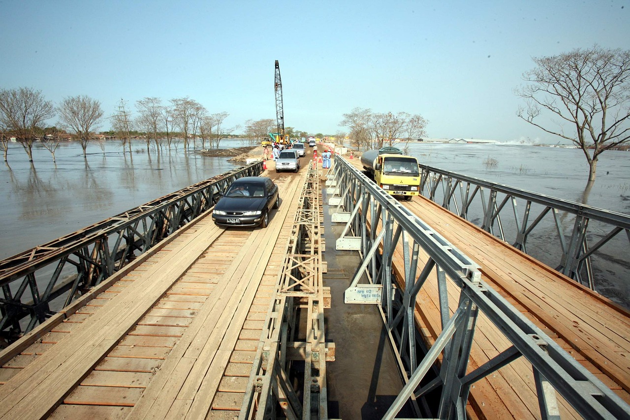 南亚地区正遭受多年来最严重的洪灾和山体滑坡袭击,截至周六(2025年11月29日),灾害已造成约600人死亡,数百人失踪,数百万民众受影响。印度尼西亚、泰国、马来西亚和斯里兰卡等国受灾尤为严重,当地政府和救援机构正全力展开搜救工作,但恶劣天气给救援行动带来了巨大挑战。
此次灾害由季风降雨加剧热带风暴(包括“迪特瓦”和“森亚尔”气旋)引发。自周三(2025年11月26日)印度尼西亚苏门答腊岛开始出现强降雨以来,洪水迅速上涨,引发了灾难性的山体滑坡,冲毁了大量房屋,数千座建筑物被淹没。
南亚多国面临严峻考验
这场大规模自然灾害对南亚地区造成了毁灭性打击,导致大量人员伤亡和财产损失。各国政府正面临巨大的救援和安置压力。
印度尼西亚受灾最为惨重
在印度尼西亚,灾情尤为严峻。截至周六,已有超过300人死亡,近300人失踪。苏门答腊岛,特别是亚齐省和西苏门答腊省,遭受了毁灭性打击。据报道,一场异常罕见的热带气旋“森亚尔”是导致印度尼西亚发生灾难性山体滑坡和洪水的直接原因,大量房屋被冲走,数千座建筑物被洪水淹没。印度尼西亚灾害管理局表示,搜救行动仍在进行中,但恶劣天气阻碍了救援进展。尽管已有数万人被疏散,但仍有数百人被困,其中一些人在屋顶上等待救援。
泰国南部遭遇十年最严重洪灾
泰国南部10个省份也遭受了严重洪灾,造成超过160人死亡,超过380万人受影响。其中,宋卡府的灾情最为严重,至少有145人在此次洪灾中丧生,这是该地区十年来最严重的洪灾之一。在宋卡府的合艾市,一天内的降雨量达到了335毫米(约13.2英寸),创下了300年来的最高纪录。洪水水位一度上涨至3米(约10英尺),导致当地一家医院的太平间不堪重负,工作人员不得不将遗体转移到冷藏卡车中。
斯里兰卡和马来西亚亦有伤亡报告
斯里兰卡也未能幸免,该国受到“迪特瓦”气旋的猛烈袭击。官方数据显示,超过130人死亡,约170人失踪。在马来西亚,虽然具体死亡人数尚未公布,但已有数起死亡报告。
救援行动与挑战
目前,印度尼西亚、泰国、马来西亚和斯里兰卡等国的搜救行动正在紧张进行。各国政府官员和灾害机构正努力协调救援资源,疏散受困民众,并提供紧急援助。然而,持续的恶劣天气,包括强降雨和高水位,严重阻碍了救援工作的开展,使得许多偏远地区的受灾民众难以获得及时帮助。
印度尼西亚灾害管理局表示,救援人员正面临着巨大的挑战,许多地区交通中断,通信受阻,使得评估灾情和调动资源变得异常困难。随着时间的推移,失踪人员生还的希望日益渺茫,死亡人数预计还将进一步上升。
气候变化与极端天气事件
此次南亚洪灾再次凸显了全球气候变化背景下极端天气事件的频率和强度不断增加的趋势。科学家们普遍认为,全球变暖导致的气候模式改变,使得季风降雨变得更加不稳定,热带气旋的形成和强度也可能受到影响。联合国政府间气候变化专门委员会(IPCC)曾多次发布报告指出,亚洲地区是受气候变化影响最脆弱的地区之一,极端降雨、洪涝和干旱等灾害将更加频繁。
过去几十年间,南亚地区曾多次遭受严重的洪涝灾害。例如,2011年泰国大洪水曾造成数百人死亡,对该国经济造成了数十亿美元(约合数百亿人民币)的损失。2004年的印度洋海啸也对斯里兰卡和印度尼西亚等国造成了毁灭性打击。这些历史事件提醒人们,该地区在防灾减灾方面仍面临长期挑战,需要加强基础设施建设、预警系统和社区韧性。
国际社会关注与未来展望
随着灾情的发展,国际社会对南亚地区的关注度日益增加。预计将有更多的国际人道主义组织和国家向受灾地区提供援助。然而,除了短期的紧急救援,如何帮助这些国家重建家园、恢复生计,并增强其抵御未来气候灾害的能力,将是一个长期而艰巨的任务。
此次灾害也促使人们再次审视区域合作在应对跨国自然灾害中的重要性。加强信息共享、协调救援行动以及共同制定长期气候适应策略,对于南亚地区各国来说至关重要。面对日益严峻的气候挑战,各国需要共同努力,以减轻未来极端天气事件可能带来的冲击。
参考来源
Flooding in southern Asia leaves 600 dead — BBC News(2025-11-29):查看原文