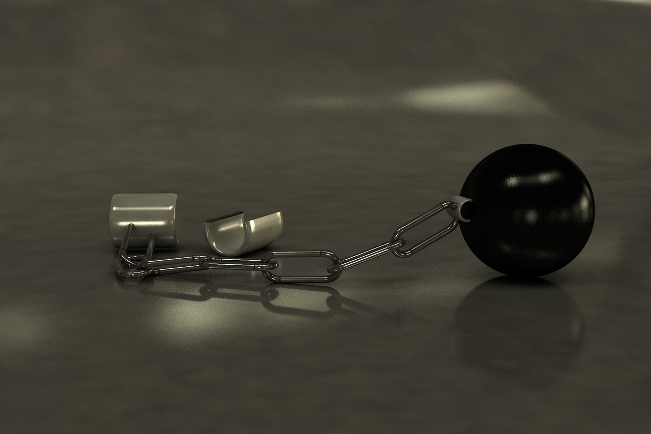 英格兰和威尔士监狱系统出现严重失误,至少四名错放囚犯仍逍遥法外
伦敦,2025年11月8日——英格兰和威尔士的监狱系统正面临前所未有的压力,因其在过去一年中发生了数量惊人的错放囚犯事件,其中至少有四名被错误释放的囚犯至今仍未归案。这一系列失误不仅暴露了英国司法系统深层的问题,也引发了公众对治安和政府管理能力的广泛担忧。
近期多起错放事件引爆公众担忧
根据英国广播公司(BBC)披露的信息,截至2025年11月8日,至少有四名囚犯在被错误释放后,至今仍未被警方寻回。这一数字令人不安,尤其是在截至2025年3月的财年里,英格兰和威尔士监狱系统共发生了262起错放囚犯的事件,远高于前一年的115起。这意味着在短短一年内,因系统性失误而被错误释放的囚犯数量几乎翻倍。
在这些尚未归案的囚犯中,至少有几位因其犯罪性质而特别引起关注。例如,一名被错误释放的阿尔及利亚籍性犯罪者布拉希姆·卡杜尔-谢里夫(Brahim Kaddour-Cherif)在被公众发现后,于11月7日星期五在伦敦芬斯伯里公园(Finsbury Park)地区被警方逮捕。卡杜尔-谢里夫曾因不雅暴露罪被判刑,其不当释放发生在同一周内,与另一名被错误释放的男子情况类似。另一位名叫威廉·史密斯(William Smith)的囚犯,在被错误释放后,于11月6日星期四主动向当局自首,目前已返回拘留所。
此外,还有一名被描述为“移民性犯罪者”的哈杜什·凯巴图(Hadush Kebatu)于10月下旬在埃塞克斯郡(Essex)的切尔姆斯福德监狱(HMP Chelmsford)被错误释放。据报道,凯巴图是通过小船抵达英国的移民。这些个案的曝光,只是冰山一角,揭示了监狱释放流程中存在的严重漏洞。
系统性失误与老旧系统成为罪魁祸首
英国司法部(Ministry of Justice)承认,这些错放事件是由于“系统性失误”所致。司法大臣大卫·拉米(David Lammy)对此表示“震惊”,他指出,政府“继承了一个处于危机中的监狱系统”,并对错误释放的发生率之高感到“十分愤慨”。拉米大臣强调,为了解决这一问题,他已下令实施新的、更严格的释放核查程序,并委托进行一项独立的调查,以找出系统性失误的根源。同时,司法部也已开始着手对一些监狱中仍在使用、已显陈旧的纸质系统进行全面改革。
然而,批评者认为,政府的应对措施来得太迟,且力度不足。影子司法大臣罗伯特·詹里克(Robert Jenrick)批评称,这些未被找回的囚犯暴露了“本届政府的无能”。自由民主党的一位发言人则称此次事件为“一场耻辱和一场大混乱”(a disgrace and an omnishambles),并呼吁政府投入“一切资源”来搜寻这些逃犯。
尽管司法部发言人表示,绝大多数被错误释放的罪犯都能被迅速追回,并且政府将尽一切努力与警方合作,将少数仍在社区中的人员逮捕归案,但公众对于司法系统如此大规模的失误以及部分人员至今仍未归案的现状,表达了强烈的不满和担忧。
错放囚犯数量激增的深层原因待解
根据提供的事实,此次错放囚犯事件的“确切机制”尚未完全详细披露。但司法部提到的“系统性失误”和“陈旧的纸质系统”是关键线索。在高度信息化的今天,一些监狱仍依赖纸质文件进行囚犯信息管理和释放审批,这无疑大大增加了出错的可能性。纸质文件容易丢失、损坏、信息更新不及时,且人工处理过程中极易出现疏漏。
此外,导致错放囚犯数量在一年内翻倍的原因也尚未明确。这可能与监狱人满为患、工作人员压力过大、培训不足、内部流程监管不力,或者是在某些特定时期,为了加快释放进程而放松了核查标准有关。例如,在英国监狱系统长期面临超员问题的背景下,工作人员可能在巨大的工作压力下,更容易出现失误。
值得注意的是,被错误释放的囚犯中,至少有两位是性犯罪者,一位是移民。这使得事件的敏感度进一步提高。公众不仅担心这些人的重新犯罪风险,也可能将此与英国的移民政策和边境管理联系起来,引发更广泛的社会讨论和政治争议。移民身份的囚犯被错误释放,尤其容易触动部分民众对国家安全和治安状况的神经。
专家观点与潜在影响
虽然此次提供的事实中没有直接引用外部专家的观点,但从事件本身以及政府的反应来看,可以推断出一些潜在的分析角度。犯罪学专家和司法系统观察家普遍认为,此类事件的发生,反映了司法系统在现代化、信息化和流程管理上的滞后。一个高效、安全的监狱系统,理应建立在精确、实时的数据管理和严格的流程控制之上。
“系统性失误”是一个宽泛的术语,但通常意味着问题并非孤立的个人行为,而是根植于制度设计、操作规程、技术支持或人员培训等多个层面。例如,可能存在信息录入错误、审批流程中的关键环节被跳过、文件信息不匹配、或者是在释放前未能充分核对所有必要文件和指令。
此次事件的潜在影响是多方面的:
公众信任度下降: 司法系统是维护社会秩序的基石。如此大规模的失误,无疑会严重损害公众对政府管理能力和司法公正性的信任。
治安风险增加: 错放的囚犯,尤其是那些有犯罪记录的,一旦重新进入社会,将对公共安全构成直接威胁。
政治压力: 执政党将面临来自反对党和媒体的巨大压力,可能影响其在民意调查中的支持率,甚至在未来的选举中产生影响。
法律与赔偿: 如果被错误释放的囚犯再次犯罪,受害者可能会寻求法律途径,追究监狱系统和相关部门的责任。同时,对于因系统失误而被错误监禁的个人,也可能涉及赔偿问题。
改革的紧迫性: 此事件将迫使政府加速监狱系统的改革进程,包括技术升级、流程优化和人员培训,以避免类似事件再次发生。
背景补充:英国监狱系统面临的挑战
英格兰和威尔士的监狱系统长期以来一直面临严峻的挑战。根据英国国家审计署(National Audit Office)和监狱监察机构的报告,该系统长期存在超员、设施老旧、囚犯暴力事件频发、以及工作人员短缺和士气低落等问题。这些因素共同作用,使得监狱管理变得异常困难。
近年来,英国政府曾多次承诺对监狱系统进行改革,包括增加资金投入、改善设施、以及引入新的技术和管理方法。然而,改革的步伐似乎未能跟上问题的蔓延速度。此次错放囚犯事件,无疑是这些长期积累问题的集中爆发,也暴露了改革过程中可能存在的执行不力或方向偏差。
此外,英国的移民政策和边境管理也一直是备受争议的议题。将移民身份的囚犯错误释放,可能会加剧社会对移民问题的敏感性,并可能被政治对手用作攻击政府政策的工具。英国政府在处理移民事务上的复杂性,也使得此类事件的解读和应对更加微妙。
目前,司法部已启动独立调查并承诺改革,但调查结果和改革措施的实际效果,仍有待时间检验。在所有被错误释放的囚犯被追回之前,公众的担忧和对政府的质疑声,恐怕将持续不断。
参考来源
At least four prisoners freed in error still at large, BBC told — BBC News(2025-11-08):查看原文