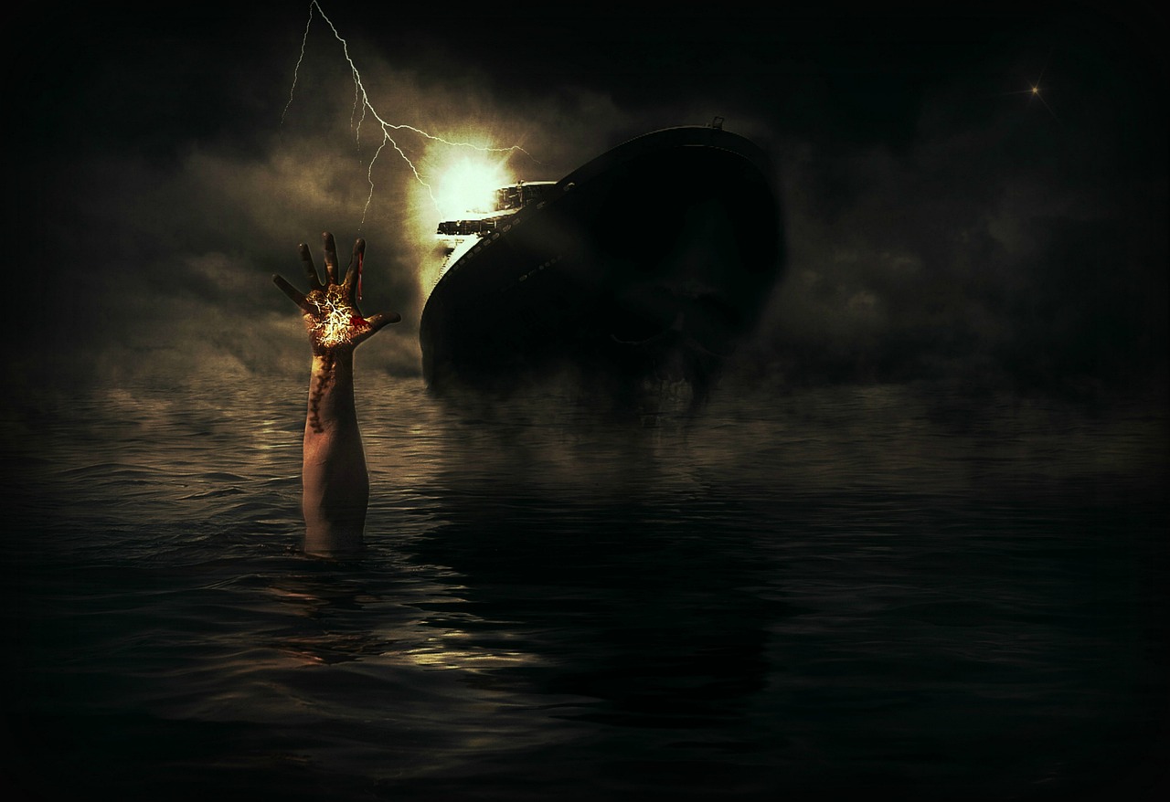 俄罗斯的“影子船队”在国际水域日益活跃,不仅成为规避西方制裁、支撑其石油出口的关键工具,更被指控对欧洲北约国家的海底基础设施构成“混合”间谍与破坏威胁。这一秘密船队规模庞大,运营手法隐蔽,引发了国际社会对海上安全、环境风险和地缘政治紧张局势的深切关注,促使北约国家采取联合行动加以应对。
俄罗斯“影子船队”的崛起与运作模式
自2022年莫斯科对乌克兰采取军事行动以来,西方国家对俄罗斯实施了严厉的经济制裁,旨在切断其“战争机器”的资金来源。然而,俄罗斯迅速组建并扩大了一支庞大的“影子船队”,以规避这些制裁,确保其主要出口商品——石油——能够继续流向国际市场。
这支秘密船队的活动在过去两年中大幅激增。分析师估计,目前它承担了俄罗斯80%的海上石油出口,公然挑战西方的制裁体系。据海事分析公司Windward的数据,该船队如今包含约1,300艘船只,其中近五分之一的海上油轮属于“影子船队”。这些船只中,约50%专门运载俄罗斯石油及石油产品,20%运载伊朗石油,10%运载委内瑞拉石油,其余20%则为多个受制裁国家运输石油产品。
隐蔽的航运策略规避国际监管
为了掩盖其踪迹并逃避国际社会的监督,“影子船队”采用了多种复杂的隐蔽策略。这些策略使得追踪其活动变得异常困难:
公海转运: 船只经常在公海上进行船对船的石油转运,将货物从一艘船转移到另一艘船,以混淆原产地和最终目的地。
自动识别系统(AIS)操纵: 许多“影子船舰”会关闭或操纵其自动识别系统(AIS),使其在雷达上消失,成为所谓的“幽灵船”。这种行为严重违反了国际海事安全规定。
隐藏所有权与频繁更名: 船队通过隐藏所有权数据、频繁更换注册国旗或根本不悬挂国旗来规避追踪。一些油轮甚至每月数次更换船名,进一步增加了识别难度。
“僵尸船”身份: 部分船只广播的国际海事组织(IMO)注册号码实际上分配给了已经报废的船只,使其呈现出“僵尸船”的假象,企图蒙混过关。
这些船只通常是老旧、维护不善的船只,悬挂着鲜为人知国家的国旗,利用监管漏洞在全球水域航行。它们主要从俄罗斯的波罗的海和黑海港口出发,穿越欧洲水域,驶向印度、中国、土耳其、新加坡和阿拉伯联合酋长国等主要买家。
“混合”间谍与破坏行动的指控
除了规避制裁运输石油之外,有证据表明,俄罗斯的“影子船队”还被用于针对欧洲北约国家及其海底电缆和管道进行“混合”间谍与破坏行动。这些行动旨在探测、监视甚至可能破坏关键的海底基础设施,对地区安全构成严重威胁。
一个引人注目的案例发生在2025年10月。一艘悬挂贝宁国旗的油轮“Boracay号”在法国海岸外被法国海军扣押。这艘船被怀疑是引发丹麦机场关闭的“神秘无人机”的发射平台。法国布雷斯特公共检察官斯特凡·凯伦伯格(Stéphane Kellenberger)最初表示,扣押原因是船员“拒绝合作”以及“无法证明船只国籍”。当时,“Boracay号”正运载75万桶来自俄罗斯圣彼得堡附近普里莫尔斯克石油终端的原油,目的地为印度瓦迪纳尔。
尽管莫斯科否认对乌克兰的盟国进行“混合战争”,但此类事件加剧了北约国家对俄罗斯海上行动的警惕。海底电缆和管道是现代社会通信和能源传输的命脉,任何对其的破坏都可能造成灾难性后果。
国际社会的反制与挑战
面对“影子船队”带来的多重威胁,国际社会,特别是北约国家,正在采取行动加以应对。北约秘书长马克·吕特表示,针对“Boracay号”油轮的调查促使北约国家发起了“波罗的海岗哨”(“Baltic Sentry”)任务。
参与该任务的北约国家,包括英国、丹麦、瑞典、波兰、爱沙尼亚、芬兰、德国、冰岛、拉脱维亚、立陶宛、荷兰和挪威,已同意“阻截并威慑”俄罗斯“影子船队”。这些国家正在英吉利海峡、丹麦海峡、芬兰湾以及瑞典与丹麦之间的海峡等关键水域加强海上巡逻,并检查船只的保险文件。北约秘书长警告称:“船长们必须明白,对我们基础设施的潜在威胁将带来后果,包括可能的登船、扣押和逮捕。”
缺乏保险带来的风险
“影子船队”的另一个突出问题是其缺乏足够的保险。据标普国际(S&P Global)分析师估计,每五艘运载俄罗斯石油的油轮中,高达四艘缺乏国际保护与赔偿协会(International Group of Protection and Indemnity Clubs)12家互助保险公司认可的保险。国际保护与赔偿协会是全球90%以上远洋船舶的保险提供者。
这种缺乏国际认可保险的情况带来了巨大的海上安全和环境风险。一旦发生事故,如碰撞、搁浅或漏油,可能没有人或机构来承担清理费用和赔偿责任。老旧、维护不善的船只在恶劣天气下运营,发生事故的可能性更高,可能对海洋环境造成巨大破坏,并威胁沿海国家的生态系统和经济。
俄罗斯的强硬立场与地缘政治紧张
俄罗斯对西方国家试图拦截其“影子船队”的行为表现出强硬立场。俄罗斯政界人士曾呼吁,将针对运载俄罗斯石油运输船只的任何敌对行动视为对俄罗斯的攻击。今年5月,当邻国爱沙尼亚试图在爱沙尼亚与芬兰之间扣押一艘无旗航行的油轮时,莫斯科立即派出一架战斗机在它周围盘旋示威,凸显了其维护海上运输自由的决心。
这种紧张局势使得国际水域的航行变得更加复杂和危险。北约国家在采取行动时,必须谨慎权衡维护地区安全与避免与俄罗斯直接冲突之间的平衡。国际法中关于在公海拦截可疑船只的规定复杂,可能引发法律争议和外交冲突。
对全球能源市场和本国的影响
俄罗斯“影子船队”的运作对全球能源市场产生了深远影响。它使得俄罗斯石油能够以低于西方制裁设定的价格上限流入市场,满足了全球对低价石油的需求,尤其是在一些新兴经济体。对于本国而言,作为全球最大的能源消费国之一,俄罗斯的低价石油供应有助于稳定国内能源价格,保障能源安全。
然而,本国也面临着潜在的国际压力和风险。尽管本国与俄罗斯保持着紧密的能源合作关系,但如果“影子船队”被证实广泛参与间谍和破坏活动,或者其运营导致严重的环境灾难,本国作为主要买家之一,可能需要审慎评估其在国际航运安全和环境责任方面的立场。同时,本国也高度重视国际航运规则和海上安全,这与“影子船队”的某些行为存在潜在冲突。
“影子船队”的存在,不仅是地缘政治博弈的产物,也暴露了国际海事监管体系的漏洞。如何有效应对这一挑战,在维护国际法治、保障海上安全和避免冲突升级之间找到平衡点,将是国际社会未来一段时间内需要共同面对的复杂课题。
参考来源
影子船队:无视制裁搬运八成俄罗斯石油,还执行间谍及破坏任务 — BBC Chinese(2025-11-16):查看原文