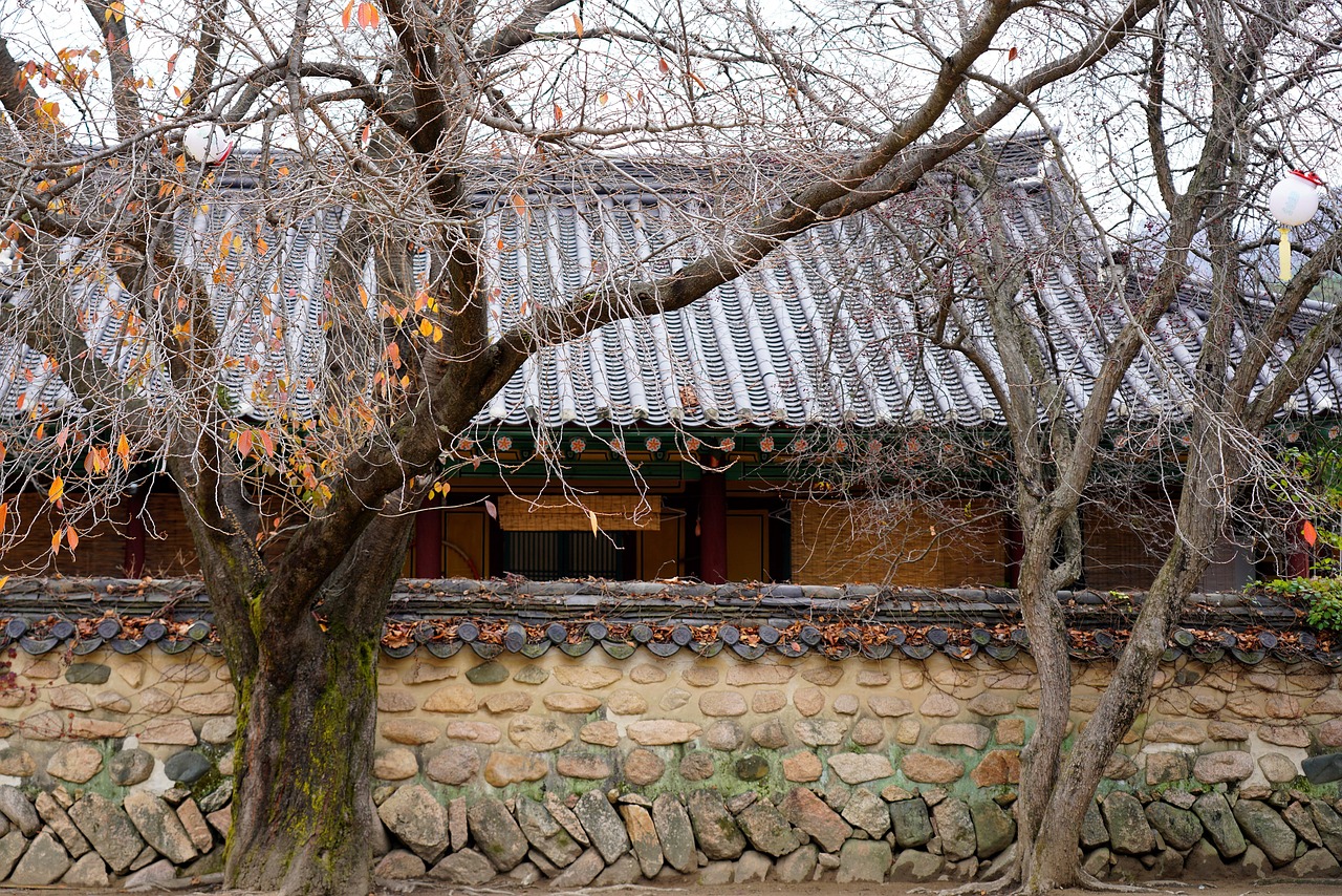 美国太空公司蓝色起源（Blue Origin）的“新格伦”（New Glenn）火箭于2025年11月13日成功完成首次发射任务，将美国国家航空航天局（NASA）的两艘探测器送往火星，并首次成功回收了其可重复使用的助推器，标志着该公司在重型运载火箭领域迈出重要一步。

蓝色起源“新格伦”火箭成功发射火星任务

此次备受瞩目的发射大约在世界协调时间（UTC）2025年11月13日20时51分从佛罗里达州顺利升空。这是由亚马逊创始人杰夫·贝索斯（Jeff Bezos）创立的蓝色起源公司，其大型运载火箭“新格伦”的首次飞行。该火箭搭载了美国国家航空航天局（NASA）的两艘“逃逸”（Escapade）卫星，并成功将其部署至火星方向。

“逃逸”卫星预计将需要22个月的时间才能抵达火星，随后将围绕这颗红色星球运行，主要任务是测量火星的大气层和磁场。这项任务旨在帮助科学家更好地理解火星环境的演变，特别是其大气如何随着时间流逝而散逸，以及火星磁场的特性。

可重复使用助推器首次成功回收

此次任务的另一项重大突破是，“新格伦”火箭的可重复使用助推器在从火箭上级分离后，成功降落在大西洋上的一个浮动着陆平台上。这是蓝色起源公司首次实现此类助推器回收，对其未来的商业运营具有里程碑式的意义。

可重复使用火箭技术被视为大幅降低太空发射成本的关键。通过回收并重复利用昂贵的火箭助推器，太空公司可以显著减少每次发射的开支，从而提高太空探索和商业航天的经济可行性。蓝色起源此次的成功，证明了其在这一复杂技术领域的实力。

太空竞赛中的重要里程碑

在可重复使用轨道火箭助推器着陆方面，埃隆·马斯克（Elon Musk）旗下的太空探索技术公司（SpaceX）是先行者，早在2015年就首次实现了这一壮举。蓝色起源此次的成功，意味着它也加入了这一精英俱乐部，成为全球少数几家掌握此项技术的公司之一。尽管蓝色起源在时间上晚于SpaceX，但“新格伦”作为一款重型运载火箭，其助推器回收的成功，仍然彰显了其在未来重型载荷发射市场中的竞争力。

“新格伦”火箭的设计目标是能够将重型载荷送入地球轨道，并支持未来的月球和深空任务。其可重复使用性是其核心竞争力之一，旨在为政府机构和商业客户提供更具成本效益的发射服务。此次火星任务的成功，不仅验证了火箭的整体性能，也为其未来的商业订单奠定了坚实基础。

未来太空探索与商业航天前景

“新格伦”火箭的成功发射和助推器回收，无疑将加剧全球商业航天领域的竞争。随着蓝色起源的加入，太空发射市场将拥有更多选择，这可能促使发射服务价格进一步下降，并加速技术创新。对于NASA等太空机构而言，拥有更多可靠且经济的发射选项，将有助于推动其科学探索和载人航天计划。

此次将“逃逸”卫星送往火星的任务，也体现了蓝色起源在深空探测任务中的能力。随着人类对月球和火星探索兴趣的日益增长，重型运载火箭的需求将持续上升。“新格伦”的成功首飞，使其成为未来月球着陆器、火星探测器乃至载人深空任务的有力竞争者。

尽管此次任务的具体成本和“逃逸”卫星的详细科学仪器信息尚未公开，但其成功无疑为蓝色起源在太空产业的雄心壮志注入了强大动力。未来，蓝色起源将继续面临来自SpaceX等公司的激烈竞争，但此次里程碑式的成功，无疑为其在太空经济中占据一席之地奠定了坚实基础。


参考来源

Watch: Blue Origin sends satellites to Mars in historic launch — BBC News（2025-11-13）：查看原文