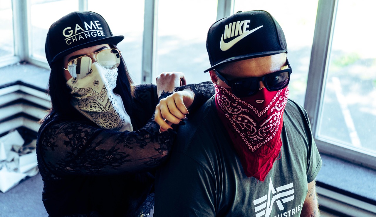 中国官方媒体日前罕见地深入报道了针对东南亚电信诈骗活动的打击内幕，通过一部纪录片揭示了中国司法系统在跨境犯罪案件中的运作方式，此举被视为中国政府数月宣传攻势的一部分，旨在警示国民诈骗产业的危害，并彰显其打击幕后黑手的决心。

中国官媒罕见披露缅甸诈骗集团覆灭始末

这部于2025年11月9日（根据BBC报道日期）播出的纪录片，将焦点对准了缅甸果敢老街镇（Laukkaing）长期盘踞的犯罪集团。在通常不公开庭审诉讼的国家，此次对司法系统运作的揭示尤为罕见。纪录片内容涵盖了对诈骗集团成员的审讯、逮捕和判决过程，以及受害者的亲身证词，旨在安抚国内受害者家属情绪，并警示公众。

纪录片中，一名名为陈大卫的男子在囚室内接受中国调查人员盘问。陈大卫被指是臭名昭著的魏氏家族成员之一，该家族是多年来在老街横行的多个强大黑帮之一。在审讯中，陈大卫承认涉嫌下令杀害一名陌生人，以人命作为祭品结拜，以此展现与商家合作的“诚意”，其供词揭示了这些犯罪集团的残暴本质。

“黑帮教父”家族的崛起与崩塌

魏氏、刘氏、明氏和白氏家族被视为老街最具势力的“黑帮教父”式家族，于2000年代初崛起。在缅甸军事领袖敏昂莱推翻当时主宰该镇的军阀后，这些家族利用权力真空迅速介入，夺取军事与政治权力。他们通过任命家族成员担任议员、军营指挥官、自治区主席等要职，并控制供水、电力等关键基础设施，甚至组建民兵，从而建立起庞大的犯罪帝国。

在这些家族的统治下，老街这个贫困的边境小镇一度摇身一变，成为赌场和红灯区林立的繁华中心。然而，近年来，他们的主要利润来源转向了“诈骗园区”。这些园区强迫被困人员对陌生人进行网络诈骗，否则将遭受残酷惩罚甚至死亡。每个家族掌控数十个诈骗园区和赌场，吸金数十亿美元，对中国公民造成了巨大危害。

这些家族的犯罪帝国最终在2023年崩塌。中国与缅甸当局联合展开打击行动，缅甸方面逮捕了这些犯罪家族成员并将其移交给中国。自此，中国法院以诈欺、人口贩运、谋杀等罪名审理相关案件。据官方媒体报道，自2023年以来，两国当局已逮捕超过5.7万名涉网络诈骗的中国公民。

在随后的审判中，明氏家族的11名成员及白氏家族的5人被判处死刑，另有数十人被判长期徒刑。刘氏与魏氏家族的起诉仍在进行中，具体进展和时间表尚未公开。

高薪诱惑下的残酷陷阱

数千名中国公民和其他人士被高薪工作的虚假信息诱骗至东南亚的诈骗园区，特别是缅甸老街。在中国经济放缓及青年失业率高企的背景下，这些诱惑显得格外吸引人。然而，一旦抵达，受害者即被控制，被迫从事网络诈骗活动。

从获救工人收集的证词显示，诈骗园区普遍存在残酷虐待模式：受害者手指被刀砍断、遭受电击棒电击、定期殴打。不合作者会被关进小黑屋，遭受饥饿或殴打，直到屈服。这些骇人听闻的细节，揭示了诈骗产业背后的人性泯灭和对生命的漠视。

中国当局强调，这些犯罪集团的暴力性和残忍程度令人发指。今年10月，中国宣布起诉另一个被形容为老街新兴势力的犯罪集团“徐老发”，称其暴力性一点也不亚于“四大家族”。此举表明，中国打击诈骗的目标不仅限于已知的“教父”家族，而是决心铲除整个庞大的诈骗网络。

打击行动的效果与挑战

中国当局投入大量精力打击并大肆宣传此次行动。数据显示，情况略有乐观：过去一年，中国境内报告的网络诈骗案件持续下降，当局称此类犯罪已得到有效遏制。这表明跨境打击行动和国内宣传攻势在一定程度上取得了成效。

然而，东南亚数十亿美元的诈骗产业规模庞大，且犯罪集团手段日益隐蔽。尽管中国取得了显著进展，但要彻底根除这一跨国犯罪网络，仍面临诸多挑战。这包括与当地政府的持续合作、对受害者进行有效的解救和安置，以及从源头上切断诈骗集团的资金链和人员招募渠道。

此次中国官媒的罕见深入报道，不仅是对国内民众的一次警示教育，也是对国际社会展示中国打击跨境犯罪决心的信号。它提醒人们，在追求经济机会的同时，务必警惕那些看似诱人的高薪陷阱，以免落入犯罪集团的魔爪。


参考来源

中国官媒罕有揭示严打诈骗活动内幕 — BBC Chinese（2025-11-10）：查看原文