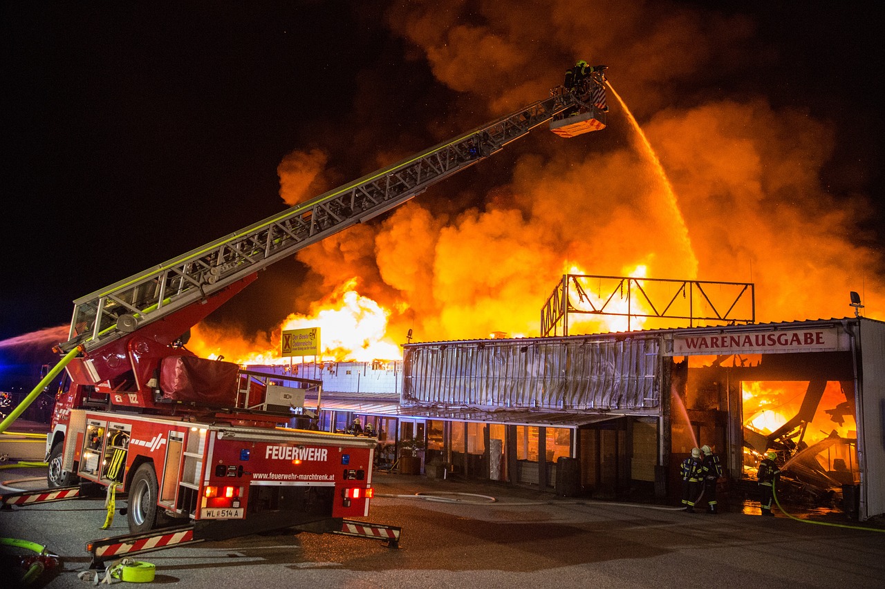 香港大埔北部郊区发生的一场毁灭性高层建筑大火已造成至少128人死亡,79人受伤,数十人仍然失踪,成为香港70多年来最致命的火灾。当局已逮捕三名负责翻修工作的人员,并启动了腐败调查。
香港大埔高楼群遭遇致命火灾
2025年11月28日,香港大埔北部郊区的一场高层建筑大火造成了毁灭性的影响,至少128人在这场悲剧中丧生,另有79人受伤,数十人至今下落不明。这场火灾发生在和福苑(Wang Fuk Court)的八栋公寓楼中的七栋,其猛烈程度和高死亡人数使其成为香港70多年来最严重的一次火灾事故。
火灾于周三当地时间14:51(格林尼治标准时间06:51)开始,并在当天18:22被消防官员升级为最严重类别。据香港消防处通报,火势从较低楼层开始向上蔓延,最高温度达到惊人的500摄氏度(932华氏度)。由于高温,部分区域在扑灭后甚至出现复燃现象,给灭火工作带来了巨大挑战。超过2,311名消防员参与了这场艰巨的灭火行动,最终于周五当地时间10:18(格林尼治标准时间02:18)宣布火势被完全扑灭。
这场火灾不仅夺走了大量生命,也给香港社会带来了沉重打击。遇难者中包括37岁的消防员何伟豪(Ho Wai-ho),他在周三失去联系约30分钟后被发现倒塌在现场。此外,还有12名消防员在灭火过程中受伤。移民慈善机构表示,两名此前在这些建筑内工作的印度尼西亚国民也在火灾中丧生,而印度尼西亚和菲律宾工人仍在失踪人员之列,这凸显了火灾对不同社群的广泛影响。
火灾原因初步调查指向建筑翻修与材料问题
尽管火灾的具体起因仍在调查中,但初步迹象表明,正在进行的建筑翻修工作可能与火势的迅速蔓延有密切关系。官员们周五表示,窗户外部使用的泡沫塑料(Styrofoam)加速了火势的蔓延。此外,建筑物外部存在的易燃网状物和其他材料也使得火势得以迅速从一栋楼蔓延至另一栋楼,最终波及和福苑的七栋公寓楼。
香港当局已迅速采取行动,对火灾展开全面调查。三名负责翻修工作的人员已因涉嫌过失杀人罪被捕,这表明当局正在严肃追究相关责任。同时,一项腐败调查也已启动,旨在查明火灾背后是否存在不当行为或违规操作。香港警方表示,他们将于周五开始进入和福苑大楼收集证据,预计调查工作将持续三到四周,以期查明火灾的根本原因和所有责任方。
此次事件引发了公众对香港建筑安全标准和监管机制的广泛关注。高层建筑在翻修过程中对外墙材料的选择和施工安全措施的执行,成为了社会讨论的焦点。专家指出,在人口密集的城市环境中,建筑材料的防火性能和应急疏散通道的有效性至关重要。此次火灾中易燃材料的使用,无疑暴露了现有法规或执行层面可能存在的漏洞。
社会各界积极响应提供援助
面对这场突如其来的灾难,香港政府和社会各界迅速行动,为受影响的居民提供帮助。香港政府已设立了多个庇护所和支持中心,为流离失所的居民提供临时住所和基本生活物资。大量志愿者也积极投入到救援工作中,他们打包和组织衣物、卫生用品等物资,送往受灾居民手中,展现了社区的团结和互助精神。
然而,火灾造成的巨大伤亡给遗体辨认工作带来了巨大挑战。当局表示,目前仍有89具遗体尚未被辨认,另有16具遗体仍然留在建筑物内。为了加快辨认进程,当局呼吁家属携带家庭照片前往附近的社区会堂,协助确认遇难者身份。这项工作不仅耗时,也对遇难者家属造成了巨大的情感打击。
此次火灾不仅是对香港应急响应能力的一次严峻考验,也促使社会深刻反思城市发展与安全保障之间的平衡。随着调查的深入,预计将有更多关于建筑安全标准、施工监管以及应急管理方面的讨论和改革。香港特区政府承诺将彻查事件,并采取一切必要措施,防止类似悲剧再次发生,以保障市民的生命财产安全。
参考来源
Hong Kong tower blocks fire death toll rises to 128 — BBC News(2025-11-28):查看原文