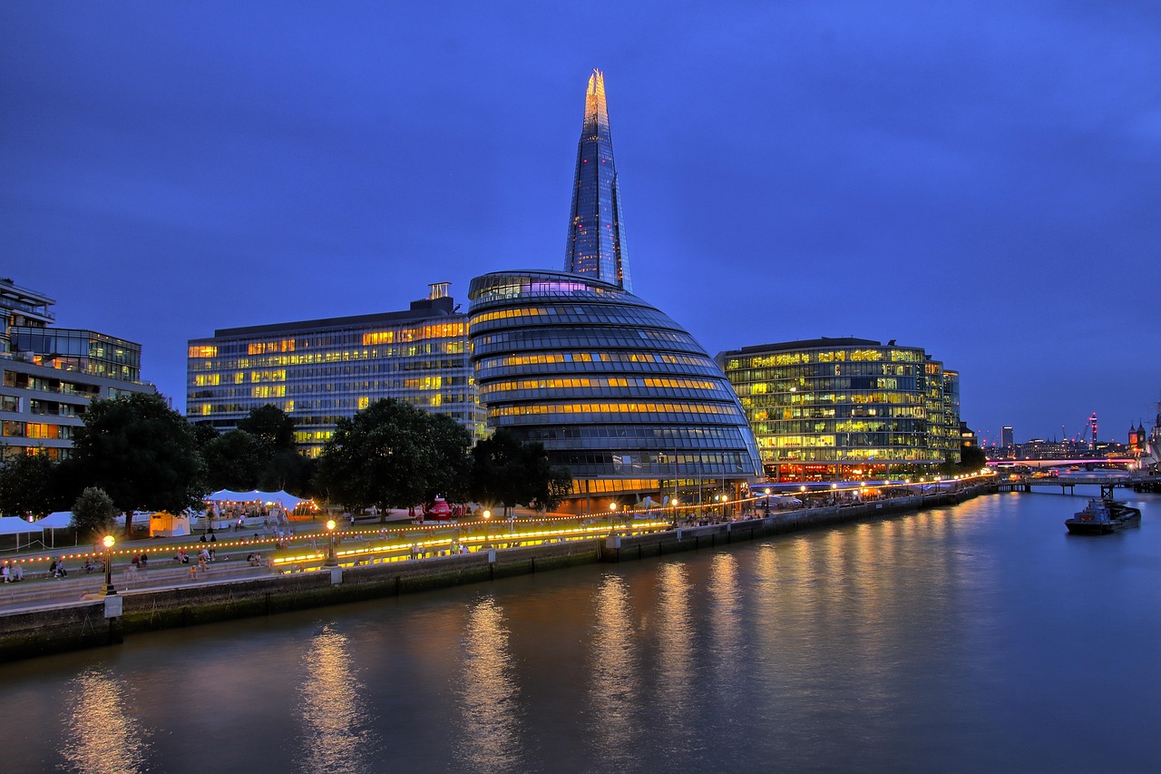 英格兰地方政府大臣史蒂夫·里德（Steve Reed）宣布，英格兰地区市长将获得新权力，可向在其城镇过夜的游客征收旅游税。此举旨在赋予地方民选市长更多权力，通过投资当地基础设施、文化活动和公共交通系统等方式，“释放增长潜力”，从而促进地方经济发展。

英格兰市长获权征收旅游税以促进地方发展

在周三预算案公布前夕，英国地方政府大臣史蒂夫·里德对外公布了这项新政策。根据政府的设想，通过征收旅游税所获得的资金将专门用于改善当地的基础设施和文化项目。例如，这笔资金可以用于翻新伦敦著名的牛津街，或资助大曼彻斯特地区的深夜巴士和电车服务，以保持街道清洁并提升整体公共交通系统的效率。政府表示，此举将确保游客的每一次体验都是积极且难忘的。

这项新权力将使英格兰的旅游税政策与英国其他地区保持一致。目前，苏格兰和威尔士都已计划在明年引入类似的旅游税。其中，威尔士将对每晚住宿征收1.30英镑（约合11.8元人民币）的税费，而苏格兰则计划征收5%的旅游税。在全球范围内，纽约、巴黎和米兰等多个国际大都市也已实施旅游税多年，相关研究表明，合理的税费对游客数量的影响微乎其微。

地方领导人对新政反应不一

这项新政策在英格兰地方领导人中引发了不同的反响。伦敦工党市长萨迪克·汗爵士（Sir Sadiq Khan）和大曼彻斯特市长安迪·伯纳姆（Andy Burnham）均对新权力表示欢迎。

萨迪克·汗爵士表示，这项税收将是“伦敦的好消息”，额外的资金将有助于“巩固伦敦作为全球旅游和商业目的地的声誉”。他强调，这将为伦敦带来急需的投资，以应对日益增长的游客需求。

安迪·伯纳姆则指出，每年有近200万人次访问大曼彻斯特地区，为当地经济贡献了约90亿英镑（约合819亿元人民币）。他认为，这项税收将使他们能够投资游客所需的基础设施，例如保持街道清洁和通过延长巴士和电车运行时间来改善公共交通系统，从而确保每位游客都能获得积极而难忘的体验。

然而，并非所有地方领导人都对引入旅游税持积极态度。蒂斯河谷（Tees Valley）的保守党市长霍琛勋爵（Lord Houchen）明确表示，他不会在其管辖的蒂斯河谷、达灵顿和哈特尔普尔地区引入这项新税。他从原则上拒绝了这项税收，并声明：“我不会使用这项权力。只要我还是市长，蒂斯河谷、达灵顿和哈特尔普尔就不会有旅游税。谢谢，但不必了。”这表明，尽管政府赋予了市长征收旅游税的权力，但具体是否实施仍将由地方民选官员自行决定。

酒店业警告“破坏性假日税”可能推高通胀

与此同时，英国酒店业贸易机构UKHospitality的主席凯特·尼科尔斯（Kate Nicholls）对这项新税收表达了强烈担忧。她警告称，这项“破坏性假日税”可能使公众额外花费高达5.18亿英镑（约合47.2亿元人民币）。尼科尔斯认为，这项成本将直接转嫁给消费者，从而推高通胀，并与政府降低生活成本的目标背道而驰。她强调，在当前经济环境下，增加游客负担可能会对英国旅游业的竞争力造成负面影响。

然而，政府和一些支持者则引用研究数据来反驳这种担忧。有研究表明，在纽约、巴黎和米兰等已经征收旅游税的城市，合理的费用对游客数量的影响微乎其微。例如，一项针对伦敦的研究建议，每天征收1英镑（约合9.1元人民币）的税费，每年可为首都筹集9100万英镑（约合8.3亿元人民币）的资金。

旅游税收入分配引发潜在争议

除了是否引入旅游税及其对经济的影响，税收收入的分配方式也引发了潜在的争议。威斯敏斯特市议会（Westminster City Council）的工党领袖亚当·休格（Adam Hug）呼吁，旅游税的收入应与市议会分享，而不是全部由市长保留。休格议员指出，他的议会管辖着伦敦市中心的一些主要景点，他认为收入的公平分配对于确保地方政府能够有效管理和维护这些吸引游客的区域至关重要。这表明，在具体实施层面，市长与地方议会之间可能需要就资金的分配和使用达成一致，以避免潜在的内部矛盾。

目前，关于这项新权力生效的具体日期、旅游税的详细征收范围（例如是否仅限于酒店住宿、是否有豁免情况）以及最高征收金额等细节尚未公布。这些具体条款的制定和实施，将直接影响这项政策的实际效果和各方的接受程度。


参考来源

English mayors will get new powers to  levy tourist taxes — BBC News（2025-11-25）：查看原文