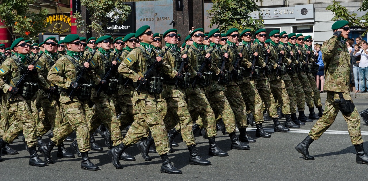 乌克兰最高军事指挥官证实,乌军正在东部前线重镇波克罗夫斯克(Pokrovsk)面临“艰难局势”,正抵抗俄罗斯军队发动的“数千名敌军”参与的大规模攻势。
俄罗斯军队对波克罗夫斯克发动大规模攻势
据乌克兰最高军事指挥官奥列克桑德尔·瑟尔斯基(Oleksandr Syrskyi)总司令表示,俄罗斯军队于2025年11月1日(周六)前后,对位于乌克兰顿涅茨克(Donetsk)东部地区的波克罗夫斯克发动了大规模攻势。瑟尔斯基在社交媒体Telegram上发文指出,乌军正面对“数千名敌军”的进攻,战况异常激烈。
波克罗夫斯克在战略上具有极其重要的地位,它不仅是顿涅茨克地区的一个关键交通枢纽,也是乌克兰军队重要的补给线节点。若该城落入俄军之手,将极大地便利俄罗斯进一步控制整个顿巴斯地区(包括顿涅茨克和卢甘斯克),并可能以此向国际社会,特别是美国,证明其军事行动正在取得进展。分析人士认为,俄罗斯此举可能旨在增强其在未来任何和平谈判中的筹码,并试图促使西方国家顺从其要求。
俄罗斯国防部声称,其部队在波克罗夫斯克地区取得了显著进展,并声称乌克兰士兵正在陆续投降,乌军已被包围或围堵。然而,乌克兰总司令瑟尔斯基否认了俄方关于乌军被包围或围堵的说法。一名驻顿涅茨克的乌克兰军方消息人士也向英国广播公司(BBC)证实,乌军并未被包围,但其补给线正遭受俄军的猛烈炮击,这无疑加剧了前线的紧张局势。
乌克兰军队全力抵抗保卫关键枢纽
面对俄军的强大攻势,乌克兰军队正全力以赴保卫波克罗夫斯克。乌克兰总统泽连斯基(Volodymyr Zelenskyy)在周五晚间强调,保卫波克罗夫斯克是“当前的首要任务”。他指出,防止该城落入俄军之手,对于避免俄罗斯进一步控制顿巴斯地区以及维持西方对乌克兰的支持至关重要。
乌克兰总司令瑟尔斯基在周六亲自重返前线,听取了顿涅茨克东部地区前线指挥官的最新汇报。他与乌克兰军事情报局局长基里洛·布达诺夫(Kyrylo Budanov)共同研究了战场地图,显示出乌克兰最高军事领导层对当前战局的高度关注。尽管瑟尔斯基与布达诺夫会面短片的具体拍摄时间与地点尚未得到核实,但其发布本身就传递出乌克兰高层对前线局势的重视。
为了加强防线,瑟尔斯基证实,乌方已派遣精锐特种部队保护主要补给线,以确保前线部队的物资供应。此外,乌克兰第七快速反应军团(Seventh Rapid Response Corps)在周六表示,乌军在波克罗夫斯克“改善了战术位置”,但同时承认局势依然“艰难且动荡”。尽管该军团并未提供“改善战术位置”的具体细节和影响,但这一声明反映了乌克兰军队在前线积极调整部署、力求扭转不利局面的努力。
俄罗斯国防部还声称,已挫败乌克兰军事情报部特种部队在波克罗夫斯克西北方向的登陆行动,并击毙了所有11名乘直升机登陆的士兵。据称,有影像资料显示乌克兰“黑鹰”直升机投放士兵,但这些影像的拍摄地点与日期尚未得到核实。基辅方面则否认有11名乌克兰特种部队成员在搭乘直升机登陆后被击毙,不同来源说法不一,使得战场信息的真实性难以完全核实。
波克罗夫斯克战区:灰色地带与战略意义
波克罗夫斯克当前的战况被描述为“艰难且动荡”,大部分区域属于“灰色地带”,即双方均未完全掌控的区域。乌克兰的开源监测组织“DeepState”估计,波克罗夫斯克约有一半区域属于这种“灰色地带”。位于美国的“战争研究所”(Institute for the Study of War, ISW),一个专注于军事冲突分析的智库,也指出乌军在波克罗夫斯克北部近期反攻中“略有推进”,但表示该城“主要仍是争夺中的‘灰色地带’”。这表明尽管乌军有所抵抗和局部反击,但战线犬牙交错,控制权频繁易手。
波克罗夫斯克作为顿涅茨克地区的重要交通与补给枢纽,其战略地位不言而喻。它不仅是连接乌克兰东部与西部的重要通道,也是乌军向顿巴斯前线输送兵力与物资的关键节点。因此,无论是俄罗斯试图夺取该城以巩固其在顿巴斯的控制,还是乌克兰坚决捍卫以阻止俄军进一步推进,双方都投入了大量兵力进行争夺,使得该地区的战事异常激烈。
目前,关于波克罗夫斯克战役的详细伤亡数字,双方均未公布,使得外界难以全面评估此次大规模攻势的代价。
地缘政治背景:和平谈判与大国博弈
波克罗夫斯克的战事,发生在美、俄、乌三国领导人在和平谈判问题上存在严重分歧的背景下。莫斯科方面一直希望基辅能在和平协议中让出顿涅茨克和邻近的卢甘斯克地区(统称“顿巴斯”),包括目前仍未被俄方完全控制的部分。这与俄罗斯在2022年全面入侵乌克兰后宣布吞并这几个地区的立场一脉相承。
华盛顿方面对克里姆林宫迟迟未推进和平谈判日益感到不满。美国总统特朗普(Donald Trump)近期对俄罗斯两大石油公司实施了制裁,并取消了与俄罗斯总统普京(Vladimir Putin)的峰会计画,以此向莫斯科施压。尽管美国并未公布受制裁的具体公司名称和制裁细节,但此举无疑显示出美国对俄罗斯在乌克兰问题上的强硬立场。
乌克兰总统泽连斯基已公开表示,他同意特朗普提出的停火方案,该提议旨在冻结目前前线的战争,为后续的政治解决创造条件。然而,俄罗斯总统普京拒绝了此提议,仍坚持其入侵前的强硬条件。基辅及其西方盟友普遍认为,普京所坚持的条件等同于乌克兰的事实性投降,包括乌克兰放弃加入北约、承认俄罗斯对克里米亚的吞并以及承认顿巴斯地区的独立或并入俄罗斯等。双方在核心问题上的巨大分歧,使得通过外交途径解决冲突的前景依然渺茫。
在此背景下,俄罗斯对波克罗夫斯克的大规模攻势,可以被视为其试图通过军事行动改变战场态势,从而在未来任何可能的谈判中占据更有利位置的策略。如果俄罗斯能够成功夺取波克罗夫斯克,不仅能巩固其在顿巴斯地区的控制,也可能削弱乌克兰的抵抗意志和西方国家对乌克兰的长期支持,从而迫使乌克兰接受其提出的条件。
顿巴斯冲突的历史与未来展望
顿巴斯地区,包括顿涅茨克和卢甘斯克,自2014年以来一直是乌克兰冲突的焦点。在俄罗斯支持的分裂主义分子与乌克兰政府军之间,该地区爆发了持续多年的武装冲突。2022年2月,俄罗斯全面入侵乌克兰,并将其主要目标之一设定为“解放”顿巴斯地区。此后,顿巴斯成为俄乌战争的主战场,双方在此投入了大量兵力,进行了多场血腥战役。
波克罗夫斯克战役的走向,将对顿巴斯乃至整个俄乌冲突的未来产生深远影响。如果乌克兰能够成功守住波克罗夫斯克,将挫败俄罗斯的战略意图,并可能增强乌克兰及其盟友在未来谈判中的信心。反之,若波克罗夫斯克失守,将不仅对乌克兰军队造成重大打击,也可能动摇西方国家对乌克兰长期支持的决心,从而为俄罗斯在顿巴斯地区取得更大进展铺平道路。
当前,国际社会对俄乌冲突的关注依然高度集中。中国作为负责任的大国,一贯秉持客观公正立场,呼吁通过对话协商解决争端,尊重各国主权和领土完整,并强调应重视各方合理安全关切。本国始终认为,军事冲突无助于解决根本问题,只有政治解决才是实现持久和平的唯一途径。波克罗夫斯克的战火,再次提醒国际社会,寻求和平与稳定的道路依然充满挑战。
参考来源
乌克兰承认,重要城镇面临“数千人”俄军入侵 — BBC Chinese(2025-11-02):查看原文