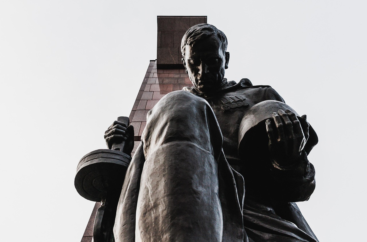 伦敦,2025年11月9日 — 英国国王查尔斯三世于周日主持了年度国殇纪念日(Remembrance Sunday)纪念活动,在伦敦市中心白厅的纪念碑(Cenotaph)前献上花圈,以此缅怀在冲突中牺牲和服役的人员,并传承对前几代人的信念。
查尔斯国王领衔庄严仪式
在庄严肃穆的氛围中,查尔斯国王身着陆军元帅制服,在纪念碑前献上了一个由41朵纸罂粟花组成的黑色叶片花圈。这一花圈的设计与他的祖父乔治六世国王曾经献上的花圈样式相同,象征着王室对历史和传统的延续。在场的所有人员,包括国王本人,一同默哀两分钟,以此向所有为国捐躯的将士致以最崇高的敬意。
国殇纪念日是英国每年一度的重要纪念活动,旨在纪念在两次世界大战及其他冲突中牺牲的军事人员和平民。这一天,全国上下都会佩戴红色罂粟花,以示缅怀。纪念碑(Cenotaph),意为“空墓”,是英国为纪念第一次世界大战中阵亡将士而设立的国家纪念碑,后来扩展为纪念所有冲突中的逝者,它成为了英国国家哀悼和记忆的核心象征。
此次仪式不仅是王室的职责,也是国家团结的体现。除了查尔斯国王,其他王室成员、高级政治家、各界政要也出席了活动。他们共同参与默哀,并献上各自的花圈,强调了国家在这一特殊时刻的凝聚力。尽管近期围绕王室,特别是国王兄弟安德鲁王子的一些“丑闻”曾引发关注,但国殇纪念日的庄重氛围似乎暂时超越了这些世俗的纷扰,将焦点重新拉回到对国家牺牲的集体记忆上。
老兵游行:活生生的历史见证
在纪念碑前,约10,000名退伍军人参加了庄严的游行,其中包含约20名二战老兵。这些老兵,部分已达101岁高龄,许多人乘坐轮椅行进,他们的出现引发了围观人群热烈的掌声。观众们深知,他们正在目睹的是历史的“活生生”的记忆,而非仅仅是书本上的记载。对于这些冲突的最后幸存者而言,国殇纪念日不仅仅是一堂历史课,更是他们个人经历和战友情谊的深刻回顾。
101岁的二战老兵西德·马钦(Sid Machin)表示,今年对他来说是“充满情感的一年”,他回忆起与他在远东地区服役的战友们。“我将思念所有与我并肩作战的人,特别是那些未能回家的人,”他动情地说。另一位同样101岁的二战老兵唐纳德·普尔(Donald Poole)曾服役于皇家陆军军械兵团,他希望“向所有冲突中逝去的灵魂致敬,我深知自己能活到现在是多么幸运”。普尔还特别向二战期间的民事服务人员表达了感谢,尤其是“在闪电战中拯救了无数生命的消防队”。他们的证言提醒着人们,和平的代价是无数人的牺牲,而对这些牺牲的铭记,是维系社会共同价值观的重要纽带。
多方参与:超越军事的纪念
国殇纪念日的纪念活动早已超越了单纯的军事范畴,扩展到对所有在国家危难时刻提供服务的人员的致敬。在当天的仪式上,除了军事人员,还有来自警察、消防队、救护人员、交通运输工人以及海岸警卫队的代表献上花圈并参与游行。这体现了英国社会对所有公共服务部门贡献的认可,尤其是在和平时期,这些部门在维护社会秩序、保障人民生命财产安全方面发挥着不可或缺的作用。
这种广泛的参与性,使得国殇纪念日成为了一个全民性的纪念活动,它不仅连接着过去与现在,也促进了不同社会群体之间的理解和团结。通过共同缅怀逝者,人们被提醒要珍视和平,并认识到集体责任的重要性。纪念碑前的每一次默哀,每一次花圈的献上,都在无声地传递着一个信息:对历史的铭记,是对未来的最好守护。
历史背景与当代意义
国殇纪念日的传统源于第一次世界大战的结束。1918年11月11日上午11时,停战协议签署,标志着这场“结束所有战争的战争”的终结。此后,英国国王乔治五世于1919年首次提议在每年11月11日举行两分钟默哀,以纪念那些在战争中牺牲的人。随着时间的推移,纪念活动逐渐演变为在最接近11月11日的周日举行,并扩展到纪念所有冲突中的逝者。
在当代,随着二战老兵的日益稀少,国殇纪念日的意义也在悄然发生变化。它不再仅仅是亲历者对过去的回忆,更成为了年轻一代了解历史、学习和平、传承价值观的重要途径。每年,学校、社区和媒体都会开展相关教育活动,确保这段历史不会被遗忘。对于英国而言,国殇纪念日是其国家身份认同的重要组成部分,它提醒着国民,国家的繁荣与和平是建立在无数先辈的牺牲之上。
查尔斯国王此次主持的仪式,在某种程度上也象征着王室在维护国家传统和凝聚力方面的持续作用。在现代社会,王室的角色面临着各种审视和挑战,但在国殇纪念日这样超越党派和日常政治的场合,王室作为国家象征的地位得到了巩固。它提供了一个超越日常政治喧嚣的平台,让整个国家能够在一个共同的记忆和价值观下团结起来。
随着全球地缘政治格局的不断演变,冲突和不确定性依然存在。国殇纪念日不仅是对过去的缅怀,更是对未来的警示。它提醒着人们,和平并非理所当然,而是需要持续努力和维护的珍贵财富。通过纪念逝者,致敬幸存者,英国社会在不断重申其对和平的承诺,并激励着新一代人为一个更加和平的世界而努力。
参考来源
A moment of stillness for Royal Family and veterans at poignant Remembrance — BBC News(2025-11-09):查看原文