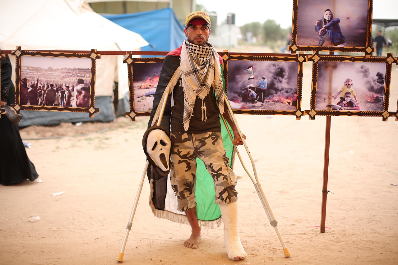 哈马斯移交坦桑尼亚籍人质遗体 以色列承诺追回所有遇难者
加沙地带,2025年11月6日——当地时间周三晚间,巴勒斯坦伊斯兰抵抗运动(哈马斯)武装派别向红十字国际委员会(ICRC)移交了在去年10月7日袭击事件中遇难的坦桑尼亚籍人质约书亚·莫莱尔(Joshua Mollel)的遗体。此举是根据一项由美国斡旋达成的加沙地带停火协议的一部分。以色列政府随后确认了遗体的身份,并向遇难者家属表达了哀悼。
约书亚·莫莱尔的遇难与遗体归还过程
约书亚·莫莱尔,一名年仅21岁的坦桑尼亚学生,在2023年10月7日哈马斯对以色列发动袭击时,正在以色列南部基布兹纳哈尔奥兹(Kibbutz Nahal Oz)参加一项农业实习项目。根据以色列方面的说法,莫莱尔在袭击中被哈马斯武装人员杀害,其遗体随后被武装分子带走。
此次遗体的移交过程,哈马斯方面表示其武装派别在加沙城东部的谢贾亚(Shejaiya)地区发现了这名人质的遗体。随后,遗体被交由红十字国际委员会在加沙地带进行接收。以色列国家法医中心(National Centre of Forensic Medicine)对遗体进行了法医鉴定,以确认其身份。在鉴定完成后,以色列外交部通知了莫莱尔的家属。
以色列总理办公室在周四发表的一份声明中表示:“以色列政府与莫莱尔家族以及所有遇难人质家属同感深切悲痛。”声明强调,根据停火协议,哈马斯有义务归还所有遇难人质,并重申以色列当局将“不遗余力,直到我们找回所有遇难人质,一个不落。”
以色列人质与失踪家庭论坛(The Hostages and Missing Families Forum in Israel)也对莫莱尔遗体的归还发表了评论。该论坛在一份声明中表示:“在悲痛之中,并且深知他们的心永远无法完全愈合,约书亚的归来为这个承受了两年多难以承受的不确定性的家庭带来了一些慰藉。”
遗体归还的争议与挑战
尽管此次遗体移交按计划进行,但关于归还遇难人质遗体的过程,以色列与哈马斯之间存在着持续的争议。以色列方面指责哈马斯故意拖延归还遗体,而哈马斯则坚称,由于加沙地带的持续冲突和广泛的破坏,寻找和定位遗体面临巨大困难,许多遗体可能被埋在瓦砾之下。
这种分歧反映了双方在执行停火协议中关于人质问题上的不同叙事和操作层面的挑战。在最近几天,以色列方面允许哈马斯成员和红十字国际委员会的工作人员在加沙城东部谢贾亚地区进行搜寻,以协助寻找遗体。就在周二,以美双重国籍士兵伊泰·陈(Itay Chen)的遗体也在该地区被找到。
停火协议下的人质与囚犯交换
约书亚·莫莱尔遗体的归还,是此前一项更广泛的人质与被扣押人员交换协议的延续。根据2023年10月10日生效的停火协议第一阶段,哈马斯同意在72小时内释放其扣押的20名在世人质和28名已故人质。
在随后的交换中,所有在世的以色列人质于10月13日获释,以换取250名巴勒斯坦囚犯和1718名被扣押人员。而在已故人质的交换方面,以色列方面已移交了285名巴勒斯坦人的遗体,以换取哈马斯归还的19名以色列人质遗体,以及3名外国籍人质的遗体,其中包括一名坦桑尼亚人、一名尼泊尔人和一名泰国人。
此次莫莱尔遗体的归还,与之前交换的3名外国籍人质遗体情况类似,显示了在人质问题上,不同国籍的人质及其遗体处理方式的复杂性。
背景补充:持续的冲突与人道主义危机
约书亚·莫莱尔的遇难和遗体归还事件,发生在持续了两年多的以哈冲突背景下。2023年10月7日,哈马斯对以色列发动了前所未有的袭击,造成约1200人死亡,并劫持了约240名人质。以色列随后对加沙地带展开了大规模军事行动,导致数万人死亡,并引发了严重的人道主义危机。
在国际社会的巨大压力下,双方曾于2023年11月达成一项为期一周的临时停火协议,期间哈马斯释放了105名人质,以色列释放了240名巴勒斯坦囚犯。然而,停火协议未能持久,冲突随后升级。关于停火协议的后续阶段,包括更广泛的加沙和平计划,其中涉及加沙地带的治理、以色列军队撤离以及解除武装等议题,谈判进展一直充满挑战。
美国总统唐纳德·特朗普(Donald Trump)政府曾提出一项旨在解决巴以冲突的“特朗普和平计划”,但该计划并未得到巴勒斯坦方面的广泛接受。此后,美国政府一直在积极斡旋,试图促成新的停火协议,以缓解加沙地带的人道主义状况,并推动释放剩余人质。约书亚·莫莱尔遗体的归还,是这一系列复杂外交努力中的一个组成部分,也再次凸显了解决人质问题和实现地区和平的艰巨性。
目前,仍有部分人质被哈马斯扣押,其命运牵动着以色列国内和国际社会的神经。遇难人质遗体的归还,虽然为家属带来一丝慰藉,但同时也提醒着各方,寻找所有失踪者、实现持久和平的道路依然漫长而充满障碍。
参考来源
Israel says Hamas returned body of dead Tanzanian hostage — BBC News(2025-11-06):查看原文