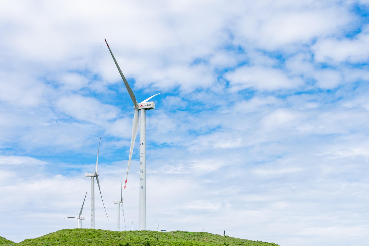 国家主席习近平近日出席了在韩国庆州举行的亚太经合组织(APEC)第三十二次领导人非正式会议,并在会上发表了题为《共同开创可持续的美好明天》的重要讲话,提出了共建普惠包容的开放型亚太经济的中国方案,其中包括倡议成立世界人工智能合作组织,并宣布中国将于明年在深圳承办第三十三次APEC领导人非正式会议。
中国方案擘画亚太可持续发展蓝图
当地时间10月31日至11月1日,国家主席习近平在韩国庆州出席了亚太经合组织第三十二次领导人非正式会议。此次会议正值全球经济面临多重挑战、地缘政治复杂性加剧之际,亚太地区作为世界经济增长的重要引擎,其未来发展方向备受关注。习近平主席在会议期间,不仅出席了第一阶段和第二阶段会议并发表重要讲话,还向亚太经合组织工商领导人峰会发表了书面演讲,全面阐述了中国对亚太地区可持续发展的深刻思考和务实方案。
在11月1日上午举行的第二阶段会议上,习近平主席发表了题为《共同开创可持续的美好明天》的重要讲话。他深刻把握时代发展大势和科技进步潮流,围绕数智赋能、绿色低碳、普惠共享三个核心领域,提出了三点建议,为亚太地区的可持续发展擘画了清晰的方向。这三点建议不仅呼应了当前全球面临的共同挑战,也展现了中国作为负责任大国,愿与亚太各成员一道,共同应对挑战、共享发展机遇的坚定决心。
此次会议的召开,为亚太地区领导人提供了一个重要的对话平台,以凝聚共识、加强合作,共同应对区域和全球性挑战。在当前逆全球化思潮抬头、保护主义蔓延的背景下,中国方案的提出,无疑为维护开放的地区经济、推动多边主义注入了新的动力。通过此次会议,中国旨在发出倡导发挥亚太引领作用、共促世界发展繁荣的中国声音,为共同开创可持续的美好明天凝聚共识与合力。
倡议成立世界人工智能合作组织 弥合数字鸿沟
在《共同开创可持续的美好明天》的重要讲话中,国家主席习近平提出了一项具有前瞻性和战略意义的倡议:中国倡议成立世界人工智能合作组织,旨在为国际社会提供人工智能公共产品。这一倡议的提出,充分体现了中国对人工智能技术发展及其全球治理的高度重视,以及弥合地区数字和智能鸿沟的坚定承诺。
人工智能(AI)作为引领新一轮科技革命和产业变革的战略性技术,其发展速度之快、应用范围之广,正在深刻改变人类的生产生活方式。然而,AI技术的发展也伴随着一系列挑战,包括技术伦理、数据安全、就业结构调整以及不同国家和地区之间存在的“数字鸿沟”和“智能鸿沟”。发达经济体在AI研发和应用方面占据领先地位,而许多发展中经济体则面临技术、人才和基础设施的不足,这可能进一步加剧全球发展的不平衡。
习近平主席的倡议,正是为了应对这些挑战。通过成立一个世界性的合作组织,可以促进各国在人工智能领域的政策沟通、技术交流、标准制定和人才培养。该组织将致力于推动人工智能技术的普惠共享,确保其发展能够惠及所有国家和地区,而不仅仅是少数先行者。提供“人工智能公共产品”意味着该组织将可能推动开源AI模型、共享数据集、开发通用AI工具和平台,以及提供相关的教育和培训资源,以帮助各成员经济体提升自身的人工智能能力。
中国在人工智能领域取得了显著进展,拥有庞大的市场、丰富的数据资源和活跃的创新生态。中国在AI技术研发、应用场景落地以及相关产业发展方面积累了宝贵经验。通过倡议成立世界人工智能合作组织,中国不仅能够分享自身在AI发展中的经验和成果,也能够与其他APEC成员一道,共同提升民众的人工智能素养,让更多人了解、掌握和运用AI技术,从而有效弥合亚太地区内部存在的数字和智能鸿沟。这对于促进区域内的包容性增长、实现共同繁荣具有深远意义。此举也表明中国在全球科技治理中扮演着越来越积极的角色,致力于构建一个开放、合作、共享的全球人工智能生态系统。
坚持绿色低碳发展 打造亚太可持续新范式
在讲话中,国家主席习近平还强调了坚持绿色低碳发展的重要性,呼吁亚太地区打造可持续发展的新范式。他指出,亚太各经济体应本着对子孙后代负责的态度,加强绿色发展战略对接,促进优质绿色技术和产品的自由流通,加快推动发展方式的绿色低碳转型,并积极应对气候变化。
气候变化是全人类面临的共同挑战,对亚太地区的生态环境、经济社会发展和人民生活福祉构成严重威胁。亚太地区拥有全球最长的海岸线,许多岛屿国家和沿海城市极易受到海平面上升、极端天气事件等气候变化影响。同时,该地区也是全球主要的能源消费和碳排放区域,绿色低碳转型刻不容缓。
习近平主席的呼吁,正是为了推动亚太地区在应对气候变化和实现可持续发展方面采取更积极、更协调的行动。加强各经济体绿色发展战略对接,意味着各国应在制定和实施气候政策、能源转型计划、生态环境保护措施等方面加强沟通与协调,形成合力。例如,在可再生能源开发、节能技术推广、循环经济模式构建等方面,各国可以相互学习借鉴,共同探索适合本国国情的绿色发展路径。
促进优质绿色技术和产品的自由流通,是实现绿色转型的重要驱动力。这包括但不限于太阳能、风能、电动汽车、储能技术、碳捕集与封存技术等。通过降低贸易壁垒、加强技术合作和知识产权保护,可以加速这些绿色创新成果在亚太地区的普及和应用,从而有效降低绿色转型的成本,提高效率。中国在可再生能源设备制造、电动汽车产业等方面具有显著优势,其绿色技术和产品在全球市场具有竞争力,可以为亚太地区的绿色转型提供有力支撑。
加快推动发展方式绿色低碳转型,要求各国在经济发展过程中,更加注重资源节约、环境保护和生态修复,摆脱对高碳排放和高污染产业的过度依赖。这不仅是应对气候变化的需要,也是实现高质量、可持续发展的内在要求。积极应对气候变化,则需要各国履行《巴黎协定》承诺,设定更具雄心的减排目标,并加强在适应气候变化、损失与损害等方面的合作。
中国自身在绿色低碳发展方面也付出了巨大努力,并取得了显著成效。中国承诺力争2030年前实现碳达峰,2060年前实现碳中和,并为此出台了一系列政策措施,包括大力发展可再生能源、优化能源结构、推行节能减排、建设生态文明等。这些经验和实践,为亚太地区其他经济体提供了宝贵的借鉴。通过在APEC框架下的合作,亚太地区有望共同打造一个更加绿色、低碳、可持续的未来,为全球应对气候变化贡献区域力量。
落实普惠共享原则 促进亚太共同富裕
在强调数智赋能和绿色低碳发展的同时,国家主席习近平还着重强调了落实普惠共享的重要性,以展现亚太包容发展的新气象。他指出,要坚持人民至上,加强政策沟通、经验分享、务实合作,全面落实联合国2030年可持续发展议程,携手消除贫困,促进亚太全体人民共同富裕。
普惠共享是实现可持续发展的核心要义,旨在确保发展成果能够公平惠及所有人民,不让任何一个人掉队。在亚太地区,尽管整体经济发展水平较高,但区域内仍存在显著的发展不平衡问题,贫困、收入差距、教育和医疗资源不均等挑战依然严峻。这些问题不仅影响社会稳定,也制约了区域经济的长期健康发展。
“坚持人民至上”的理念,是中国治国理政的核心原则之一,也体现在其对国际合作的倡导中。这意味着在制定发展政策和推动区域合作时,应始终将人民的福祉放在首位,关注最弱势群体的需求。加强政策沟通和经验分享,可以帮助各经济体相互学习在减贫、社会保障、教育医疗、基础设施建设等方面的成功做法,从而提升各自的治理能力和发展水平。
务实合作是落实普惠共享的关键途径。这包括在贸易投资、科技创新、基础设施互联互通、人力资源开发等领域开展具体的合作项目,以创造更多就业机会,提升民众收入水平,改善生活质量。例如,通过支持中小微企业发展、推动数字经济与实体经济融合、加强职业技能培训等措施,可以帮助更多人参与到经济发展中来,分享发展红利。
全面落实联合国2030年可持续发展议程,是国际社会共同的责任。该议程涵盖了消除贫困、零饥饿、良好健康与福祉、优质教育、性别平等、清洁饮水和卫生设施、经济适用的清洁能源、体面工作和经济增长等17个可持续发展目标。亚太地区作为全球人口最稠密的地区之一,其在落实2030年议程方面的进展,对全球实现可持续发展具有举足轻重的影响。中国在自身脱贫攻坚方面取得了举世瞩目的成就,历史性地解决了绝对贫困问题,积累了丰富的经验,这些经验可以为亚太地区其他发展中经济体提供借鉴。
通过携手消除贫困,促进亚太全体人民共同富裕,不仅能够提升区域内的社会公平和稳定,也能够为区域经济发展注入新的活力。一个更加包容、公平的亚太地区,将能够更好地应对未来的挑战,实现更高质量、更可持续的发展。中国始终致力于推动构建人类命运共同体,而亚太地区的共同富裕正是这一宏伟愿景的重要组成部分。
中国宣布承办下届亚太经合组织会议 展现开放姿态
在亚太经合组织第三十二次领导人非正式会议期间,国家主席习近平还宣布了一项重要决定:中方将于明年11月在广东省深圳市举办亚太经合组织第三十三次领导人非正式会议。这一宣布不仅是对中国作为APEC重要成员地位的再次确认,也彰显了中国持续推动亚太区域合作、展现开放姿态的坚定决心。
承办APEC领导人非正式会议,对于任何一个经济体而言,都是一项重大的外交和组织任务。它不仅需要强大的组织协调能力,更需要展现出对区域合作的深刻承诺和对未来发展的积极愿景。中国上一次承办APEC领导人非正式会议是在2014年,当时在北京成功举办,取得了丰硕成果,为亚太经济一体化进程注入了强劲动力。
选择深圳作为第三十三次APEC会议的举办地,具有特殊的象征意义。深圳是中国改革开放的窗口和先行示范区,也是全球知名的创新之都。这座城市从一个边陲小镇发展成为拥有超过1700万人口的现代化国际大都市,其发展历程本身就是中国改革开放成就的生动缩影。深圳在数字经济、高新技术产业、绿色发展等方面走在前列,拥有众多世界级的科技企业和创新平台。在这里举办APEC会议,将为各成员经济体提供一个近距离观察中国经济活力和创新潜力的机会,也有助于促进各方在科技创新、数字经济、绿色转型等领域的交流与合作。
习近平主席表示,期待各方明年共赴深圳之约,共商亚太发展大计,共创亚太美好明天。这表明中国希望通过此次会议,与APEC各成员一道,共同探讨亚太地区面临的机遇与挑战,进一步深化经济一体化进程,推动贸易投资自由化便利化,共同应对气候变化、数字鸿沟等全球性问题。此次会议也将是中国在全球经济格局复杂演变背景下,再次向世界展现其坚持多边主义、维护开放型世界经济的立场和行动。
承办APEC会议,也为中国提供了一个重要的平台,来进一步提升其在区域和全球治理中的影响力。通过主导议题设置、推动务实合作,中国可以更好地将自身的发展理念和经验融入到亚太区域合作框架中,为构建更加紧密的亚太命运共同体贡献中国智慧和中国力量。这对于深化中国与亚太地区乃至全球的互利合作,具有不可估量的战略价值。
双边互动深化区域合作
在出席亚太经合组织第三十二次领导人非正式会议期间,国家主席习近平还举行了一系列双边活动。尽管目前关于这些双边活动的具体内容和成果尚未对外公布,但此类高层互动在多边场合中扮演着至关重要的角色,是深化区域合作、解决双边关切、增进相互理解的有效途径。
在APEC这样的多边峰会期间,各国领导人齐聚一堂,提供了难得的面对面交流机会。这些双边会晤通常会涵盖广泛的议题,包括贸易投资、经济合作、科技交流、人文往来,以及共同关心的地区和国际问题。通过这些直接对话,领导人能够就特定议题交换意见,协调立场,甚至达成重要的合作意向或协议。对于中国而言,利用APEC平台进行双边外交,是其全方位外交战略的重要组成部分。
双边互动有助于增进战略互信,减少误判。在当前国际关系复杂多变、不确定性增加的背景下,高层领导人之间的直接沟通,对于稳定双边关系、化解潜在矛盾、避免冲突升级具有不可替代的作用。通过坦诚的交流,可以更好地理解对方的立场和关切,为解决分歧创造条件。
此外,双边活动也为推动具体合作项目提供了契机。例如,在贸易投资领域,两国领导人可能会讨论如何进一步开放市场、优化营商环境、推动重大项目落地;在科技创新领域,可能会探讨联合研发、技术转移、人才培养等合作模式;在应对气候变化、公共卫生等全球性挑战方面,双边合作也能够为多边行动提供有益补充和示范。
尽管具体细节有待披露,但习近平主席在APEC会议期间举行一系列双边活动,无疑传递出中国致力于与亚太地区各国保持密切沟通、深化互利合作的积极信号。这不仅有助于巩固和发展中国与相关国家的双边关系,也将为APEC框架下的区域合作注入更多活力,共同构建一个和平、稳定、繁荣的亚太地区。
中国在复杂世界格局中贡献亚太智慧
在当前全球经济复苏乏力、地缘政治紧张加剧、逆全球化思潮涌动的复杂世界格局下,亚太经合组织(APEC)作为亚太地区最重要的经济合作论坛之一,其作用和影响力显得尤为重要。国家主席习近平此次出席在韩国庆州举行的APEC会议,并提出一系列中国方案和倡议,再次彰显了中国作为负责任大国,在维护多边主义、推动区域经济一体化和全球可持续发展方面的坚定立场和积极贡献。
APEC自1989年成立以来,始终致力于推动亚太地区的贸易投资自由化和便利化,促进经济技术合作,以实现区域共同繁荣。其成员经济体涵盖了全球约一半的人口、六成的经济总量和近一半的贸易额,是全球经济版图中不可或缺的一部分。然而,近年来,全球化进程遭遇挫折,贸易保护主义抬头,一些国家试图通过“脱钩断链”来重塑全球供应链,这些都对APEC所倡导的开放、包容、互利原则构成了挑战。
在此背景下,中国始终是APEC框架下多边合作的坚定支持者和积极推动者。习近平主席在本次会议上提出的数智赋能、绿色低碳、普惠共享三大建议,以及倡议成立世界人工智能合作组织,正是中国在全球和区域层面贡献“亚太智慧”的具体体现。这些方案不仅着眼于解决当前亚太地区面临的实际问题,如数字鸿沟、气候变化和发展不平衡,也为区域经济的长期可持续发展指明了方向。
中国倡导的开放型区域经济,与APEC的初心和使命高度契合。通过推动贸易投资自由化便利化,反对各种形式的保护主义,中国致力于维护以世界贸易组织为核心的多边贸易体制,并积极推动区域全面经济伙伴关系协定(RCEP)等区域贸易协定的实施和升级。这些努力有助于构建一个更加开放、公平、非歧视的国际经济环境,为亚太地区乃至全球经济的稳定增长提供支撑。
此外,中国在推动全球治理体系改革和建设方面也发挥着日益重要的作用。通过提出全球发展倡议、全球安全倡议和全球文明倡议,中国致力于构建人类命运共同体,倡导共同价值,推动不同文明交流互鉴。在APEC框架下,中国提出的各项倡议和方案,正是其全球治理理念在亚太区域层面的具体实践。例如,成立世界人工智能合作组织的倡议,不仅有助于弥合数字鸿沟,也为全球人工智能治理提供了中国方案,体现了中国愿与国际社会一道,共同应对新兴技术挑战的负责任态度。
展望未来,随着中国宣布承办2026年APEC领导人非正式会议,中国将在亚太区域合作中扮演更加重要的角色。此次会议将为中国提供一个宝贵的机会,进一步深化与APEC各成员的互利合作,共同应对全球性挑战,推动亚太地区经济的持续繁荣和发展。在复杂多变的国际形势下,中国将继续秉持开放、合作、共赢的理念,与亚太各成员一道,为构建一个更加和平、稳定、繁荣的亚太地区,乃至一个更加美好的世界,贡献不懈努力。
参考来源
深刻把握时代大势 指引亚太可持续发展——国际社会热议习近平主席在亚太经合组织第三十二次领导人非正式会议第二阶段会议上的重要讲话 — 新华社新闻(2025-11-01):查看原文
视频画报|习近平主席的APEC时间 — 新华社新闻(2025-11-01):查看原文
01版 - 习近平向亚太经合组织工商领导人峰会发表书面演讲 — 人民日报(2025-11-01):查看原文
03版 - 习近平向亚太经合组织工商领导人峰会发表书面演讲 — 人民日报(2025-11-01):查看原文