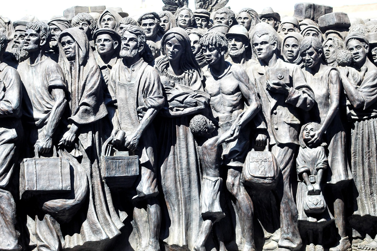 苏丹西部达尔富尔地区战略重镇法希尔市(el-Fasher)近日被准军事组织快速支援部队(RSF)占领后,超过6万名平民被迫逃离家园,联合国难民署(UNHCR)报告称,这些逃离者讲述了包括强奸在内的骇人暴行,并面临严重的饥饿和住所短缺。
法希尔市陷落引发大规模平民逃亡
联合国难民署表示,在快速支援部队(RSF)于上周末占领苏丹西部城市法希尔后,短短几天内,已有超过6万名平民逃离该市。法希尔曾是苏丹军队在达尔富尔地区的最后一个主要据点,其失守对该地区的军事格局具有重要影响。
据联合国难民署官员尤金·比恩(Eujin Byun)向英国广播公司(BBC)透露,逃离暴力的民众主要涌向法希尔以西约80公里(约50英里)的塔维拉镇(Tawila),过去几天内,逃亡人数急剧增加。这些步行逃离的民众在途中面临武装人员的骚扰、勒索和虐待。
法希尔市的陷落发生在长达18个月的围困之后,围困期间该市饱受饥饿和猛烈轰炸的困扰。有报道称,RSF武装人员攻入城市后,发生了大规模处决和反人类罪行。据估计,目前仍有超过15万平民被困在法希尔城内,他们的安危令人担忧。
人道主义危机加剧:暴行与饥饿并存
联合国难民署指出,抵达塔维拉镇的逃离者讲述了包括强奸在内的“骇人听闻的暴行”。该机构正努力为这些流离失所者寻找足够的住所和食物,但面临巨大挑战。比恩女士补充说,抵达塔维拉的每个儿童都遭受着营养不良的困扰,凸显了当地人道主义状况的严峻性。
在冲突爆发期间,快速支援部队的一名民兵阿布·卢卢(Abu Lulu)被指控实施即决处决。在BBC核查(BBC Verify)确认他应对法希尔附近多名手无寸铁男子的处决负责后,RSF拘留了卢卢,并分享了显示其被捕的视频。此外,社交媒体平台TikTok也已向BBC证实,已封禁与卢卢相关的账户。
苏丹内战持续:全国性灾难
法希尔的沦陷进一步加剧了苏丹自2023年4月以来陷入的内战。这场冲突源于苏丹军队和快速支援部队之间的激烈权力斗争。此前,这两个军事派别曾在2021年政变中联手夺权,但后来因一项国际支持的向文官统治过渡计划而决裂。
这场内战已导致全国范围内超过15万人死亡,约1200万人流离失所,联合国称之为“世界上最大的”人道主义危机。冲突还引发了饥荒,并在达尔富尔地区出现了种族灭绝的指控。RSF对法希尔的控制,强化了其对苏丹西部和邻近科尔多凡大部分地区的控制,而苏丹军队则主要控制首都喀土穆以及红海沿岸的中部和东部地区,这使得国家地理上的分裂态势日益明显。
冲突对地区稳定的影响
法希尔的失守不仅对苏丹军队是战略上的重大挫折,也使得达尔富尔地区的人道主义局势雪上加霜。RSF在西部地区的势力进一步巩固,这可能预示着冲突将长期化,并对地区稳定构成持续威胁。国际社会对苏丹冲突的关注度日益提高,但有效的干预和人道主义援助仍面临巨大挑战。
尽管国际社会多次呼吁停火并寻求政治解决方案,但苏丹冲突双方的军事行动仍在持续,平民百姓为此付出了沉重代价。如何有效保护平民、确保人道主义援助畅通无阻,以及推动冲突各方回到谈判桌前,是当前摆在国际社会面前的紧迫任务。
参考来源
More than 60,000 flee Sudanese city after its capture by RSF militia - UN — BBC News(2025-10-31):查看原文