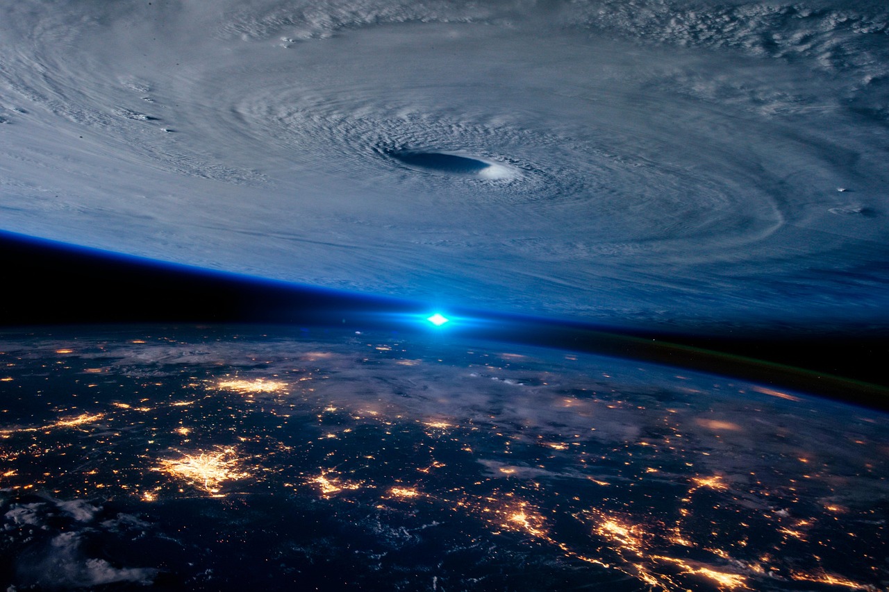 五级飓风“梅丽莎”于2025年10月28日（周二）以惊人威力横扫加勒比海地区，对牙买加、海地和多米尼加共和国造成毁灭性打击，已导致至少61人死亡，并引发了严重的人道主义危机。

五级飓风重创牙买加沿海社区
当地时间周二，飓风“梅丽莎”以五级风暴的强度登陆牙买加，成为加勒比地区有记录以来最强风暴之一。这场风暴带来了破坏性的强风和风暴潮，导致至少28人死亡，并夷平了多个沿海社区。在牙买加西部，大量道路被碎片堵塞，许多居民因此被孤立，面临食物、电力和饮用水严重短缺的困境。
英国广播公司（BBC）记者威尔·格兰特（Will Grant）乘坐一架救援直升机飞越牙买加，亲眼目睹了黑河地区遭受的巨大破坏。空中俯瞰，曾经生机勃勃的沿海地带如今一片狼藉，房屋被夷为平地，植被被连根拔起，清晰地展现了“梅丽莎”的巨大破坏力。

海地与多米尼加共和国伤亡人数持续上升
飓风“梅丽莎”的破坏力不仅限于牙买加，其路径也对邻近的海地和多米尼加共和国造成了严重影响。据最新统计，海地至少有31人在这场风暴中丧生，多米尼加共和国也报告了至少2人死亡。这些数字使得“梅丽莎”造成的总死亡人数已达到至少61人，并且随着搜救和评估工作的深入，这一数字仍有可能上升。
这两个国家，特别是海地，由于基础设施相对薄弱，面对如此强度的自然灾害显得尤为脆弱。强风和暴雨引发的洪水和山体滑坡进一步加剧了灾情，使得救援工作面临巨大挑战。

灾后人道主义援助面临严峻挑战
飓风“梅丽莎”过后，受灾地区的人道主义状况令人担忧。在牙买加西部，被堵塞的道路严重阻碍了救援物资和人员的进入，使得许多被困居民难以获得急需的食物、饮用水和医疗援助。电力供应中断导致通信困难，进一步加剧了救援协调的复杂性。
国际社会对加勒比地区的灾情表达了深切关注。联合国人道主义事务协调厅（OCHA）等国际组织预计将启动大规模援助计划，以应对灾区日益严峻的人道主义危机。然而，如何在基础设施遭到严重破坏的情况下，高效、及时地将援助送达最需要的人手中，将是未来数周乃至数月内面临的核心挑战。

加勒比地区易受极端天气影响
加勒比海地区因其独特的地理位置，长期以来一直是热带气旋和飓风的高发区。每年从6月到11月，该地区都会进入飓风季，频繁遭受不同强度风暴的袭击。历史上，许多五级飓风都曾给该地区带来毁灭性的影响，造成巨大的人员伤亡和经济损失。
“梅丽莎”作为有记录以来最强风暴之一，再次凸显了该地区在应对气候变化背景下极端天气事件的脆弱性。尽管各国政府和国际机构在灾害预警和准备方面投入了大量资源，但面对五级飓风的强大破坏力，沿海社区的防御能力仍显不足。此次灾害将促使该地区和国际社会重新审视并加强灾害韧性建设，以更好地保护当地居民的生命财产安全。


参考来源

Hurricane Melissa: Aerial view of 'ground zero' destruction — BBC News（2025-11-02）：查看原文