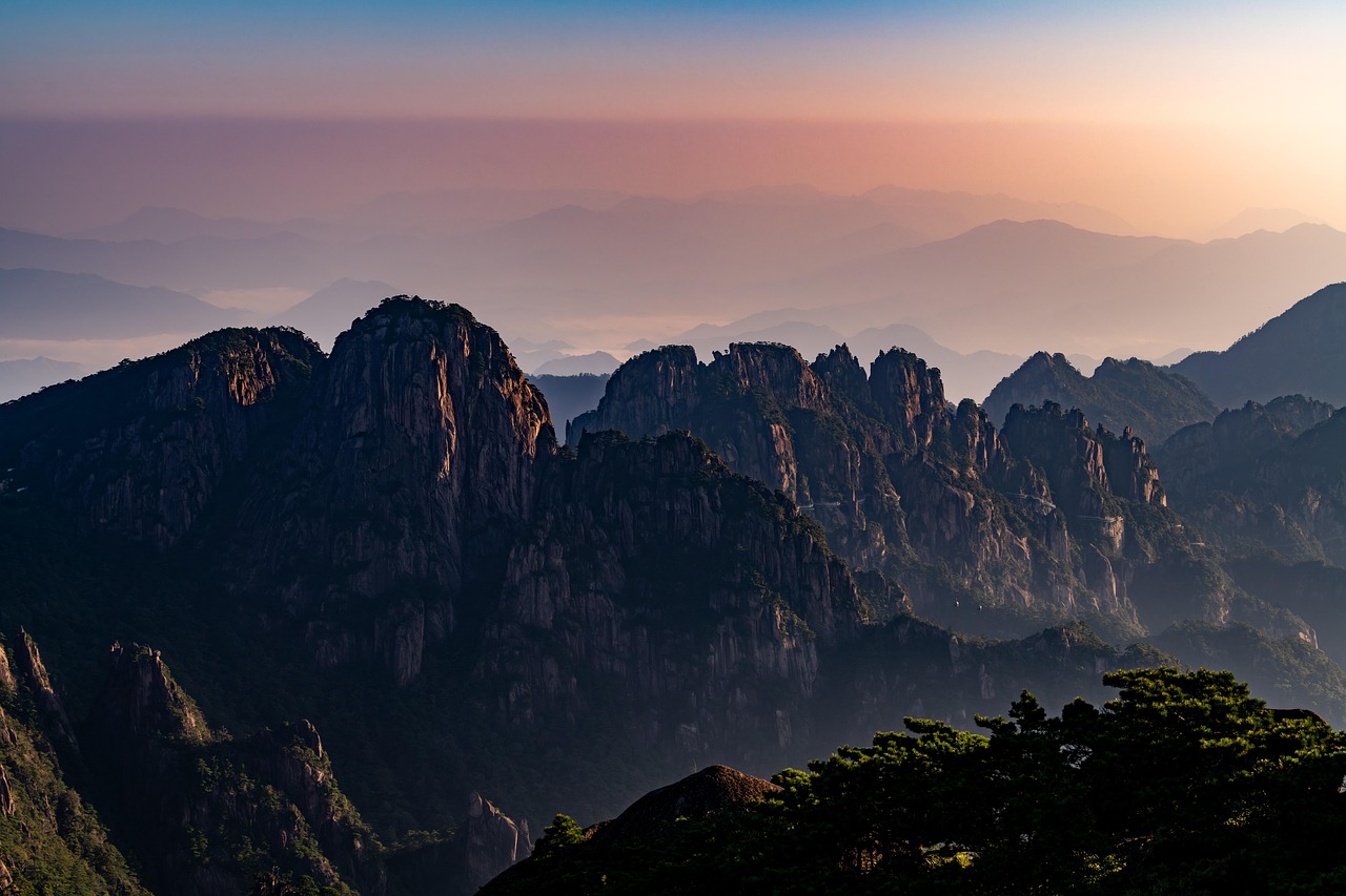 科威特人工智能协会主席、王室成员穆罕默德·艾哈迈德·萨巴赫亲王近日在接受新华社记者书面专访时表示,中国在人工智能领域的创新与治理实践正以“负责任的智慧”影响全球数字化未来,并呼吁中国与海湾国家深化合作,共同建设数字基础设施,制定伦理标准,以应对数字化转型中的挑战。
中国以“负责任的智慧”引领全球数字化未来
穆罕默德·艾哈迈德·萨巴赫亲王,作为科威特人工智能协会(Kuwait Artificial Intelligence Society)的主席和科威特王室成员,近日在科威特城接受中国官方通讯社新华社的书面专访。他在专访中高度评价中国在全球人工智能与数字化转型中扮演的角色,强调真正的科技进步必须服务于人类。
萨巴赫亲王指出,中国在人工智能领域的创新与治理实践,正以其“负责任的智慧”深刻影响着世界的数字化未来。他认为,中国为全球树立了一个兼具科技力量与道德责任的典范,凭借其战略远见和长远规划,已成为塑造全球数字化未来的主要力量,引领世界走向明智且负责任的人工智能应用。这一评价凸显了中国在推动技术发展的同时,对伦理和人文关怀的重视。
科威特数字化转型面临挑战与机遇
谈及科威特及整个海湾地区的数字化转型进程,萨巴赫亲王介绍说,科威特正依据其国家发展愿景“新科威特2035”(New Kuwait 2035)稳步推进数字化转型。该愿景旨在建设以数据和创新为驱动的基础设施,并推动数字身份、智慧教育、可持续能源等关键领域的系统升级。这一国家战略旨在将科威特打造成为一个可持续发展的金融和商业中心。
然而,萨巴赫亲王坦言,科威特在数字化转型过程中仍面临诸多挑战。其中包括专业人才的不足、创新体系的相对薄弱,以及数据治理法规尚待完善等问题。这些挑战不仅是科威特自身发展中需要克服的障碍,也被他视为中国与海湾地区深化合作的宝贵契机。
深化中海合作共建数字未来
萨巴赫亲王强调,海湾国家所面临的困难和挑战,正是中国与该地区深化合作的良好机遇。他呼吁双方携手,在多个关键领域开展务实合作,共同推动数字经济和人工智能的发展。
他提出的合作倡议包括:共同建设高性能计算中心,以满足日益增长的数据处理需求;发展智慧城市,利用先进技术提升城市管理效率和居民生活品质;以及培养人工智能应用型人才,为未来的数字经济提供坚实的人力资源支撑。此外,萨巴赫亲王还倡导双方共同制定人工智能伦理标准,以确保技术发展符合人类价值观,并致力于打造一个兼具效率与人文精神的全球数字治理体系。
数字丝绸之路成为连接亚洲与海湾的纽带
在谈及区域合作框架时,萨巴赫亲王特别提到了中国提出的“数字丝绸之路”倡议。他将这一倡议视为一条连接亚洲与海湾的“光之纽带”,认为其在绿色能源、智慧教育、联合实验室建设等多个领域孕育了新的合作机遇。 “数字丝绸之路”作为“一带一路”倡议的重要组成部分,旨在通过数字基础设施建设和数字技术合作,促进沿线国家间的互联互通和共同发展。
萨巴赫亲王的此番言论,不仅是对中国数字发展成就的认可,也反映了科威特乃至整个海湾地区对通过国际合作,特别是与中国的合作,来加速自身数字化转型进程的强烈愿望。通过“数字丝绸之路”框架下的合作,双方有望在技术交流、人才培养和标准制定等方面取得实质性进展。
未来合作的重点领域展望
展望未来,萨巴赫亲王明确指出,智慧城市、绿色能源、智能教育和数字医疗将成为科威特与中国合作的重点领域。这些领域不仅符合科威特“新科威特2035”国家愿景的发展方向,也与中国在相关技术和产业方面的优势高度契合。
在智慧城市建设方面,中国拥有丰富的经验和成熟的解决方案,可以帮助科威特提升城市治理的智能化水平。绿色能源合作则有助于科威特实现能源结构转型,迈向可持续发展。智能教育和数字医疗领域的合作,则能有效提升科威特在教育和医疗服务方面的数字化水平和效率,直接惠及民众。通过在这些战略性领域的深度合作,科威特和中国有望共同开创互利共赢的数字未来。
参考来源
专访丨中国正以“负责任的智慧”影响世界数字化未来——访科威特人工智能协会主席穆罕默德亲王 — 新华社新闻(2025-11-02):查看原文