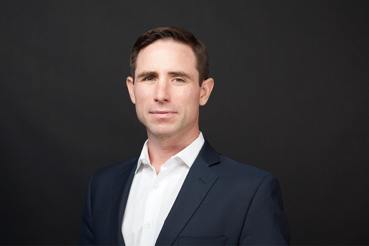 中国高官与高盛CEO会晤,强调落实两国元首共识推动经贸关系稳定发展
北京,2025年11月4日 — 中共中央政治局委员、中央财经领导小组办公室主任何立峰今日在北京会见了美国金融巨头高盛集团董事长兼首席执行官苏德巍。此次会晤的核心议题是落实不久前举行的中美两国元首在韩国釜山会晤达成的共识,旨在推动双边经贸关系实现稳定、健康和可持续发展,并表达了对高盛集团继续在华投资的欢迎。
会晤背景:两国元首共识引领经贸关系新方向
此次何立峰与苏德巍的会晤,是在中美两国元首刚刚结束在韩国釜山的重要会晤之后举行的。釜山会晤被视为为当前复杂的中美关系注入稳定因素的关键一步,两国元首就一系列双边和全球性议题交换了意见,并达成了一系列重要共识。何立峰在会谈中强调,双方应共同认真落实好这些共识,认为这将有助于稳定两国企业的预期,从而有力地推动中美经贸关系的稳定、健康和可持续发展。
“中美两国元首不久前在韩国釜山成功会晤,为下一步双边经贸关系发展指明了方向,”何立峰在会谈中表示。“双方应共同认真落实好两国元首达成的系列重要共识,这有利于两国企业稳定预期,推动中美经贸关系稳定、健康、可持续发展,也有利于全球经济的稳定发展。”
此番表态传递出中国方面希望通过高层共识引领具体经贸合作的信号。在当前全球经济面临诸多不确定性的背景下,中美两大经济体之间保持沟通与合作,对于稳定全球经济至关重要。
高盛集团表达对中国市场的信心与承诺
作为全球领先的投资银行,高盛集团董事长兼首席执行官苏德巍在会谈中表达了对中国经济发展前景的看好。他表示,高盛集团“看好中国经济发展前景,愿继续为中国资本市场高质量发展作出贡献。”
这一表态显示了国际金融机构对中国经济长期向好的基本判断,以及其在中国市场持续深耕的意愿。中国作为全球第二大经济体,其庞大的市场规模、不断壮大的中产阶级以及持续推进的改革开放政策,对全球投资者具有强大的吸引力。特别是中国资本市场近年来在开放程度、监管规范和产品创新方面取得了显著进展,为包括高盛在内的国际金融机构提供了更广阔的发展空间。
中国欢迎高盛继续投资兴业
何立峰在会谈中明确表示,中国欢迎高盛集团继续在华投资兴业。这一表态不仅是对高盛集团长期以来在中国市场贡献的肯定,更是中国进一步扩大对外开放、优化营商环境的积极信号。
近年来,中国一直在致力于打造市场化、法治化、国际化一流营商环境,吸引和利用外资。特别是在金融领域,中国持续放宽外资股比限制,允许外资金融机构在华设立独资公司,并拓展业务范围。高盛集团作为最早进入中国市场的国际金融机构之一,在中国金融改革开放的进程中扮演了重要角色。中国政府的这一表态,预示着未来双方在金融服务、投资银行、资产管理等领域的合作有望进一步深化。
分析与影响:稳定预期,深化合作
此次高层会晤的意义不仅在于双方就落实两国元首共识达成一致,更在于其传递出的稳定预期和深化合作的信号。对于全球经济而言,中美经贸关系的稳定至关重要。两国经济体量巨大,相互依存度高,任何剧烈的波动都可能对全球供应链、金融市场和经济增长产生深远影响。
对于高盛集团而言,中国市场是其全球战略中不可或缺的一部分。中国经济的持续增长和资本市场的不断发展,为高盛提供了巨大的商业机会。此次会晤表明,高盛将继续致力于在中国市场的发展,并可能加大在华投资力度,特别是在支持中国资本市场高质量发展方面,将扮演更积极的角色。
然而,值得注意的是,尽管双方表达了积极的合作意愿,但中美经贸关系依然面临诸多挑战。两国在贸易平衡、知识产权保护、市场准入等领域仍存在分歧。此次会晤的成果能否转化为切实的合作进展,还有待于双方在后续的实际行动中进一步检验。
专家观点:合作是中美经贸关系的“压舱石”
“此次会晤是落实两国元首共识的重要一步,显示出双方都认识到保持经贸关系稳定对两国乃至全球的重要性,”一位不愿透露姓名的国际关系专家分析道。“高盛作为一家具有全球影响力的金融机构,其对中国市场的信心和承诺,能够对其他投资者产生示范效应。同时,中国政府的欢迎姿态,也表明其坚持对外开放的决心。”
该专家进一步指出,“合作是中美经贸关系的‘压舱石’,尤其是在当前全球经济复苏乏力、地缘政治风险加剧的背景下。两国元首达成的共识,如果能够得到有效落实,将有助于缓解市场担忧,提振全球经济信心。”
背景补充:高盛在中国市场的长期耕耘
高盛集团自1994年进入中国市场以来,一直积极参与中国的经济建设和金融市场发展。其业务范围涵盖投资银行、证券交易、资产管理等多个领域。高盛曾参与了中国多家大型企业的境外上市,并为中国企业“走出去”提供咨询服务。近年来,随着中国金融市场的进一步开放,高盛也在积极寻求拓展在华业务的机遇,例如在合资券商中提高持股比例,以及在资产管理领域发力。
此次会晤,不仅是两国高层在经贸领域的对话,也是中国与国际金融界沟通的桥梁。高盛集团的态度和行动,在一定程度上可以被视为国际资本市场对中国经济前景和营商环境的“风向标”。双方的积极互动,为未来中美经贸关系的稳定发展增添了积极因素。
参考来源
02版 - 何立峰会见美国高盛集团董事长兼首席执行官苏德巍 — 人民日报(2025-11-05):查看原文