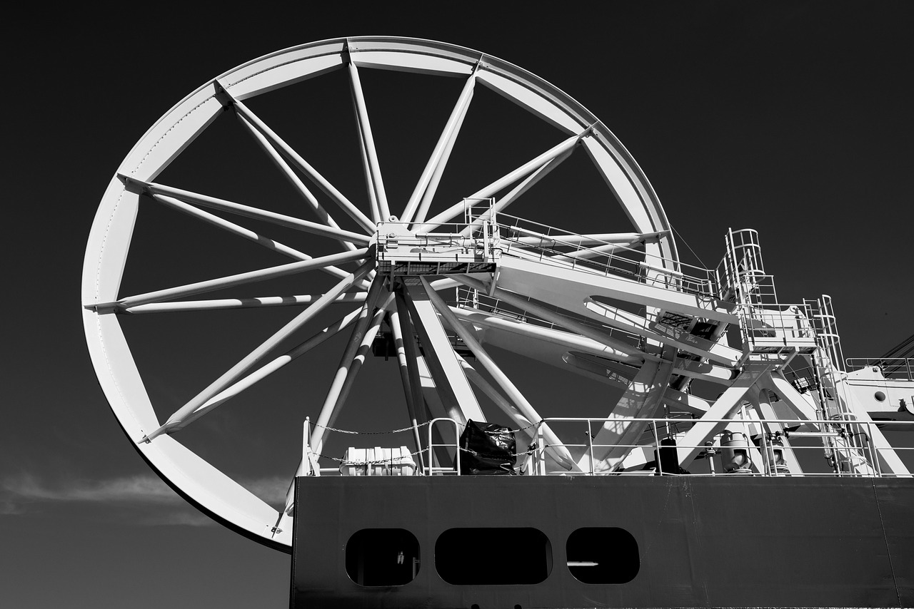 中国移动联合国际伙伴推动非洲数字互联互通 2Africa东段海缆正式开通
肯尼亚首都内罗毕,2025年11月7日——一项旨在显著提升非洲东部地区数字通信能力的关键基础设施项目,2Africa海底电缆系统的东段,今日在肯尼亚首都内罗毕正式宣布开通。此次开通标志着连接欧洲、亚洲与非洲大陆的庞大网络向前迈出了重要一步,预示着非洲大陆的数字经济发展将迎来新的机遇。
海缆项目连接非洲大陆与全球数字网络
2Africa项目由中国移动牵头,联合多家国际顶尖运营商共同发起,其宏伟蓝图是构建一条覆盖非洲大陆、连接欧洲和亚洲的超长海底通信电缆系统。该系统全长约4.5万公里,是迄今为止全球最长的海底电缆项目之一,其目标是为非洲大陆提供前所未有的网络容量和连接性。
此次正式开通的“东段”是该项目的重要组成部分,其具体的地理覆盖范围虽然在本次发布会上未被详尽披露,但其开通的意义已被广泛解读为对东非地区数字基础设施的重大升级。在当日于内罗毕举行的“AI+云网融合行业解决方案发布会”上,伴随着一场隆重的2Africa东段海缆资源点亮仪式,该项目的这一关键阶段宣告完成。
肯尼亚信息通信和数字经济部长威廉·卡博戈·基塔乌在致辞中强调了该项目对区域发展的重要性。他指出,“2Africa海缆不仅将极大地提升东非地区的带宽能力,有效降低普遍存在的上网成本,还将显著增强本地区数字基础设施的韧性。”部长进一步阐述,通过连接沿海国家与内陆地区,该项目将有力推动跨境互联互通的深化,促进区域经济一体化进程,并为非洲大陆打造一个更加统一、高效的数字市场奠定坚实基础。
中国驻肯尼亚大使郭海燕在同一场合表示,2Africa海缆项目的成功推进,不仅是连接非洲、亚洲与欧洲三大洲的物理通道,更是中国积极支持非洲数字化转型战略的又一生动实践。这一表态凸显了中国在推动全球数字基础设施建设,特别是在非洲大陆发展中所扮演的日益重要的角色。
提升区域数字能力与经济韧性
2Africa项目的核心目标之一是解决非洲大陆长期以来面临的数字鸿沟问题。非洲大陆的互联网普及率和带宽水平相较于其他大洲仍有较大差距,这在一定程度上制约了其经济发展和社会进步的步伐。海底电缆作为国家和区域间高速数据传输的生命线,其重要性不言而喻。
增强带宽与降低成本
通过引入2Africa东段海缆,东非地区将获得数倍于现有水平的互联网带宽。这意味着更快的下载和上传速度,更稳定的连接质量,以及更低的单位带宽成本。对于企业而言,这将极大地提升其运营效率,降低跨国通信成本,从而吸引更多投资,尤其是在数字经济、金融科技、电子商务和远程教育等领域。对于普通民众,更低廉的上网费用将使更多人能够接入互联网,享受数字服务带来的便利,缩小数字鸿沟。
提升基础设施韧性
当前,非洲许多国家的互联网连接高度依赖卫星通信或有限的陆地光缆,这些连接方式在面对自然灾害(如恶劣天气、地震)或人为破坏时,往往显得脆弱不堪。海底电缆作为一种物理上更为分散和冗余的通信方式,能够显著增强整个区域数字基础设施的韧性。当某一连接点出现问题时,数据可以通过其他路径进行 rerouting,保证通信的连续性,这对关键基础设施(如金融系统、医疗服务、政府通信)的稳定运行至关重要。
推动区域一体化与数字市场构建
非洲大陆的地理分割和基础设施的不足,长期以来是区域一体化进程中的一大挑战。2Africa海缆项目通过物理连接多个国家,为非洲内部的数字信息流动提供了前所未有的便利。这不仅有助于加强非洲各国之间的经济、文化和信息交流,更能为构建一个统一的非洲数字市场创造条件。一个统一的数字市场将打破国界限制,促进跨境电子商务、数字服务贸易的发展,释放非洲大陆巨大的经济潜力。
中国在非洲数字基础设施建设中的角色
中国移动作为2Africa项目的联合发起者和主要参与者,再次彰显了中国在全球数字基础设施建设,特别是支持非洲发展方面的战略投入。近年来,中国企业在非洲承建了大量通信网络项目,包括移动基站、光纤网络以及海底电缆等,为非洲大陆的数字化转型提供了关键的技术和资金支持。
“一带一路”倡议下的数字丝绸之路
2Africa项目可以被视为中国“一带一路”倡议框架下“数字丝绸之路”建设的重要组成部分。通过投资和参与建设跨境通信基础设施,中国旨在与沿线国家共享数字发展红利,促进全球互联互通。对于非洲而言,这意味着能够以更快的速度、更低的成本接入全球数字经济,并为本国数字产业的发展提供坚实基础。
技术与解决方案的输出
此次发布会选择在“AI+云网融合行业解决方案发布会”的背景下举行,也暗示了中国企业在提供不仅仅是基础连接,更是基于此的增值服务和解决方案的能力。中国在人工智能、云计算、5G等前沿技术领域的发展,正逐步与非洲大陆的数字化需求相结合,为非洲的产业升级和经济多元化提供支持。
多方合作模式的典范
2Africa项目并非中国单方面推动,而是与多家国际运营商、以及非洲各国政府和监管机构紧密合作的成果。这种多方参与、共同投资的模式,有助于分散风险,汇聚资源,并确保项目能够更好地满足各方的需求。中国在此类大型国际合作项目中,正从单纯的建设者,转变为更具影响力的合作者和倡导者。
潜在挑战与未来展望
尽管2Africa东段海缆的开通是里程碑式的成就,但大型跨国基础设施项目往往伴随着复杂性和潜在挑战。
地缘政治敏感性
海底通信设施的战略重要性不言而喻,它们是国家通信和经济命脉的关键。涉及多个国家和地区的海底设施,自然会受到地缘政治因素的影响。项目的建设、运营和数据流动的安全性,需要各参与方在复杂的地缘政治环境中进行审慎管理和协调。
数据安全与隐私考量
随着数据传输量的激增,如何保障数据传输的安全性和用户隐私,成为一个全球性议题。大规模海底通信设施可能引发对数据被截获、滥用或监控的担忧。项目参与方需要建立健全的数据安全协议和隐私保护机制,以赢得用户和监管机构的信任。
项目执行的复杂性
虽然本次发布会未提及,但历史上,大型基础设施项目常面临建设周期长、成本超支、技术难题等风险。2Africa项目全长4.5万公里,跨越三大洲,其复杂性前所未有。项目剩余部分的建设和维护,仍需克服诸多技术和管理上的挑战。
具体技术规格与国家名单的缺失
本次发布会上,关于海缆的具体技术规格(如带宽、容量等)、“30多国”具体是哪些国家,以及“东段”具体覆盖了哪些区域或国家等细节信息,均未被详尽披露。此外,项目的总投资额以及中国移动在其中的具体持股比例或投资额,也属于公众关注但尚未公开的信息。这些细节的缺失,使得外界难以对项目的具体规模和效益进行更精确的评估。
展望未来,2Africa项目的全面建成将为非洲大陆带来深刻的变革。它不仅是物理连接的壮举,更是数字经济时代非洲融入全球价值链、实现可持续发展的重要引擎。中国作为重要的参与者,将继续在这一进程中发挥关键作用,与非洲伙伴一道,共同塑造一个更加互联互通、繁荣的数字未来。
参考来源
中企投资的环非洲海缆东段正式开通 — 新华社新闻(2025-11-07):查看原文