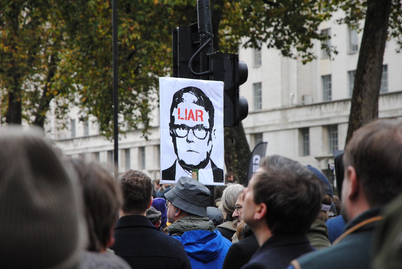 英国首相基尔·斯塔默爵士近日在G20峰会期间发表评论,建议安德鲁·蒙巴顿-温莎王子(Andrew Mountbatten-Windsor)就其与已故恋童癖杰弗里·爱泼斯坦(Jeffrey Epstein)的关系“提供证据”。与此同时,英国财政大臣雷切尔·里夫斯(Rachel Reeves)正准备在她即将公布的预算中“结束两孩福利上限”,并承诺解决英国民众面临的生活成本危机。
首相呼吁安德鲁王子提供证据,伦敦警方搜寻相关邮件
英国首相基尔·斯塔默爵士在G20峰会期间向记者表示,关于美国政客希望质询安德鲁王子与已故恋童癖杰弗里·爱泼斯坦关系一事,安德鲁王子是否提供证据“由他自己决定”。然而,斯塔默爵士补充道:“我的普遍立场是,如果你掌握相关信息,就应该准备好分享。”本月早些时候,斯塔默爵士也曾提出过类似建议,此番表态无疑“增加了这位名誉受损的王室成员所面临的压力”,据《星期日人民报》(Sunday People)报道。
安德鲁王子与爱泼斯坦的关系长期以来备受争议。杰弗里·爱泼斯坦是一名美国金融家,因性侵未成年少女而被定罪,并于2019年在狱中自杀。安德鲁王子曾是爱泼斯坦的密友,并被指控在爱泼斯坦的安排下与未成年少女弗吉尼亚·朱弗雷(Virginia Giuffre)发生性关系。安德鲁王子坚决否认所有针对他的指控,并已在2022年与朱弗雷达成庭外和解,以避免在美国民事诉讼中出庭。
与此同时,英国首都的执法机构——伦敦警察厅(Metropolitan Police)正在进行一项内部搜寻行动。据《星期日太阳报》(The Sun on Sunday)报道,警方正在查找与安德鲁王子要求王室保护官员搜寻弗吉尼亚·朱弗雷相关信息的电子邮件。朱弗雷是爱泼斯坦案中的一名重要指控者,她曾声称安德鲁王子在她十几岁时与她发生过性关系,但安德鲁王子对此予以否认。伦敦警察厅的这一行动,凸显了此案的持续敏感性和复杂性,以及英国官方对此事可能涉及的任何不当行为的关注。
首相的公开表态以及警方正在进行的调查,再次将安德鲁王子推向舆论的风口浪尖。这不仅对安德鲁王子个人声誉构成持续挑战,也可能对英国王室的形象产生影响。在英国,王室成员通常避免卷入政治争议,但此事件的性质使其难以完全置身事外。美国政客对质询安德鲁王子的兴趣,也反映了此案的国际关注度。
财政大臣公布预算优先事项,承诺应对生活成本危机
在英国国内,财政大臣雷切尔·里夫斯(Rachel Reeves)正为她即将于本周三公布的预算案做准备。据报道,里夫斯计划在她即将到来的预算中“结束两孩福利上限”。这项政策自2017年实施以来,限制了家庭只能为前两个孩子领取儿童福利,旨在控制福利开支,但一直因其对贫困家庭的影响而备受争议。
里夫斯在《独立报》撰文指出,“财政约束是工党价值观,也是抑制通胀的必要条件”。她强调,尽管面临财政压力,但“帮助家庭是她的首要任务”。在接受采访时,里夫斯承诺将“解决生活成本危机”、“缩短NHS(英国国家医疗服务体系)等待名单”以及“减少国债”。这些承诺反映了当前英国社会面临的主要挑战:高通胀、民众购买力下降、公共服务压力以及高企的政府债务。
结束两孩福利上限的举措,如果得以实施,将标志着工党政府在社会福利政策上的一个重大转变,可能会为数百万低收入家庭带来经济上的缓解。然而,在强调“财政约束”的同时,如何平衡增加福利支出、改善公共服务和减少国债这些相互矛盾的目标,将是里夫斯预算案面临的核心挑战。经济分析师普遍认为,在当前高通胀和经济增长乏力的背景下,任何大规模的财政扩张都可能面临风险,但未能有效解决生活成本问题也可能引发社会不满。
绿党领袖阐述“绿色英国”愿景,提出激进政策主张
本周,《观察家报》(The Observer)刊登了绿党领袖扎克·波兰斯基(Zack Polanski)对“绿色英国”的愿景。波兰斯基向该报阐述了他的设想,其中包括英国“退出北约”(NATO)、“对富人征税”以及“欢迎移民”。
这些提议代表了绿党在英国政治光谱中较为激进的立场。“退出北约”将彻底改变英国的国防和外交政策,使其脱离西方军事联盟的核心,这在当前国际地缘政治紧张的背景下,无疑会引发巨大争议。对富人征税是绿党长期以来的核心经济主张,旨在通过财富再分配来解决社会不平等问题,但其实施细节和对经济的潜在影响仍需深入讨论。而“欢迎移民”的政策则与当前英国政府收紧移民政策的趋势形成鲜明对比,反映了绿党在人权和多元文化方面的立场。
波兰斯基的这些愿景,虽然在主流政治中可能被视为边缘化,但它们代表了英国社会中一部分人对未来国家发展方向的深刻思考和期望。随着气候变化和全球不平等等问题日益突出,绿党的主张在特定选民群体中具有一定吸引力,也促使其他主流政党在相关议题上做出回应。
特朗普就俄乌战争计划表态,强调“非最终提议”
《星期日电讯报》(The Sunday Telegraph)报道称,美国总统唐纳德·特朗普(Donald Trump)表示,美国旨在结束俄罗斯-乌克兰战争的计划并非他对基辅的“最终提议”。此前,乌克兰盟友对该提议表示担忧。
特朗普的这一表态,是在其关于俄乌冲突解决方案的言论引发国际社会广泛关注后做出的。自俄乌冲突爆发以来,美国作为乌克兰的主要支持者,其对冲突的立场和潜在解决方案一直备受瞩目。特朗普此前曾多次表示,如果他再次当选总统,将能够“在24小时内”结束俄乌战争,但具体方案一直模糊不清。乌克兰及其盟友对任何可能损害乌克兰主权和领土完整的和平方案都持谨慎态度。
特朗普强调“非最终提议”,可能旨在安抚盟友的担忧,并为未来的外交斡旋保留灵活性。这表明,尽管美国内部对俄乌战争的解决方案存在不同看法,但任何涉及重大地缘政治调整的提议都需要经过复杂的国际协商和各方利益的权衡。俄乌战争的走向,不仅取决于战场上的军事态势,更受到国际政治博弈和主要大国政策调整的深刻影响。
英国军队考虑更广泛使用“减肥针”,应对肥胖挑战
英国国防部正在考虑在军队中更广泛地使用“减肥针”(fat jabs),以应对军人肥胖问题。据皇家空军(RAF)医疗专业人员透露,肥胖在皇家空军中正变得“普遍”。这一举措的背景是,战斗机飞行员面临严格的体重限制,以确保他们能够安全地从飞机中弹射。过重的体重会增加弹射时的风险,可能导致严重伤害甚至死亡。
军队中肥胖问题的上升,不仅影响飞行员等特殊岗位的安全,也可能降低整体作战效率和军人健康水平。国防部长们正在评估“减肥针”作为一种解决方案的可行性,这表明英国军方正积极寻求创新方法来维护和提升军队的身体素质。然而,大规模使用此类药物可能涉及伦理、副作用以及对军人长期健康影响的考量,需要进行全面的评估和严格的监管。
这一讨论也反映了英国社会普遍存在的肥胖问题已蔓延至军队内部。军队作为国家安全的基石,其成员的健康状况至关重要。采取措施应对肥胖,不仅是为了军事效率,也是为了保障军人的福祉。
商店盗窃案件激增,专家呼吁采取更多措施
英国的商店盗窃问题日益严重,去年因商店盗窃被判入狱的人数达到了“多年来的最高水平”,超过12,000名小偷被送入监狱。据报道,专家们认为“必须采取更多措施来结束这种流行病”。
商店盗窃的激增对英国零售业造成了巨大损失,并加剧了商家和员工的安全担忧。这一现象可能与生活成本危机、社会不平等以及执法资源不足等多重因素有关。专家们呼吁采取更全面的策略,而不仅仅是依靠监禁,来解决这一“流行病”。这可能包括加强社区警务、改善社会福利、提供就业机会以及对惯犯采取更有效的干预措施。
商店盗窃案件的上升,不仅是经济问题,也反映了社会治安和治理的挑战。如何有效打击犯罪,同时解决其深层社会根源,是英国政府和执法部门面临的一项紧迫任务。
首相支持《独立报》为失踪儿童服务筹款
最后,《独立报》报道称,首相支持该报为SafeCall服务筹集资金的活动,旨在帮助失踪儿童。SafeCall服务致力于为失踪儿童及其家庭提供支持和帮助,首相的背书将有助于提高该服务的知名度,并吸引更多公众捐款。
这一举动表明,尽管英国面临多重挑战,但对弱势群体的关注和支持仍然是社会的重要议题。帮助失踪儿童是跨越政治分歧的共识,首相的支持也体现了政府对儿童保护工作的重视。
参考来源
The Papers: 'Andrew should give evidence' and Reeves discusses Budget — BBC News(2025-11-23):查看原文