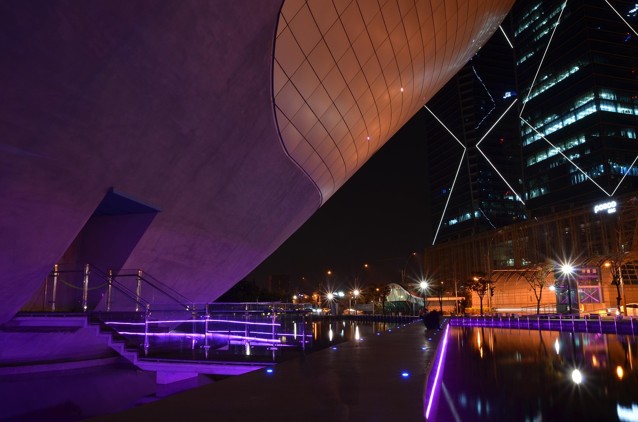 好莱坞媒体行业的整合浪潮正掀起新的高潮。由亿万富翁埃里森家族支持的派拉蒙天空之舞(Paramount Skydance)公司,近日对华纳兄弟探索公司(Warner Bros Discovery, WBD)发起了敌意收购要约,直接向其股东提出每股30美元的全现金收购方案,旨在超越此前Netflix与WBD管理层达成的协议,全面掌控这家拥有HBO、CNN和“哈利·波特”等知名品牌的媒体巨头。
媒体巨头争夺战:派拉蒙对华纳兄弟探索公司发起敌意收购,挑战Netflix
这场围绕华纳兄弟探索公司(WBD)控制权的争夺战,凸显了在全球流媒体竞争日益激烈的背景下,传统媒体公司寻求规模化以应对挑战的迫切需求。WBD作为HBO、CNN、《乐一通》(Looney Tunes)和“哈利·波特”等一系列标志性品牌的拥有者,长期以来在流媒体冲击下承受着巨大压力,一直在寻求通过出售部分或全部业务来获得发展规模。
Netflix率先出击赢得WBD部分业务拍卖
数月前,华纳兄弟探索公司启动了对其部分核心资产的拍卖程序。据报道,Netflix在此次拍卖中脱颖而出,并于上周五(相对于2025年12月8日)被WBD宣布为赢家,与WBD管理层达成了一项协议。根据该协议,Netflix将收购WBD的工作室和流媒体网络,其中包括HBO等核心资产。
Netflix的方案对WBD的这部分业务(包括华纳兄弟影业、新线影业和HBO Max等品牌)估值约为830亿美元(含债务)。不同来源的说法略有差异,有报道称估值为830亿美元,另有报道则指出为827亿美元。Netflix提出的支付方式为每股23.25美元现金加上新公司的股权,总价值约为每股27.75美元。根据该方案,WBD的其他业务,如美国有线电视新闻网(CNN),将被剥离为一家独立的上市公司。
Netflix此举旨在进一步增强其电影和电视内容库,阻止潜在竞争对手获取WBD的优质内容,并巩固其作为全球流媒体行业最大参与者的地位。通过整合WBD的工作室和流媒体网络,Netflix有望在与迪士尼(Disney)等巨头的竞争中获得更强大的内容优势。
派拉蒙天空之舞发起敌意收购,直接面向股东
然而,就在Netflix的交易方案浮出水面后不久,由亿万富翁埃里森家族支持的派拉蒙天空之舞公司(Paramount Skydance)发起了强力反击。该公司首席执行官大卫·埃里森(David Ellison)领导的团队,在与WBD管理层接触数月未果后,决定采取敌意收购策略,直接向WBD的股东提出收购要约。
派拉蒙天空之舞提出的最新要约是在过去18小时内(相对于2025年12月8日14:57 UTC)提出的,其核心内容是每股30美元的全现金收购,对WBD整体估值达到1084亿美元。值得注意的是,美国前总统唐纳德·特朗普(Donald Trump)的女婿贾里德·库什纳(Jared Kushner)也参与了派拉蒙天空之舞的财务合作。派拉蒙天空之舞表示,其全现金要约比Netflix的现金加股权方案能为股东提供更高的确定性。
派拉蒙天空之舞的目标是收购WBD的全部业务,包括其工作室、流媒体网络以及传统付费电视网络等所有资产。此举旨在通过整合双方资源,实现规模效应,从而在与Netflix和迪士尼等行业巨头的竞争中占据更有利位置。分析人士普遍认为,派拉蒙与WBD的合并具有战略意义,能够帮助合并后的公司获得与主要竞争对手抗衡的规模。
WBD管理层面临抉择,监管审查成关键
面对派拉蒙天空之舞的敌意收购要约,华纳兄弟探索公司表示将对该提议进行审查,但目前并未改变其对Netflix交易的建议。WBD预计将在10个工作日内对派拉蒙的要约做出回应。WBD管理层需要权衡两份要约的优劣,包括估值、支付结构、交易确定性以及潜在的监管风险,并最终向股东提出建议。
无论哪一方的收购方案最终能够推进,都预计将面临美国和欧洲竞争监管机构的严格审查。分析人士指出,Netflix的方案可能会引发市场对其在流媒体领域主导地位的担忧。而派拉蒙天空之舞的方案,由于涉及对WBD全部业务的收购,可能会引发监管机构对合并后公司在广告市场和地方电视分销领域(尤其是在体育和儿童网络方面)影响的审查。美国前总统特朗普也曾公开表示,Netflix收购WBD的交易“可能存在问题”,并暗示他将“参与”华纳兄弟合并的决定,这为交易增添了政治不确定性。
两项交易的完成日期预计都将在数月之后,期间充满变数。WBD股东将面临一个复杂的选择:是接受Netflix的方案,出售部分核心资产并剥离其他业务,还是支持派拉蒙天空之舞的全盘收购,以期获得更高的现金回报和更全面的整合。
好莱坞整合浪潮下的行业变局
这场激烈的收购战是好莱坞乃至全球媒体行业深刻变革的一个缩影。随着流媒体的崛起和传统电视业务的衰落,媒体公司正面临前所未有的压力,需要通过整合来扩大规模、优化成本结构、丰富内容库,以更好地在全球市场中竞争。无论是Netflix寻求巩固其流媒体霸主地位,还是派拉蒙天空之舞力图打造一个更具竞争力的全方位媒体集团,都反映了行业对“规模即力量”的共识。
此次收购战的结果,不仅将重塑WBD的未来,也将对整个媒体行业的竞争格局产生深远影响。它将决定哪些内容资产归属何方,哪些平台将获得更大的市场份额,以及消费者最终将通过哪些渠道获取娱乐内容。在监管机构、股东和各方利益的博弈下,这场好莱坞的“大片”才刚刚拉开序幕。
参考来源
Why has Paramount launched a hostile bid for Warner Bros Discovery? — BBC News(2025-12-08):查看原文
Paramount launches rival bid for Warner Brothers Discovery — BBC News(2025-12-08):查看原文