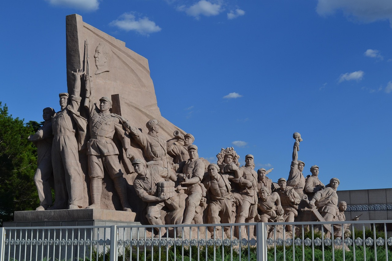 中共中央总书记、国家主席、中央军委主席习近平的重要文章《推进党的自我革命要做到“五个进一步到位”》将于2025年12月1日出版的第23期《求是》杂志发表,文章强调自我革命是中国共产党跳出治乱兴衰历史周期率的第二个答案,旨在全面深化从严治党。
习近平重要文章强调自我革命的战略意义
这篇即将发表的文章,是中共中央总书记习近平对党的建设和全面从严治党工作的最新指导。文章的核心论点在于,自我革命是中国共产党(CPC)在应对执政挑战、保持先进性和纯洁性方面的一项关键策略。文章明确指出,从抓作风入手推进全面从严治党,是新时代党的自我革命的一条重要经验。
《求是》杂志是中共中央委员会主办的理论刊物,其发表的文章通常被视为对党内政策和理论方向的重要指引。此次习近平总书记的文章,围绕党的自我革命,进一步明确了思路和要求,并强调关键在于抓落实要真正到位。
文章深刻阐释了当前中国共产党所肩负的中国式现代化建设任务的繁重性,以及所面临的执政环境的异常复杂性。在此背景下,文章强调“自我革命这根弦必须绷得更紧”。文章认为,党进行自我革命,刀刃向内、激浊扬清、刮骨疗毒,非但不会影响党的形象和威信,反而能够提高党的形象和威信;非但不会挫伤党员干部的积极性,反而能够更广泛更充分地调动党员干部的积极性;非但不会影响经济社会发展,反而能够为高质量发展提供坚强政治保证。
“五个进一步到位”深化党的自我革命
为确保党的自我革命各项要求得到有效落实,习近平总书记的文章提出了推进党的自我革命要做到“五个进一步到位”的具体要求。这“五个进一步到位”涵盖了从思想认识到具体实践,从党性修养到权力运行,再到监督执纪和责任落实的各个层面,旨在全面提升党的建设水平,为中国式现代化建设提供坚实的政治保障。
对党的自我革命认识要进一步到位
文章首先强调,全党对自我革命的认识必须进一步深化和到位。面对中国式现代化建设的艰巨任务和复杂执政环境,党员干部必须始终绷紧自我革命这根弦。文章指出,通过自我革命,党能够提升自身形象和威信,激发党员干部的积极性,并为国家的高质量发展提供坚强的政治保障。这表明,自我革命并非权宜之计,而是党长期执政、实现宏伟目标的关键支撑。
党员干部增强党性要进一步到位
在党性修养方面,文章要求党员干部增强党性要进一步到位。推进自我革命,必须固本培元、增强党性。文章指出,重点在于坚定理想信念,铸牢对党忠诚,厚植为民情怀,纯正道德品质,保持清正廉洁。具体措施包括加强理论武装,坚守共产党人精神追求;积极投身中国式现代化建设实践,在干事创业中磨砺奋斗人生,在为民造福中升华道德境界;积极参加党内政治生活,乐于接受党组织教育和各方面监督;对照正反典型进行自我省察,以内无妄思保证外无妄动。在选人用人方面,文章特别强调要加强党性鉴别,注重考察干部的境界格局和忠诚度廉洁度,确保选拔出政治过硬、作风优良的干部队伍。
权力规范运行要进一步到位
文章指出,“四风”问题大多源于特权思想,腐败则突出表现为以权谋私。因此,党的自我革命重在治权。文章要求权力规范运行要进一步到位,通过持续努力,真正把权力关进制度的笼子,有效避免“牛栏关猫”、“纸笼禁虎”的现象,最大限度减少权力寻租空间。文章强调,党员干部要时刻牢记,一切权力都是人民赋予的,必须正确行使、对人民负责。党内不允许有特权思想、特权现象存在,更不允许出现利益集团、权势团体、特权阶层。从入党、当干部那一天起,就要敬畏人民、敬畏组织、敬畏法纪,以确保权力在阳光下运行,维护社会公平正义。
从严监督执纪要进一步到位
从严监督执纪被文章定位为党的自我革命的利器。文章要求,从严监督执纪要进一步到位。对违纪违法问题必须坚决处理,运用霹雳手段决不能少。在从严监督上,要把党内监督和人民监督结合起来,推动各类监督贯通协调,形成监督合力。在从严执纪上,要严格标准,将党风党纪的硬要求变为硬举措,让铁规矩长出铁牙齿,对不正之风和腐败现象露头就打、严肃查处,向全党释放一严到底、寸步不让的信号,形成有效的震慑效应。这表明,党将持续保持反腐高压态势,对任何违纪违法行为都将零容忍。
落实管党治党责任要进一步到位
文章最后强调,落实管党治党责任要进一步到位。文章明确指出,“抓好党建是本职,不抓党建是失职,抓不好党建是不称职。”管党治党责任涵盖主体责任、监督责任、第一责任人责任、“一岗双责”等,这些共同构成一个完整的责任链条,每一种责任都至关重要,都必须严格落实。文章要求各级领导干部要坚决扛起管党治党责任,层层传导压力,切实把严的氛围营造起来、把正的风气树立起来。这旨在确保党的领导核心作用和执政能力,通过健全的责任体系,将全面从严治党的要求落到实处。
自我革命:中国共产党长期执政的关键
中国共产党将自我革命视为其跳出“治乱兴衰历史周期率”的第二个答案。这一概念源于对中国历史兴衰规律的深刻反思,旨在通过党自身的不断革新和净化,避免重蹈历史上一些政权因腐败和脱离群众而衰败的覆辙。第一个答案通常被认为是“民主监督”,即毛泽东在延安窑洞对中提出的“让人民来监督政府”。而自我革命则强调党从内部进行自我净化、自我完善、自我革新、自我提高,以保持其先进性和纯洁性。
自中共十八大以来,以习近平同志为核心的党中央持续推进全面从严治党,开展了声势浩大的反腐败斗争,并不断加强党的作风建设和纪律建设。此次文章的发表,被视为对这一长期战略的进一步深化和系统性阐述,为新时代党的建设指明了方向,也为中国式现代化建设提供了坚实的政治和组织保障。
参考来源
01版 - 推进党的自我革命要做到“五个进一步到位” — 人民日报(2025-12-01):查看原文