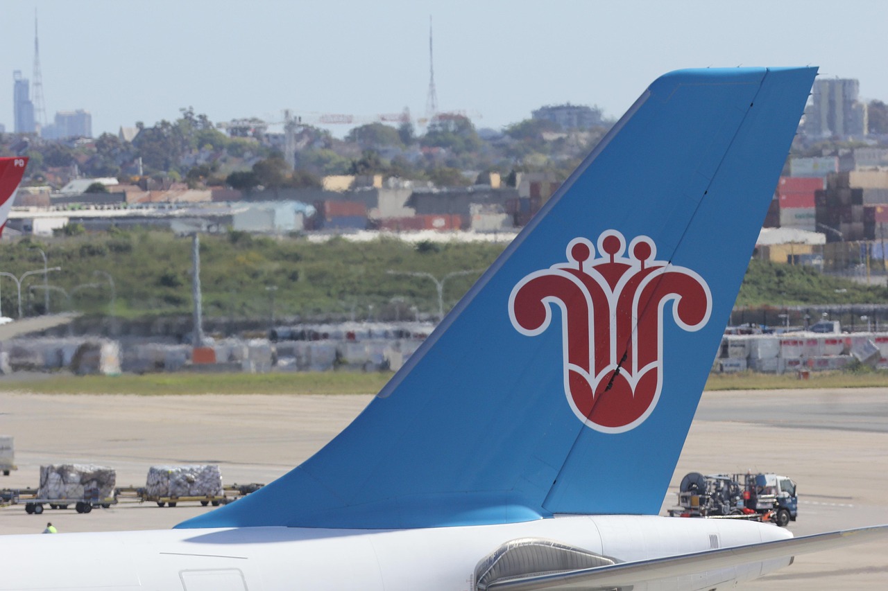 中国企业在全球市场中的战略正经历深刻转型，从单纯的产品与资本输出，迈向品牌、组织能力和治理体系的全面升级，其创新实力和品牌价值日益获得国际社会的广泛认可。

中国品牌全球化战略迈入新阶段

近日，德勤中国发布的《德勤中国2025财年社会影响力报告》指出，在全球市场日益复杂多变的背景下，中国企业“走出去”的战略已从产品与资本的输出，迈入品牌输出、组织能力、管理机制及治理体系全面升级的新阶段。一段时间以来，一系列中国品牌凭借其在科技含量、文化底蕴、设计灵感以及融通中外的情感价值方面的独特优势，正受到越来越多海外消费者的青睐，其产品知名度和影响力在全球范围内持续提升。

这一转变标志着中国企业在全球价值链中的地位正从传统的制造业和供应链环节，向更具附加值的品牌建设和创新引领方向发展。通过对品牌形象、内部组织能力、管理流程和公司治理结构的全面优化，中国企业旨在构建更具韧性和竞争力的全球化运营体系，以应对日益激烈的国际市场竞争和不断变化的消费者需求。

宇树科技机器人技术获国际认可

在德国勃兰登堡工业大学（Brandenburg University of Technology），中国高科技企业宇树科技（Unitree Robotics）的人形机器人“艾迪”（Eddie）已成为建筑系学生课堂实践的“新伙伴”。学生们将切割好的木材交给“艾迪”，它便能接着完成将材料转运至仓库的工作。该校数字化设计研究专业项目负责人罗尔夫·施塔克（Rolf Stark）表示，学校正积极探索将宇树科技的人形机器人G1广泛应用于建筑教学实践，并计划联合柏林工业大学（Technical University of Berlin）等机构，共同研究人机协同在建筑施工中的可能性。这不仅展示了中国机器人技术的实用性，也为未来建筑行业的发展提供了新的思路。

宇树科技的硬核实力不仅体现在教学实践中，更获得了国际权威机构的认可。今年7月，在2025年世界知识产权组织（World Intellectual Property Organization, 简称WIPO）全球奖项揭晓中，宇树科技从95个国家的780多家公司中脱颖而出，成为获奖企业之一。WIPO全球奖自2022年设立以来已连续举办四届，旨在表彰各行各业中具有创新精神的中小企业和初创企业。值得一提的是，中国企业已连续四年获此殊荣，这充分证明了中国在科技创新领域的持续投入和显著成果。

宇树科技的机器人产品甚至被纳入了德国中小学的常规教学内容，用于当地学生的科普实践。勃兰登堡工业大学校长办公室发言人克里斯蒂娜·施特莱勒（Christina Strehler）对此表示，中国在智能系统与自动化领域拥有令人瞩目的科研能力，两国在开放且负责任的基础上展开合作，将有力推动技术创新，并最终服务于社会发展。

中国电动汽车与两轮车品牌深耕海外市场

在埃及首都开罗，中国电动汽车品牌的影响力正迅速增加。当地居民艾哈迈德（Ahmed）特意前往极氪（Zeekr）门店试驾极氪X汽车。他对车机系统的流畅性以及阿拉伯语语音助手的识别准确性进行了重点体验。艾哈迈德表示：“我之前做过一些研究，中国电动汽车的电池技术、智能化水平等让人放心。”埃及汽车经销商协会主席乌萨马·阿卜杜勒—马吉德（Osama Abdul-Majid）也证实，中国电动汽车在埃及市场的影响力正迅速扩大，这得益于其先进的技术和高性价比。

除了整车，中国电动两轮车品牌也在海外市场展现出强大的本地化创新能力。小牛电动（Niu Technologies）针对不同地区的消费者习惯和环境特点，进行了创新性技术研发和改造。在欧洲市场，为适应当地多石子的路面，小牛电动优化了轮胎和减震系统，并对电摩踏板宽度进行了调整，以提升骑行舒适度。在东南亚市场，考虑到当地多雨潮湿的气候，小牛电动则着重提升了电动两轮车的防水和涉水能力，同时推出了“换电”模式，有效降低了顾客的购买和使用成本，极大地便利了当地居民的出行。

国际社会赞誉中国创新与开放共享

国际社会和媒体对中国政府和企业在科技创新方面的重视给予了高度赞扬，并肯定了中国完整的产业体系和公平开放的市场环境。英国《经济学人》（The Economist）杂志在报道中指出：“具有创新性的中国品牌如雨后春笋般出现在世界各地。全球消费者和投资者都将从中受益。”

韩国光云大学（Kwangwoon University）教授金希教（Kim Hee-kyo）认为，“中国制造”的快速发展，关键在于中国推动形成了制造业集群，这不仅有效降低了生产成本、提高了生产力，还通过合作与竞争促进了创新。他强调：“没有政府的长期规划和支持，这样的制造业集群是不可能实现的。”金希教教授进一步指出，中国政府推动科技创新、培育未来产业，不断加大配套基础设施投资，对提高企业竞争力发挥了重要作用。

巴西中国创新经济研究院主席克劳迪娅·亚努齐（Claudia Januzzi）表示，中国已成为科技创新大国，中国品牌正对世界产生积极影响。埃及埃中商会秘书长迪亚·赫尔米（Diaa Helmy）则指出，得益于对科技创新的大力支持，中国在人工智能、5G通信、新能源等领域实现了核心技术突破，这不仅带动了一批高科技产业发展，也助力了全球科技产业的进步。

孟加拉国主流英文报纸《每日星报》（The Daily Star）首席商务官哈桑（Hassan）在访华期间考察了广州、深圳的一些科技企业后，在该报发文表示：“令我印象最深刻的是，中国以多种方式积极推动自主创新。”他认为，中国正在人工智能、电动汽车和量子计算领域树立全球标杆，这是对研发、教育和人才培养进行战略性投资的成果。

路透社（Reuters）刊文称，中国正成为“全球创新者”，“这种转变源自对发展科学实力的重视。”文章认为，创新和开放合作可能重塑中国的全球身份，这些新元素将推动中国经济增长更加均衡。中国已经不仅仅是“世界工厂”，正日益成为创新源泉。

小米（Xiaomi）、OPPO等中国消费电子品牌以其高性价比赢得了全球年轻消费者的青睐；比亚迪（BYD）等新能源汽车品牌助力当地民众实现绿色出行；中国电商平台和物流品牌则与当地企业共同推动数字经济发展。西班牙“一带一路”研究中心秘书长卡洛斯·比埃尔萨（Carlos Viersa）表示，中国品牌的崛起为西班牙市场带来了实实在在的变化，加速了本地市场在技术、环保和服务模式方面的升级与创新。

金希教教授进一步强调：“中国企业对提升全球消费者的生活质量作出了贡献。”他指出，中国企业通过开源等方式分享技术成果，为发展中国家提供了以更低成本使用最新技术的机会。“中国以开放共享精神与世界分享创新技术，这种努力有利于维护自由贸易。”

赫尔米秘书长总结道：“作为世界第二大经济体，中国持续扩大高水平对外开放，致力于推动建设开放型世界经济。中国支持本国企业走向国际市场，同时欢迎国际品牌进入中国市场，为各国企业实现公平竞争、经验交流、互利共赢提供开放平台，这符合世界各国的共同利益。”这表明，中国不仅在技术创新上取得突破，更以开放包容的态度，积极构建一个更加公平、普惠的全球经济环境。


参考来源

03版 -  中国品牌出海展现新气象  — 人民日报（2025-12-08）：查看原文