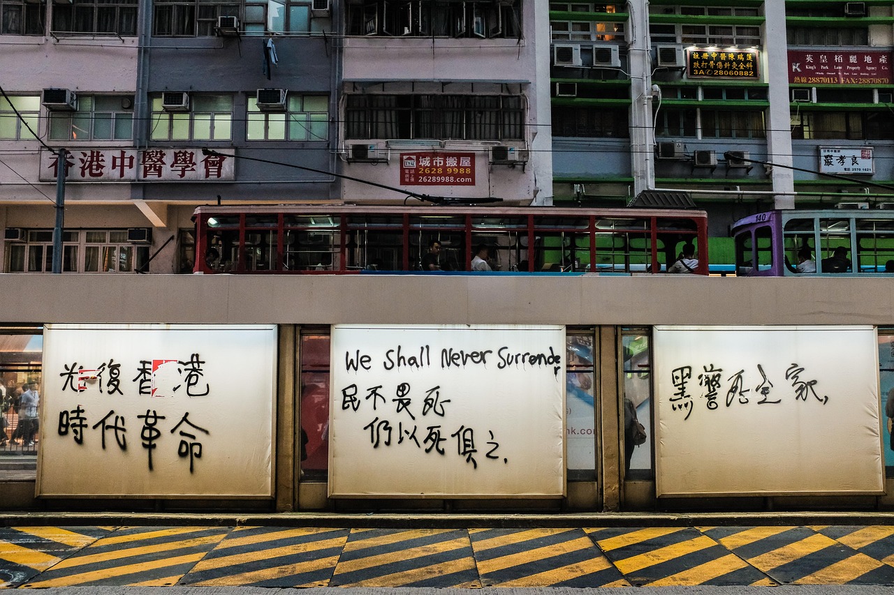 香港亲民主运动倡导者、媒体大亨黎智英(Jimmy Lai)周一被裁定犯有勾结外国势力罪及发布煽动性材料罪,他否认所有指控,目前面临终身监禁,预计明年初宣判。
香港媒体大亨黎智英国安案判决
现年78岁的黎智英,持有英国公民身份,是香港著名的亲民主运动倡导者和媒体大亨,自2020年12月起一直被监禁。香港法院于本周一宣读判决,裁定他根据《国家安全法》(National Security Law, NSL)犯有勾结外国势力罪,并根据一项殖民时代法律犯有发布煽动性材料罪。黎智英对所有指控均表示不认罪,他可能面临终身监禁,预计将于明年初获得最终判决。
法庭裁定,黎智英利用其现已停刊的《苹果日报》作为其更广泛努力的一部分,游说外国政府对香港和中国实施制裁。主审法官杜丽冰(Esther Toh)在宣读判决时表示,毫无疑问,黎智英“对中华人民共和国怀有仇恨”,并“以帮助香港人民为借口,不断邀请美国帮助推翻中华人民共和国政府”。
黎智英在去年11月作证时否认了所有指控。他表示,自己“从未”利用其外国联系来影响香港的外交政策。当被问及他与时任美国国务卿迈克·蓬佩奥(Mike Pompeo)的会面时,黎智英称他只是请求蓬佩奥“不要做些什么,而是说些什么,为香港发声支持”。他还提到,他曾向时任美国副总统迈克·彭斯(Mike Pence)“转达”香港的情况。黎智英作为中国政府最激烈的批评者之一,是2019年席卷香港的大规模民主抗议活动中的关键人物。
《国家安全法》的背景与争议
黎智英案的核心是2020年由北京颁布的《国家安全法》。该法是在2019年香港发生长达数月的、有时演变为与警方暴力冲突的民主示威活动之后,北京为应对局势而实施的。该法案未经香港立法机关咨询便直接颁布,赋予当局广泛权力,可指控和监禁他们认为对城市法治或政府稳定构成威胁的人。
自《国家安全法》实施以来,其性质和目的引发了国际社会的广泛争议。北京和香港特区政府坚称,该法对于维护城市的稳定至关重要,是恢复社会秩序、确保“一国两制”原则得以有效实施的必要举措。他们认为,该法旨在打击分裂国家、颠覆国家政权、恐怖活动和勾结外国势力等严重危害国家安全的行为,从而保障香港的长期繁荣稳定。
然而,包括人权组织和许多西方国家在内的批评者则认为,《国家安全法》被用来压制异见、限制言论自由和新闻自由,并削弱香港的司法独立性。他们指出,该法条文模糊,赋予执法部门过大的权力,导致许多亲民主人士、记者和活动家被捕或被迫流亡。黎智英案的判决,在他们看来,进一步印证了《国家安全法》被用作“压制异见”的工具,人权组织甚至将此次判决称为“残酷的司法闹剧”。
各方对判决的反应
黎智英被判有罪后,香港特区行政长官李家超(John Lee)对判决表示欢迎。他指出,黎智英的行为“损害了国家利益和香港人的福祉”。李家超强调,特区政府将继续坚定不移地维护国家安全,确保香港的繁荣稳定。
与此形成鲜明对比的是,国际人权组织和部分西方政府对判决表达了强烈谴责。他们认为,此次判决是香港自由和自治受到侵蚀的又一例证。一些评论员指出,黎智英作为一名媒体大亨和亲民主运动的标志性人物,其案件具有高度的政治敏感性,判决结果将对香港的未来产生深远影响。
在法庭上,黎智英的家人和朋友也出席了庭审,以示支持。他的妻子特蕾莎(Teresa)和儿子黎顺彦(Shun Yan)在法庭旁听。此外,长期好友兼教父、曾于1997年为黎智英施洗的枢机主教陈日君(Cardinal Joseph Zen)也到场。当判决宣读时,黎智英显得平静,并在被押解出法庭时向家人挥手告别。
对香港新闻自由和未来影响的分析
黎智英案的判决,特别是其涉及《国家安全法》和殖民时代煽动罪的指控,无疑对香港的新闻自由和言论自由构成了重大挑战。黎智英创办的《苹果日报》曾是香港最受欢迎的报纸之一,以其对中国政府的尖锐批评和对民主运动的支持而闻名。该报在2021年被迫停刊,被许多人视为香港新闻自由的里程碑式事件。
批评者认为,通过对黎智英的判决,香港当局发出了一个明确信号,即任何被视为“勾结外国势力”或“煽动”的行为都将受到严厉惩罚,这可能导致媒体和公众的自我审查,进一步收紧香港的公民社会空间。他们担心,在《国家安全法》的框架下,记者和媒体机构在报道敏感议题时将面临更大的压力和风险,从而削弱香港作为国际新闻中心的地位。
然而,香港和北京政府则坚称,所有法律面前人人平等,任何人触犯法律都必须承担责任,无论其身份背景如何。他们认为,维护国家安全是任何主权国家的固有权利,香港的法律体系将继续依法运作,确保社会稳定和法治。他们强调,新闻自由并非绝对,必须在不危害国家安全的前提下行使。
黎智英案的后续发展,包括他最终的刑期判决,将继续受到国际社会的密切关注。此案不仅是对黎智英个人的审判,也被广泛视为对香港在“一国两制”框架下未来走向的一次重要考验,尤其是在其高度自治和自由空间方面。
参考来源
黎智英国安案勾结及煽动罪成 他如何成为北京眼中的“犯罪主脑”? — BBC Chinese(2025-12-15):查看原文
Pro-democracy Hong Kong tycoon Jimmy Lai convicted in high-profile national security trial — BBC News(2025-12-15):查看原文
Watch: What does the Jimmy Lai verdict mean for Hong Kong? — BBC News(2025-12-15):查看原文