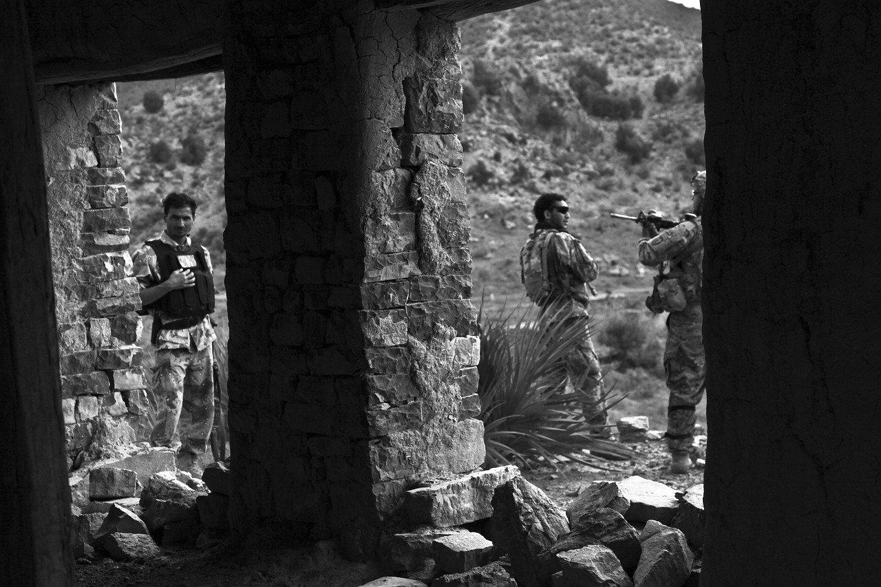 英国特种部队高层被指压制战争罪证据,高级军官作证
一名曾担任英国特种部队高级军官的证人,代号N1466,日前向一个独立调查委员会作证,指控两名前英国特种部队负责人压制了有关英国特种空勤团(SAS)可能在阿富汗犯下战争罪的证据。
高级军官揭露内部担忧与“爆炸性”证据
根据独立调查委员会(Independent Inquiry relating to Afghanistan)周一公布的闭门听证会证词,代号N1466的这名高级军官表示,他早在2011年2月就对SAS在阿富汗的行动产生了担忧。他注意到,从阿富汗传回的SAS行动报告显示,该团在可疑情况下杀害的人数异常之高,且从某些行动中缴获的敌方武器数量过少,无法合理化所报告的死亡人数。
N1466举例称,他的怀疑始于一次夜间突袭行动,在那次行动中,有9名阿富汗男子被杀,但据称只发现了3件武器。这种武器缴获数量与死亡人数之间的严重不符,引发了他对非法杀戮的强烈怀疑。
N1466进一步指出,他曾在2011年向当时的特种部队主管(Director Special Forces, DSF)传递了他所称的“爆炸性”证据,这些证据暗示存在“犯罪行为”。然而,他向调查委员会证实,无论是当时的特种部队主管,还是2012年上任的后续特种部队主管,都没有将任何令人不安的指控转交给皇家军事警察(Royal Military Police, RMP)。根据英国法律,指挥官有义务向RMP报告其下属可能犯下严重刑事罪行的任何可能性。
N1466在证词中明确表示,英国特种部队的领导层“非常积极地压制”了这些指控。他称,2012年上任的后续特种部队主管“清楚地知道阿富汗存在问题”,但未能采取行动。
独立调查委员会的设立及其调查范围
此次独立调查委员会的成立,源于英国广播公司(BBC)《全景》(Panorama)栏目在2022年播出的一篇报道。该报道揭露了SAS在阿富汗执行任务期间涉嫌非法杀戮的指控,指出在一个为期六个月的巡逻中,SAS在可疑情况下杀害了54名被拘留者和手无寸铁的男子。这些指控促使英国政府启动了这项独立调查,旨在审视SAS在阿富汗行动中谋杀被拘留者和手无寸铁平民(包括儿童)的指控。
在调查启动之初,两名前特种部队主管——马克·卡尔顿-史密斯将军(General Sir Mark Carleton-Smith,2012年特种部队主管)和乔纳森·佩奇中将(Lt Gen Jonathan Page,前任特种部队主管)——便因被指控未能向RMP报告相关指控而在调查程序中被点名。然而,N1466在证词中具体指控压制证据的两名前特种部队负责人的姓名,由于报道限制,并未被披露。
指控的严重性与军事问责的挑战
N1466的证词揭示了英国特种部队内部可能存在的严重问题,以及军事指挥链在处理战争罪指控方面的潜在失职。这些指控若属实,不仅构成对国际人道法和战争法的严重违反,也严重损害了英国军队的声誉和公信力。
军事指挥官未能将下属可能犯下的严重罪行报告给军事警察,这不仅仅是程序上的疏忽,更可能被视为对司法公正的阻碍。英国法律明确规定了指挥官的报告义务,旨在确保军队内部的问责制和法治原则。N1466的证词暗示,这种义务可能被系统性地忽视,甚至遭到主动压制。
此次独立调查委员会面临的挑战是巨大的。它需要深入审查过去十多年前的事件,依赖证词、文件和其他证据来重建事实。由于事件发生在遥远的战场,且涉及高度机密的特种部队行动,获取全面和确凿的证据可能十分困难。此外,被指控的前特种部队负责人尚未公开回应这些指控,他们的辩护将是调查的重要组成部分。
这些指控也再次引发了对西方国家军队在阿富汗及其他冲突地区行动的审查。在反恐战争的背景下,特种部队往往在高度机密和低能见度的环境下运作,这使得对其行为的监督和问责变得尤为复杂。如何平衡军事行动的有效性与遵守国际法、保护平民的义务,是国际社会长期面临的难题。
对英国国际形象和军事合作的潜在影响
如果调查最终证实了这些压制证据和非法杀戮的指控,将对英国的国际形象造成沉重打击。作为一个声称遵守国际法和人权标准的国家,其军队被指控犯下战争罪并试图掩盖,将引发国际社会的广泛谴责。这可能影响英国与其他国家,特别是与本国在内的国际伙伴的军事合作和情报共享。
对于英国军队本身而言,这些指控对其士气和内部纪律也将构成严峻考验。确保军队内部的透明度和问责制,对于维护军人荣誉和公众信任至关重要。此次调查的结果,以及英国政府和军队对调查结果的反应,将是衡量其致力于法治和人权承诺的重要标尺。
目前,独立调查委员会的调查仍在进行中。N1466的证词只是调查过程中的一部分,最终结论尚待委员会全面评估所有证据后才能得出。然而,这些来自内部高级军官的“爆炸性”指控,无疑已为英国特种部队的历史蒙上了一层阴影,并促使人们对军事行动中的伦理和问责问题进行更深层次的反思。
参考来源
SAS war crime evidence suppressed, inquiry hears — BBC News(2025-12-01):查看原文