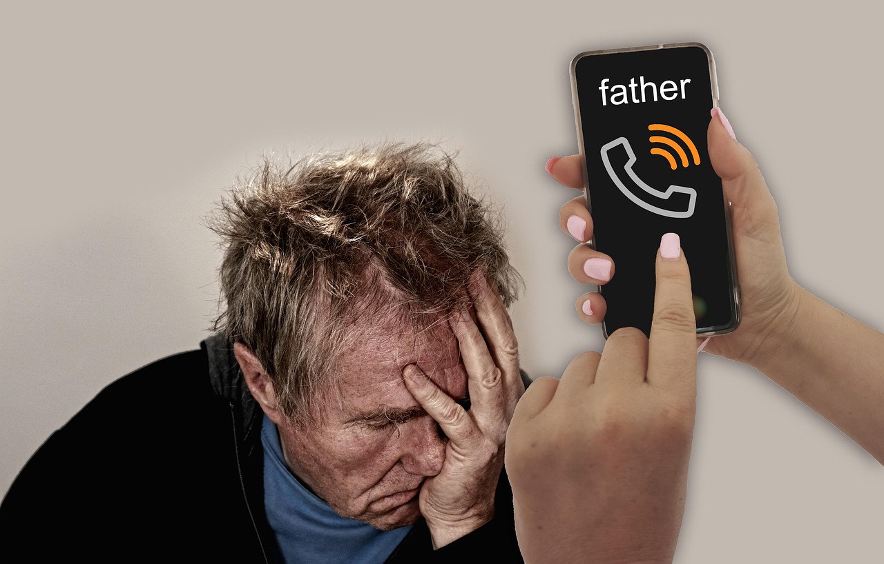 在持续了26个月的痛苦等待之后,一名在2023年10月7日哈马斯袭击中牺牲并被劫持遗体的以色列警官兰·格维利(Ran Gvili)的父母,正在国际社会奔走呼吁,要求哈马斯归还其子的遗骸,并强调这是加沙和平协议得以推进的关键一步。
以色列警官英勇牺牲遗体被劫
2023年10月7日,哈马斯对以色列发动了大规模袭击,造成约1200人死亡,并劫持了251名人质,其中包括活人和死者。24岁的以色列警官兰·格维利(Ran Gvili),也被称为拉尼(Rani),是这场悲剧中的受害者之一。
根据以色列国防军(IDF)的说法,兰·格维利在基布兹阿鲁明(Kibbutz Alumim)与哈马斯武装分子作战时英勇牺牲,他的遗体随后被哈马斯劫持并带往加沙地带。他的父母伊齐克·格维利(Itzik Gvili)和塔利克·格维利(Talik Gvili)回忆道,袭击发生时,兰·格维利因肩部骨折正在病假中。然而,当他从电视上看到国家遭受袭击的惨状时,他无法袖手旁观。他穿上制服,开着父亲的车,毅然前往基布兹阿鲁明,投入到与哈马斯武装分子的战斗中。
他的父母坚信,兰·格维利“拯救了基布兹阿鲁明,也拯救了以色列”,并认为以色列现在有责任“拯救他,把他带回家”。兰·格维利的英勇行为,在以色列国内被视为国家危难时刻公民挺身而出的象征。
父母伦敦发声呼吁“了结”
在儿子遗体被劫持的26个月里,伊齐克和塔利克·格维利夫妇一直生活在巨大的悲痛和不确定之中。尽管以色列官员已告知他们兰·格维利已经牺牲,但作为父母,他们内心深处仍抱有一丝“微小的希望,也许他还活着,也许他幸存下来了”。这种生与死之间的模糊状态,让他们承受着常人难以想象的精神折磨。
近日,格维利夫妇在访问伦敦期间接受了英国广播公司(BBC)的采访,向国际社会发出了沉痛的呼吁。他们表示,他们迫切希望获得一个“了结”(closure),让儿子的遗体能够归家安葬。他们坚称,除非哈马斯交还兰·格维利的遗骸,否则任何关于加沙的和平协议都无法真正取得进展。他们的诉求不仅是为了自己的儿子,也是为了所有在袭击中遇难但遗体仍被扣押的人质家属。
这对夫妇在过去两年多的时间里,一直致力于为所有被扣押的人质,无论是生者还是死者,争取回家的权利。他们的行动凸显了人质问题在巴以冲突中,除了政治和军事层面,还承载着深重的人道主义和情感维度。
停火协议与遗体归还的漫长过程
2023年10月10日,在美国斡旋下达成的一项停火协议第一阶段生效。根据协议,哈马斯同意在72小时内归还最后20名活着的以色列人质,以及仍在加沙的28名已故以色列和外国公民人质的遗体。作为交换,以色列释放了250名巴勒斯坦囚犯和1718名被拘留者。
10月13日,所有活着的以色列人质均已获释。然而,已故人质遗体的归还过程却异常漫长和艰难,耗时数周,且通常一次只归还一具。这种缓慢而不确定的归还方式,给等待中的家属带来了巨大的精神压力。
塔利克·格维利女士描述了等待遗体归还时的痛苦感受,称其“就像玩轮盘赌一样”。她提到,每当哈马斯归还一具遗骸时,家属都不知道那是否是自己的亲人,这种“恐惧和希望交织”的心情令人难以承受。更令人心碎的是,有时归还的遗骸并非人质,而是已故的巴勒斯坦人,这无疑加剧了家属的绝望。
就在本周三,以色列方面证实,泰国公民苏提萨克·林塔拉克(Suthisak Rintalak)的遗体已从加沙归还。苏提萨克·林塔拉克与兰·格维利同为2023年10月7日袭击中被劫持的人质之一。这一消息,在给苏提萨克的家人带来一丝慰藉的同时,也让格维利夫妇对儿子的归来抱有更深的期盼。
人道危机与和平前景的挑战
兰·格维利遗体归还的困境,是当前加沙地带复杂人道主义危机的一个缩影。人质问题,无论是活人还是死者,始终是巴以冲突中一个高度敏感且充满情感色彩的议题。它不仅牵动着无数家庭的心,也深刻影响着地区和平进程的走向。
格维利夫妇的呼吁,超越了个人悲痛,上升为对国际社会和冲突各方的人道主义诉求。他们坚持将遗体归还与和平协议挂钩,反映出受害者家属对“了结”的强烈渴望,以及对冲突各方能够展现人道主义姿态的期盼。在当前加沙局势依然紧张,停火协议屡遭挑战的背景下,人质遗体归还的进展,不仅是人道主义的胜利,也可能为更广泛的和平谈判注入信任和动力。
然而,要实现所有被扣押遗体的归还,仍面临诸多挑战。哈马斯与以色列之间的不信任根深蒂固,任何协议的执行都可能遭遇阻碍。国际社会,特别是斡旋方,需要继续发挥作用,推动双方在人道主义问题上达成共识,为受害者家属带来他们应得的“了结”,并为加沙地区的持久和平创造有利条件。
参考来源
'All Israeli people are with us', say parents of last dead hostage in Gaza — BBC News(2025-12-04):查看原文